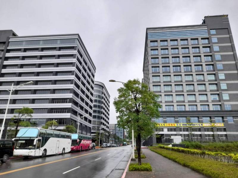 <strong><span style="color: #ff0000;">▲汐平路與新台五路旁的亞太科技園區，未來將成為汐止最重要的上市櫃公司聚集的重鎮。</span></strong><span style="font-size: 12pt;">文、照片 / 鄭維棕</span><span style="font-size: 12pt;">汐止這幾年在各個建設與開發集團掠地下，大片且完整的土地幾乎已經被搶購一空。位於新台五路與大同路、保新街與汐平路這塊完整的土地，去年被上市建商皇鼎建設（5533）開發完成的「亞太科技園區」中的「聯合科技中心A棟」以16.38億元整棟被惟義公司買下後，目前這塊大片基地還陸續有集團在施工，展望未來，亞太科技園區將成為東方科學園區後，汐止最完整的科技園區。</span><span style="font-size: 12pt;">「亞太科技園區」過去是台灣的經營之神王永慶的「新茂工廠」，以處理木材加工為主。是過去許多老汐止人養家活口的地方。其後，基地一度是台灣十大經濟要犯的東帝士集團陳由豪取得。陳由豪甚至在基地對面，於三十年前在尤清擔任台北縣長時，要將摩天鎮蓋成工商綜合區的購物中心（shoppingmall）（當時李登輝主政時，經濟部到處在推動工商綜合區，讓土地翻了好幾倍，而前桃園縣長劉邦友也因為桃園的林祥波工商綜合區殞命，至今尚未破案）。但因為政黨關係未通過，才改成現在的摩天鎮。受到汐止多年淹水影響，此區的房子也曾經掉到一坪不到6萬元。後來在Lamigo大舉搜購一樓和地下室等因素下，並蓋成婚宴廣場，讓摩天鎮的價格又翻天，近年又因為亞太科技園區的興建，價格已經翻了好幾倍。</span><span style="font-size: 12pt;">而由皇鼎建設所持有興建的這塊基地，去年六月時陸續完工的「聯合科技中心A棟」全棟成功處分，包括新北市汐止區保安段389-5地號等4筆土地，及新北市汐止區保長路427、429號1至11樓的建物全棟，土地面積約1,809坪，建物和停車位面積共約8,750坪，交易價格達16.38億元。</span><span style="font-size: 12pt;"><a href="https://iformosa.org/archives/17181/%e4%ba%9e%e5%a4%aa%e7%a7%91%e6%8a%80%e5%9c%92%e5%8d%80-2022-05-27-06" rel="attachment wp-att-17184"><img class="aligncenter size-full wp-image-17184" src="https://iformosa.org/wp-content/uploads/2022/05/亞太科技園區-2022-05-27-06.jpg" alt="亞太科技園區" width="1200" height="900" /></a></span><span style="font-size: 12pt;">而皇鼎建設這幾年積極在保長這塊基地進行廠辦造鎮，已開發完成的這塊佔地2萬坪的「亞太科技園區」百億大案，也陸續處分完成，包括2021年5月初才以5.59億元的價格成功處分「聯合科技中心B棟」廠辦大樓1～4樓給撼訊科技（6150）。另外，今年（2022年）1月17日「富鼎科技大樓」又以總價13.98億元，整棟賣給旭隼科技（6409）。目前基地內還在大興土木，展望未來，「亞太科技園區」應該成為汐止東方科學園區之外，汐止另一個上市櫃公司聚集的另一處科技重鎮。</span>