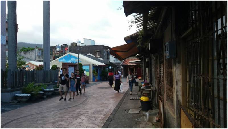 <span style="color: #000000; font-size: 12pt;"><strong>▲台灣過去長期社區發展的動能，大部分來自政府的「補助」，也就是說，許多社區看似蓬勃發展，但實際上大部分的發展動能，大多來自政府經費的挹注，社區蓬勃發展的背後，是大量的政府經費補貼，一旦經費中斷，社區便開始停頓、凋零。（宜蘭頭城老街，照片 / 鄭維棕）</strong></span><span style="font-size: 12pt; color: #000000;">文 / 鄭維棕</span><span style="font-size: 12pt; color: #000000;">台灣社區這十多年來，也跟台灣的經濟發展一樣，逐漸垂垂老矣。受到中國經濟的崛起影響，及世界貿易強烈競爭，台灣的經濟受到嚴重擠壓，因此，許多社區發展也同樣面臨經濟問題，在政府補助和國家政策不斷更迭下，幾乎老化、停頓、甚至死亡。</span><span style="font-size: 12pt; color: #000000;">台灣過去長期社區發展的動能，大部分來自政府的「補助」，也就是說，許多社區看似蓬勃發展，但實際上大部分的發展動能，大多來自政府經費的挹注，社區蓬勃發展的背後，是大量的政府經費補貼。而這個補貼的來源，不管是社區自己寫的專案計畫，或者來自社區外部團隊的協助，一旦這些補助面臨到政府政策的更迭，或者政黨的輪替，往往後續的經費挹注就面臨斷炊，導致許多原本看似蓬勃發展的社區，從內部和樣貌開始面臨對臨斷炊後的困境。社區因為經費停斷，導致原本活絡的社區活動也中斷，再加上熱心從事在地社區經營的人才也面臨生計問題，人才開始外流，原本大量投置的硬體設備也開始無力維護，社區因而開始老化、凋零，人才不斷外流。</span><span style="font-size: 12pt; color: #000000;">特別這十幾年來，文建會在多次更迭的政黨輪替中，角色定位不斷的改變，過去大量主導的社區營造計畫，漸由農委會的水保局主導。過去還算重視社區軟實力的政策主導，改成重視硬體建設為主流的政策，更可以看見原來許多生命力活絡的社區，凋零的更為明顯和快速。</span><span style="font-size: 12pt; color: #000000;">而幾十年來這種以補貼計畫為主的社區引導，大量在社區「興工推建」搞硬實力，有錢補助時，社區樣貌煥然一新，但斷炊時就凋零、死亡的社區文化生態樣貌，幾乎幾十年來沒有改變過。走訪許多台灣老社區，會看到很多這種殘存的社區文化政策果實，在台灣全地蔓延。走訪許多台灣在地老社區，許多現存的社區樣貌會讓長久推動社區文化的工作者相當心碎。</span><span style="font-size: 12pt; color: #000000;">從這些社區文化發展的樣貌，我們必須說台灣在地文化發展的真正動能，也是作為非營利單位的政府單位一直不願真正深層推展的關鍵，還是「在地產業」的生根與深根發展，才是社區發展的命脈。社區有自己的深根產業命脈，社區會走出一條自己的路，會走得很長遠，即使沒有政府的經費挹注，社區不斷滾動的深根產業錢脈，才能讓社區發展的更為久遠，社區也才能夠發展的又遠又深。沒有在地產業的滾動，社區必然面臨嚴峻的生存風險，一旦補貼計畫驟停，社區馬上陷入停擺命運。</span>&nbsp;<span style="font-size: 12pt; color: #000000;"><img class="size-full wp-image-5053 aligncenter" src="https://iformosa.org/wp-content/uploads/2020/11/金山2020-11-18.jpg" alt="" width="869" height="491" /></span><span style="font-size: 12pt; color: #ff0000;"><strong>▲談社區發展時，必須更加用心在在地產業的發展，即使在地產業發展的難度相對的比較高，但是，長久發展來看，尋找社區長期發展的在地產業命脈，是讓社區在貼補計畫外，尋找一條更為寬廣的發展康莊大道。（金山，照片 / 鄭維棕）</strong></span><span style="font-size: 12pt; color: #000000;">在地產業的生根與深根發展，對在地社區的影響相當深遠，這幾年來，在北台灣較為偏遠的金山就是一個成功的典型範例。2016 年初，曾經名噪一時的白米炸彈客楊儒門與北海岸金山多位在地農友開始了「無毒友善水稻田契作」，他們給這個團隊訂了一個名字，叫做「彩田」友善農作。在金山社區推動這個無毒產業的第一年，在地金山人只有 2位農民願意加入，開始時只有祿哥的 1 甲地加上張大哥的 1 分地開始，共 1 甲 1 分地，許多在地人一直保持觀望態度，並不願加入這個無毒友善耕作的團隊。</span><span style="font-size: 12pt; color: #000000;">但是到了第二年，就開始有15位在地社區的農友加入，整個加入的伙伴增加到 13甲的水稻田。第三年，有 38 位農友，面積 27 甲。到今年（2019年）竟然已經有超過33位農友，共30甲的土地一起加入友善耕作的行列，土地擴及了金山、萬里。四年來楊儒門在金山社區推動無毒農業契作，不屈不饒，並且深入融入在地社區，和在地人交朋友，慢慢取得在地人的認同，逐漸的，不僅讓金山成為一個更為美麗的無毒家園，更深入到北海岸的萬里、石門共超過42甲的水稻田都一起成為北海岸友善耕作的土地，讓遠觀眺望的北海岸成為更美的優美的綠色山脈和無毒社區！</span><span style="font-size: 12pt; color: #000000;">台灣水稻田有28萬公頃，每年生產近160萬噸的稻穀，產值約350百億，但是受到台灣每人每年吃白米的數量不斷的下跌，再加上2002年台灣開放稻米進口競爭影響，農民的收入受到很大的挑戰，而現有的水稻田都是實施慣行農法，不願像楊儒門這樣在地的經營。然而，為什麼那麼多的社區農民在多年後願意一起加入這個無毒行列？最主要的原因，就是因為這種結合社區經營的方式，又採取無毒友善的團隊經營，讓整個社區的產業不會受貿易自由化的衝擊，社區農民一起努力經營，互相監督，讓在地產業的產出更有價值，在地產業創造更多的在地財富，願意加入的人當然也會越來越多了。</span><span style="font-size: 12pt; color: #000000;">產業是在地的生存命脈，誰能讓在地產業生根和深根，只要埋進社區裡，終久社區居民會看見創造這個深根產業發亮的領頭羊。即使開始時篳路藍縷，但是，社區中沒有人會跟自己的口袋過不去。畢竟，處在今天高度競爭的資本主義時代，還有網路高度發達資訊快速流通的今天，經濟發展幾乎嚼住社區發展的命脈，因此，談社區發展時，還是必須更加用心在在地產業的發展，即使在地產業發展的難度相對的比較高，但是，長久發展來看，與其透過只有政府經費補貼計畫來發展社區所面對的更為高風險的停頓、凋零與死亡，從事文化工作者更必須花更多的時間、精力，來尋找社區長期發展的在地經濟命脈，讓社區在貼補計畫外，尋找一條更為寬廣的社區發展康莊大道。</span>