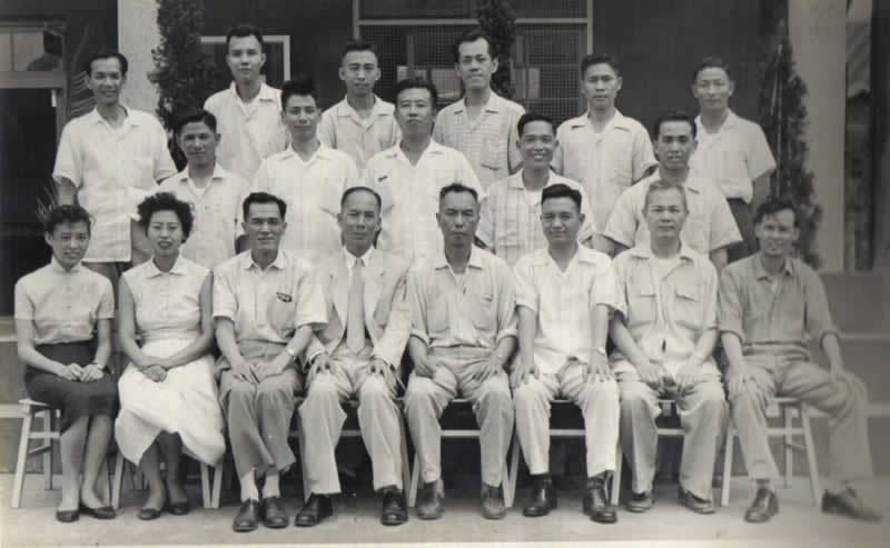 <span style="font-size: 14pt;">1948年時的汐止初中，後改制為汐止國中，是汐止最早的國中。（姚添進 / 提供）</span><hr /><span style="font-size: 14pt;">文 / 楊淑清   </span><span style="font-size: 14pt;">余達德老師在七○年代曾經擔任過第九、十屆的汐止鎮鎮長。</span><span style="font-size: 14pt;"> 擔任鎮長之前，他是汐止國中的老師，作為訓育組長的他，以「很兇」聞名。</span><span style="font-size: 14pt;">1976年之前，汐止有兩所國民中學，新設立的秀峰國中專收女生，而日據時期即設立的汐止國中則專收男生。</span><span style="font-size: 14pt;">青春期的學生極為難管，男生尤其皮得要命，余達德老師對付男生自有一套，那時代講究「棒下出孝子」、「不打不成器」。他高高拿起鞭子，狠狠的給打下去，等一陣子讓疼痛的感覺全然湧出之後，估量著差不多消失了，再打……被打過的男生，通常會乖上好一陣子。</span><img class="aligncenter size-full wp-image-1566" src="http://www.iformosa.org/wp-content/uploads/2016/11/余達德.jpg" alt="余達德" width="597" height="687" />余達德曾擔任過汐止國中訓育組長組長，在汐止國中非常有名，後來從政，擔任第九、十屆的汐止鎮長。 （照片 / 汐止鎮志）<hr /><span style="font-size: 14pt;">那時候制服要求整齊、一致，有些男生會「作怪」，把褲管修得窄窄的，余達德老師會叫男生排成一列，他蹲在地上，用手指一個個去比量男生褲管的寬度――要求褲管一定要容得進他一根食指。</span><span style="font-size: 14pt;"> 如此嚴格，馴服得了青春期的男生，家長放心，也讓他獲得學生的愛載，這點與他日後競選能高票順利當選鎮長，應有絕對的關係。</span>