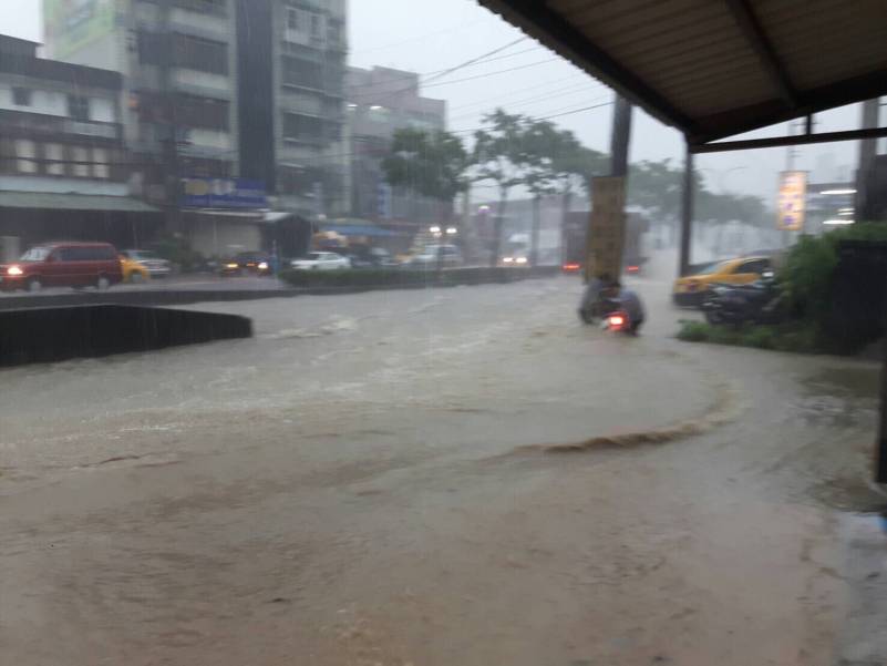 <span style="font-size: 14pt;">文 / 鄭維棕</span><span style="font-size: 14pt;">強盛的西南氣流下午來襲，瞬間降雨量竟然也讓汐止多處路段淹水相當嚴重，包括樟樹一路與大同路交接口，忠孝東路與大同路三段崇義高中附近的貨櫃專用道附近。大水沖進大樓地下室，甚至讓路旁的TOYOTA汽車服務處全部成為泡水車，水深及腰，讓大同路交通一度中斷。</span><span style="font-size: 14pt;"><img class="aligncenter size-full wp-image-1026" src="http://www.tw-com.net/sinew/wp-content/uploads/2016/06/2016-03-17.jpg" alt="2016-03-17" width="960" height="720" /></span><span style="font-size: 14pt;"><img class="aligncenter size-full wp-image-1028" src="http://www.tw-com.net/sinew/wp-content/uploads/2016/06/2016-03-17-1.jpg" alt="2016-03-17-1" width="960" height="720" /></span><span style="font-size: 14pt;"><img class="aligncenter size-full wp-image-1029" src="http://www.tw-com.net/sinew/wp-content/uploads/2016/06/2016-03-17-4.jpg" alt="2016-03-17-4" width="720" height="960" /></span><span style="font-size: 14pt;"><img class="aligncenter size-large wp-image-1031" src="http://www.tw-com.net/sinew/wp-content/uploads/2016/06/4476592011767-576x1024.jpg" alt="4476592011767" width="576" height="1024" /></span><span style="font-size: 10pt;">（圖片為大同路三段淹水情形，照片來源 / 網友提供）</span>