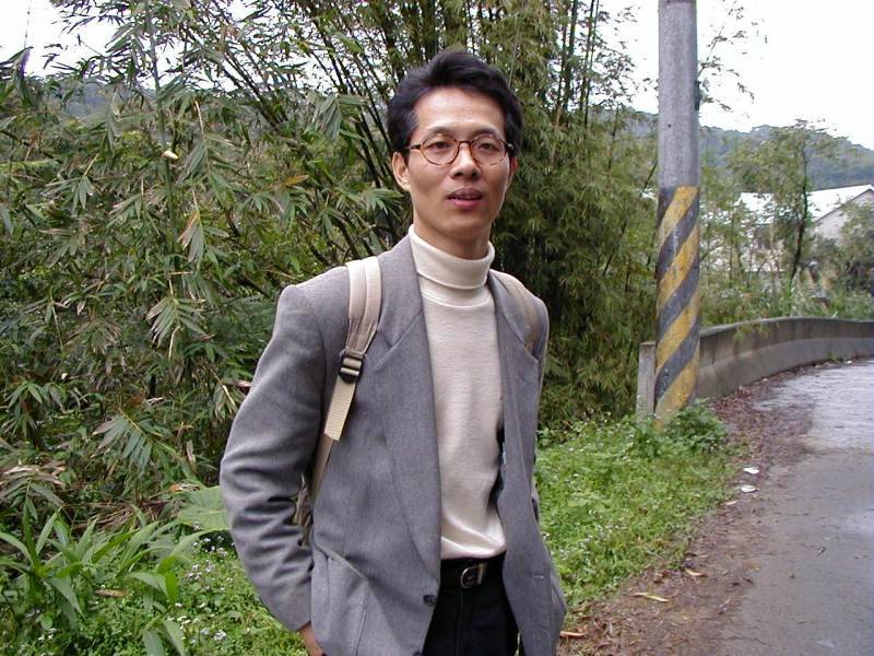 <h4><strong><span style="color: #ff0000;">▲汐止文化網鄭維棕（上），長期致力於汐止在地文化的保存與推廣，並極力推展「地方虛擬圖書館」，讓在地學子與一般人可以透過數位搜尋找到台灣在地的故事與文化。</span></strong></h4><strong>►文  /  楊迺仁</strong><span style="font-size: 14pt;">為了讓各界了解地方文史，除了官方機構，例如公共圖書館會蒐集、整理、保存地方文獻外，地方文史工作者的努力，也同樣扮演著相當重要的角色，如丁正璽導演，留下了「汐說從頭－水返腳」紀錄片；汐止區調解委員會主席王安成，則保存許多汐止當年煤礦的照片、工具及各類紀錄；而調解委員胡朝進、創辦「水返腳藝文中心」的高燈立、樟樹國小校長黃鈺樺等人，也都為汐止文史留下了許多珍貴的影像及文字記錄。</span><span style="font-size: 14pt;"><img class="alignnone size-full wp-image-1881" src="http://iformosa.org/wp-content/uploads/2016/04/古意灘音-2.jpg" alt="古意灘音-2" width="600" height="450" /></span><span style="font-size: 14pt;">王安成的礦物博物館（五堵），高燈立 / 攝影</span><hr /><span style="font-size: 14pt;">更重要的是，這些地方文史工作者，其實彼此都有密切聯繫，相互協調及分工合作，共享許多得來不易的資源，進而保存不少汐止文獻、文物及檔案。但另一方面，如何去蒐集、保存、整理及運用這些文史資訊，讓更多關心汐止文史的民眾，能夠更進一步地接棒努力，也成為文史工作者關切的話題。</span><span style="font-size: 14pt;">而一樣是對汐止文史無比關心，曾經在自由時報、商業週刊擔任記者的鄭維棕，卻選擇了一條與其他人不同的道路。他決定成立「汐止文化網（<a href="https://iformosa.org" target="_blank" rel="noopener">https://iformosa.org</a>）」，透過虛擬網路保存汐止人文史料，替地方建立文史資料庫，但對鄭維棕而言，他大的期待，是希望能建立一座有關汐止文史的「虛擬圖書館」，讓汐止文史能夠流傳的更長、更遠。</span><h5><span style="font-size: 14pt; color: #ff0000;"><strong>我在水溝裡漂浮著我的紙船</strong></span></h5><span style="font-size: 14pt; color: #ff0000;">被問到自己為什麼會對汐止文史，有這麼大的使命感，鄭維棕先是引述了印度詩人泰戈爾在《飄鳥集》裡的一段詩句：</span><span style="font-size: 14pt; color: #ff0000;"><strong>記得在我童年的一天，我曾在一條水溝裡漂浮著一隻紙船。</strong></span><span style="font-size: 14pt; color: #ff0000;"><strong>那是七月裡一個潮濕天氣，我獨自一人，玩得很是開心。</strong></span><span style="font-size: 14pt; color: #ff0000;"><strong>我在水溝裡漂浮著我的紙船。（糜文開翻譯）</strong></span><span style="font-size: 14pt;">鄭維棕回憶自己就是一個在汐止山水之間長大的小孩，不僅享受過泰戈爾所說的「我在水溝裡漂浮著我的紙船」，更深深的感受到「每個人其實都是立足於土地之上」的重要性，不僅讓他一生對自然與土地始終懷著一種敬意，對於他自小生長的地方－汐止，更有著深深的使命感，立志要將汐止的故事寫出來。</span><span style="font-size: 14pt;"><img class="alignnone wp-image-1882" src="http://iformosa.org/wp-content/uploads/2016/04/古意灘音-2014-10-1.jpg" alt="古意灘音-鄭維棕" width="525" height="825" /></span><span style="font-size: 14pt;">照片翻拍《古意灘音》</span><hr /><span style="font-size: 14pt;">即使汐止從質樸走向華麗，土地不斷地被撕裂，河川在變形的公共政策下，也不斷地被隔離，變得越來越不可愛，越來越無法親近，甚至有人直到象神及納莉颱風為汐止帶來嚴重水患之際，很多人才知道近在咫尺的基隆河，對汐止有多麼重要，但鄭維棕仍然不改其志，始終對汐止文史，抱持著關注的態度。</span><span style="font-size: 14pt;">鄭維棕更因為自己從事新聞工作，有隨身攜帶相機的習慣，當時正好也是汐止發展最快，從傳統鄉鎮向都市化轉型的階段，但也因此擠壓到地方傳統文物存在的空間，許多百年古厝因為改建為住宅商辦而被拆除，傳統老店因為道路拓寬或土地徵收而被迫搬遷，目睹這些汐止文化資產一個接一個的消失，讓鄭維棕產生一種使命感，約在1991年開始，鄭維棕開始將他個人的時間，投入在地方文史的攝影上，希望至少能為汐止留下一些珍貴的影像紀錄。</span><span style="font-size: 14pt;">「做這件事，從一開始，我就從來沒有想過要在這裡發財。更沒有想過我要用什麼商品去感動人，讓更多的人來買我的商品。」鄭維棕說：「我只是想把對土地的感動書寫下來，回歸土地過去面目，如此而已。」</span><span style="font-size: 14pt;">為了記錄汐止發生的點點滴滴，鄭維棕不但沒有因此賺到什麼錢，甚至還差一點賠上性命。1998年，瑞伯及芭比絲颱風接連來襲，重創汐止市區，鄭維棕沒有等大水退去，就去拍攝汐止災民如何抵抗水患的畫面，卻在返家路上，車子因為路面嚴重積水而失控撞向電線桿，相機也因此被泥水吞噬，好不容易死裡逃生的鄭維棕，第一時間不是逃命或搶救愛車，而是拿起備用的傻瓜相機，繼續他的紀錄工作。</span><span style="font-size: 14pt;">「我常一個人騎著車到處逛，經常走著走著，就發現最漂亮的水源地，竟然已經被倒滿了癈土或垃圾；颱風一來，廢土崩塌，整個往下流沖，市區當然大淹水……」那些觸目驚心的震撼，更加深他投入地方文史紀錄工作的意願。</span><span style="font-size: 14pt;"><img class="alignnone size-full wp-image-1883" src="http://iformosa.org/wp-content/uploads/2016/04/古意灘音-3北二高2-930621.jpg" alt="古意灘音-3北二高2-930621" width="640" height="433" /></span><span style="font-size: 14pt;">拍北二高時陷入泥沼的鞋子</span><hr /><span style="font-size: 14pt;">鄭維棕認為，做文史工作，最需要關心的領域，其實公共建設與環境，而這也是最困難的部分，因為多數人其實沒辦法處理，主要是靠政府治理，但民眾雖然可以提供意見，卻不見得能阻擋可能會造成文史傷害的政策。</span><span style="font-size: 14pt;">例如，野溪整治應算公共建設，但它也是整個城市景觀的一部份；政府在打造山區的道路景觀時，山路要怎樣開？是否要建山林步道？這些都是公共建設，但也都會直接影響人文景觀和發展。</span><span style="font-size: 14pt;">事實上，很多文化議題都和公共面有關聯。如古厝保存或河川整治，會涉及到許多相關法規。「人民為什麼要去保護古蹟？如果背後沒有一個政策做支撐，誰不想把古厝拆掉，換成比較有經濟利益的大樓？」鄭維棕說：「公共建設也包括河川整治，基隆河可以用一道水泥做堤防蓋起來就好了呀，為什麼要用『生態工法』整治？所以做人文的，對公共領域的事情，一定要有一些想法。</span><span style="font-size: 14pt;">其實一般民眾，對於很多文史領域珍惜的事物，未必會支持。「以古厝為例，只要被列為古蹟，你就不能動。原來一棟十億的房子，現在一千萬都賣不出去，政府如果不提供政策優惠，我私領域的東西，為什麼要被你劃為古蹟，然後一文不值？」鄭維棕說：「我住的不舒服，還要花很多成本去管理，想動一下都還要跟政府先報備，誰受得了？」</span><span style="font-size: 14pt;">因此，鄭維棕認為，在關心地方文史發展的同時，有時候是個「記錄人」，好比報導文學一樣；有時候你也是「催生者」，因為接觸公共面，勢必得跟政治人物打交道，提出一些重要的概念，希望能促成重要的政策誕生，但要如何產生影響力，也是文史工作面臨的一大難題。</span><h5><span style="font-size: 14pt; color: #ff0000;"><strong>從實體世界到虛擬世界</strong></span></h5><span style="font-size: 14pt;"><img class="alignnone size-full wp-image-1867" src="http://iformosa.org/wp-content/uploads/2016/04/水返腳人文橋196002.jpg" alt="水返腳人文橋196002" width="640" height="430" /></span><span style="font-size: 14pt;">汐止國小旁的人文橋</span><hr /><span style="font-size: 14pt;">鄭維棕總結從事文化推廣工作二十多年來的經驗，做地方文史工作，他深深相信，關心地方，自然就會有些人脈，但想要把「人脈」轉成「錢脈」卻很困難，所以一定要做好長期抗戰，不能只是想到短時間的衝刺，否則很快就會沒力。</span><span style="font-size: 14pt;">因此，鄭維棕真正想做的，其實是一種教育、是一種影響力，形成一種論述力量。於是他開始思考，如何讓更多人看到汐止文史的重要性。</span><span style="font-size: 14pt;">鄭維棕想到，他必須建構一個平臺，將各種觀念、論述、紀錄轉化成文字、影像、影片，在這個平臺上現身，讓人有機會看到及深思。他也曾經推過地方刊物，但自從網際網路興起後，鄭維棕就像發現新大陸一樣，深深的相信，網路會是汐止地方文史紀錄最佳的紀錄平臺，「汐止文化網」也就因此誕生。</span><span style="font-size: 14pt;">現在看汐止文化網，或許不像現在網站，有讓人驚豔的網路技術或特效，但其實網站成立的1990年代中期，臺灣的網路世界根本就是一片沙漠，Windows XP甚至都還沒有問世，也沒有所謂的「智慧型手機」，但鄭維棕當時就相信，網路時代的來臨，可以打破傳統「媒體」與「通路」的桎梏。一個完成的網路，本身就身兼「媒體」與「通路」的角色，而且因為它的花費比起傳統媒體還是比較低廉，對財力有限的文史工作者而言，網路才是紀錄及推廣地方文史的最佳平臺。</span><span style="font-size: 14pt;">此外，網路比一般傳統媒體還具吸引力的特色，就是家族或社群的營造，透過家族的串連，每個網站可以「站在別人的肩膀上彼此行銷」，客群相互交流，為彼此提高曝光度，同時創造更多的商機。</span><h5><span style="font-size: 14pt; color: #ff0000;"><strong>線上遨遊</strong><strong>  </strong><strong>彈指之間了解汐止文史</strong></span></h5><span style="font-size: 14pt;"><img class="alignnone size-full wp-image-1884" src="http://iformosa.org/wp-content/uploads/2016/04/古意灘音-5.jpg" alt="古意灘音-5林恩颱風" width="600" height="400" /></span><span style="font-size: 14pt;">1987年琳恩颱風汐止忠孝東路淹水情況（黃明威 / 提供）</span><hr /><span style="font-size: 14pt;">進入汐止文化網，只要點選左方的「汐止五寶遊」，您就可看到鄭維棕整理有關柞埤古道、磐石古道、姜子寮古道、茄苳古道及白雲古道等「汐止古道五寶」的圖文說明，而且還附上動態地圖，讓想要親臨汐止古道的民眾，可以迅速掌握相關資訊。</span><span style="font-size: 14pt;">在網頁上也列出汐止的諸多重要景點，如茄苳瀑布、新山夢湖、鹿窟等資訊；許多重要史蹟，如杜月笙墳墓、中正老街、站前蘇厝等，也都有列出基本的參觀資訊。</span><span style="font-size: 14pt;">最值得一提的，就是由經營煤礦及金礦而致富的周在思，建於1899年的「周家花園」，這座花園當年與板橋的林家花園、霧峰林家，並稱為「臺灣三大花園」，古厝本身佔地四百坪，花園佔地一千二百坪，後因家道中落，所有權最後轉移到陽明海運，卻在2009年1月7日遭到拆除，令不少汐止人與珍惜臺灣文化古蹟資產的人都感到相當痛心。</span><span style="font-size: 14pt;">所幸在鄭維棕的努力下，許多珍貴的照片都保存在汐止文化網上，而且鄭維棕還透過專訪周家後人，還原周在思當年的意氣風發，也讓人們看到汐止當時的風華年代。雖然當年也有不少文史工作者撰寫相關內容，但多半都是以出版平面刊物為主，像鄭維棕一樣自建網站平臺，可說是絕無僅有。</span><span style="font-size: 14pt;">更難得的是，許多汐止的特色店家，也都可在汐止文化網上找到相關資訊。如建順茶行、百年紅龜店、福樂唱片行、如意茶房等，已經有官方網站的店家，汐止文化網僅做了超連結，但也有些店家，例如百年歷史的建順茶行，網站上就保存了鄭維棕當年專訪的文章，也保存許多老照片，忠實紀錄了汐止茶業的興衰過程，讓古老的茶行，也能跟得上網路時代。</span><span style="font-size: 14pt;">這些正是鄭維棕建立汐止文化網的原因之一，同時他更進一步希望，協助北臺灣一些「老店」e化。鄭維棕認為，傳統產業雖具有深厚文化內涵，但是在競逐激烈的市場中，這些深具內涵的老店，往往不敵商業競逐的殘酷，面臨凋零與倒閉的命運。就像現在臺灣各地的雜貨店一樣，在現代便利商店的競爭下，一間一間的不見，最後只能在「回憶」中回味同樣的窘境。</span><span style="font-size: 14pt;">「古蹟與老店，都要面臨殘酷的競爭，透過e化的過程，老店也能達到永續經營的目的。」鄭維棕說道。因此，不僅利用汐止文化網紀錄古蹟建築，也希望能讓百年老店，一樣跟上網路時代的腳步。</span><span style="font-size: 14pt;">透過網路，文史資料的保存、查詢及流傳，也變得更加容易。鄭維棕表示，以前很多史蹟巡禮活動，都會找他去解說，但活動一結束，其實什麼都沒有留下。如果將文化放到網路平臺上，這個平臺可以作為教育資源，作為資料搜索資料庫，甚至比報紙還有價值和影響力。</span><span style="font-size: 14pt;">二十多年來，鄭維棕一直秉持這樣的信念，一步一腳印，建構了汐止文化網，也留下了許多汐止文史的紀錄，汐止文化網目前累積點閱人次已突破200萬人次，但由於汐止文化網無法帶來直接收入，加上維護網站，不僅需要技術能力，更需要人力及時間，加上技術發展日新月異，網站內容其實已有點老舊，許多連結也已經失效，亟待尋找解決之道。</span><span style="font-size: 14pt;">鄭維棕表示，因為資料轉檔等技術問題，其實還有許多資訊沒有放到網站上，未來有機會解決技術問題，汐止文化網未來會持續為汐止文史紀錄盡更多的心力。</span><h5><span style="font-size: 14pt; color: #ff0000;"><strong> 從虛擬圖書館到文化知識庫</strong></span></h5><span style="font-size: 14pt;"><img class="alignnone size-full wp-image-1885" src="http://iformosa.org/wp-content/uploads/2016/04/古意灘音-6白雲t出張所-2.jpg" alt="古意灘音-6白雲t出張所-2" width="600" height="390" /></span><span style="font-size: 14pt;">▲白雲分駐所，最早稱為十三出張所</span><hr /><span style="font-size: 14pt;">其實近年來，地方文史已經受到愈來愈多的重視，各地文化局無不卯足全力，針對地方的文物、文學、藝術家以蒐集、整理、出版，不但出版為數眾多的書籍刊物，也辦理許多展覽活動。</span><span style="font-size: 14pt;">其實任何地方的歷史資料、地理資料、藝文活動、出版品，應該是由地方的公共圖書館配合地方特性與需要，蒐集、整理、保存並謀求普遍利用。陳其南教授曾指出，地方文史不僅記錄了地方發展的歷史，也呈現了地方發展的現況，居民藉著這些紀錄與成就，才能走出一條屬於自己的道路，公共圖書館應發揮它在文化上的任務，扮演著滿足文化需求的角色。</span><span style="font-size: 14pt;">但目前的公共圖書館，普遍沒有充足的人力資源和固定的經費，去執行地方文史相關作業，地方文史工作者因為熟悉當地資料、資訊來源，往往比公共圖書館更了解當地地方文史，也彌補了公共圖書館的不足之處。</span><span style="font-size: 14pt;">雖然國家圖書館，已開始將地方文史資料數位化，如「臺灣地區地方文獻典藏數位化計畫」，也建置「臺灣記憶Taiwan Memory」資料庫，但僅以汐止文化網上的資訊為例，就比「臺灣記憶Taiwan Memory」資料庫裡面的汐止資料，多出許多，可見汐止文化網難能可貴之處。</span><span style="font-size: 14pt;"><iframe src="https://www.youtube.com/embed/-0h-gLs9yqU" width="640" height="360" frameborder="0"></iframe></span><span style="font-size: 14pt;">被陽明海運偷拆除的國寶級古蹟的周家花園</span><hr /><span style="font-size: 14pt;">事實上，鄭維棕也期待汐止文化網，能夠朝向「虛擬圖書館」的方向發展，最後更能夠成為一個地方文化知識庫。知識庫的存在價值，在於可以讓每個人想要找相關資訊時，可以很容易執行，但知識庫不能只有建立，還應該要認真維護及推廣，持續進行重要人物訪談、重要建築物拆遷過程的紀錄等工作。</span><span style="font-size: 14pt;">「網路的親近性及便利性，讓地方文史更有發展空間。」鄭維棕說：「現在就有很多學校的鄉土課程，都是透過網路尋找資訊，地方文史就會有很大的機會深入教育。」</span><span style="font-size: 14pt;">此外，許多文史資訊其實不見得容易親近，很多人看到古厝，只會覺得斑駁雜亂，不懂值得重視之處。「但在網路上，配合照片撰寫故事，可以建立讀者與這些古蹟的情感。」鄭維棕說：「只是看到硬體無法產生感情，如果能先看過知識庫上的故事，看到古厝時才會想接近，才會有想像，也才會愛護。」</span><span style="font-size: 14pt;">「文化、史蹟、歷史，要源遠流長，必須要讓多數的人很容易取得資訊，只有透過私財公共化的概念推展，才可能達到。」鄭維棕說：「私財公共化，最好的平臺就是網站，讓多數民眾在家裡，很輕易看到家鄉的故事，這樣文化不僅有趣，而且很簡單、很方便就能取得，自然關心的人就多了！」</span><span style="font-size: 14pt;">回顧過去二十多年來，對汐止文史努力奉獻的過程，鄭維棕指出，整個臺灣不斷地轉變，價值在轉變、核心觀念在轉變、親情友情在轉變，幾乎所有看到聽到的東西都在轉變。許多暢銷的商業雜誌不斷的催化我們「成功的典範」是什麼，告訴我們「什麼才是致勝的關鍵！」然而，吸收這樣多的資訊，我們到底成功了？這些資訊到底是「知識」？還是「垃圾」？這些都值得我們深思。</span><span style="font-size: 14pt;">汐止文化網就是用這樣簡單的觀念，鄭維棕不僅希望能紮實的記錄臺灣地方文史知識庫，同時結合網路科技技術，建構「地方虛擬圖書館」，更重要的是，他希望能讓更多的老人、中壯年記起「記得我在童年的一天」那種愉悅，為我們的下一代營造土地的親情，給孩子一個土地的夢想。當我們這一代不斷的耗掉豐沃的土地資源時，是否也該回頭為孩子保留一點土地的身世記錄與圖譜？</span><h4><img class="alignnone size-full wp-image-1880" src="http://iformosa.org/wp-content/uploads/2016/04/古意灘音-1.jpg" alt="古意灘音-1" width="421" height="600" /></h4>本文出自新北市政府出版的《古意灘音》（2014-10），作者 / 楊迺仁（世新大學講師）