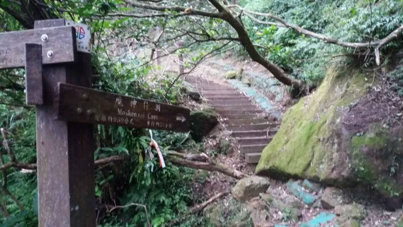 <strong><span style="color: #ff0000;">▲汐止是石碇堡最早開發的地方，又是通宜蘭、平溪捷徑，淡蘭古道中路，汐止應該居於核心的位置，由此輻射，擴及平溪、坪林，特別是從汐止經殺人嶺，順姜子寮溪越區界，過平溪循竿蓁林溪翻山入坪林境，再沿北勢溪俗稱國家級步道上溯，至縣界出宜境外澳。（菁桐古道，照片 / 鄭維棕）</span></strong><span style="color: #003300;"> </span><span style="color: #333333;">文 / 鄭維棕</span><span style="color: #333333;">「淡蘭古道」是清代時期從淡水廳到噶瑪蘭廳的主要交通道路，淡蘭古道主要經過的區域包括現今北台灣的新北市、基隆市、台北市、宜蘭縣四個縣市，也可以說，這條古道部分古徑依舊是目前許多登山健行者的愛好的登山秘徑。</span><span style="color: #333333;">新北市政府將淡蘭古道劃定為<strong><span style="color: #ff0000;">淡蘭北路（官道）、淡蘭中路（民道）及淡蘭南路（茶道）三大系統</span></strong>。官道部分主要指以瑞芳為起點，經瑞芳、猴硐、雙溪、貢寮—到宜蘭大里、石城；從軍事防守、傳遞公文到成為交通要道，為發展最早的歷史古道，<strong>而淡蘭官道的「馬偕之路」更具代表性，馬偕來台傳教在2020年將屆滿150年，讓這條官道具有重大的國際性價值。</strong></span><span style="color: #333333;">中路民道部分則指初期從港口或<span style="color: #ff0000;"><strong>基隆河水岸汐止、暖暖地區，沿著水路、山路，慢慢的往深山地區尋找溪流及山中較平坦的地方發展</strong></span>。同時來自不同地方的族群慢慢遷入，安溪人從南港或汐止移墾平溪（乾隆年間），泉州人移墾坪林尾（1796年），漳州人順平林溪往上游進行移墾（1812-1820年），在這股移墾流中的山地（內山地區），成為中路的精華。</span><span style="color: #333333;">南路茶道指先民尋徑入山種植茶樹，利用水路或陸路載貨，水路以石碇楓仔林及深坑為主要渡口，循景美溪、新店溪、淡水河載至大稻埕，山路循便道，翻越山嶺，經坪林尾、石碇、深坑、六張犁等節點抵達大稻埕，形成茶路。而茶產業逐漸盛行，促成臺灣巡撫劉銘傳於1885年循此山徑闢巨道通宜蘭，歷經約100年闢建另一條通往宜蘭的大道，即為今日北宜公路之雛形，亦是淡蘭古道的南路古徑。（以上資料見新北市政府觀光旅遊局網站）</span><span style="color: #333333;">然對於<span style="color: #0000ff; font-family: 'arial black', sans-serif;"><strong>中路由暖暖起點劃分是否得當，汐止與平溪文史工作者皆有異議</strong></span>。以汐止來說，汐止舊名水返腳，在乾隆時代，汐止即有街肆，是淡水廳中開發甚早的城市。尤其台灣得以發展，首任台灣巡撫劉銘傳所開發的縱貫鐵路，一路從基隆開始，向南延伸，讓進入基隆港的貨物可以貨暢其流，是非常關鍵的因素。再加上縱貫路的開展，可說整個奠定台灣發展重要的基石。因此，位處交通要津的汐止在當時可說是一個相當繁華的城市，工商也非常發達。也因為如此，日據時代的汐止，日本人甚至在汐止設置最重要的重工業，即後來的台灣煉鐵，這些重要的工業遺址，目前在汐止還是清晰可見。而離汐止車站不到三分鐘的五堵火車站，有專屬的運煤鐵道，短短的路程設了兩個車站，在全台灣絕無僅有，也印證汐止過往的繁華與發達。</span><span style="color: #333333;">根據平溪文史工作者郭聰能的研究，淡蘭古道中路進入平溪境內主要有三條道路，一為柴橋坑古道沿柴橋坑溪而下，因政府設置平溪廢土場而遭毀壞。二是順著三坑溪而下的石底古道，但沿途已被汐平公路切割復原難度較高。第三條即為嶺腳尪仔上天古道；順著尪仔上天溪下嶺腳寮進入平溪石底後，沿東勢格方向進入坪林濶瀨；再往宜蘭頭城方向前行；返回亦是。而中路乃平溪與坪林內山的先民，為了生存；耕山開闢以及聚落往來的生活便道，承載著從福民拓墾通婚、族群因利益械鬥到和解，以及抗日游擊戰等庶民的歷史記憶。因此，至今沿途手作石階、傾廢石頭厝、梯田駁坎等，還有福民心靈寄託的百年石砌土地公廟，留下古道上彌足珍貴的歷史刻痕。而根據文獻記載（《1904年台灣堡圖》）以及地方耆老的口述歷史，目前官版的淡蘭中路卻定調由暖暖越過五分山鞍部再進入十分後，爬越崎嶇難行的千階嶺稜線到雙溪是極不合理的路線。因此，賴聰能認為官版中路應從基福公路轉平湖森林遊樂區穿越至雙溪，並在古道進入十分後，越過基隆河順著番子坑溪，上溯越嶺往雙溪柑腳及內平林方向至雙溪，才匯合淡蘭北路才是正確的路線。</span><a href="https://iformosa.org/archives/17219/%e9%83%ad%e8%81%b0%e8%83%bd%e6%b7%a1%e8%98%ad%e5%8f%a4%e9%81%93" rel="attachment wp-att-17221"><img class="aligncenter size-full wp-image-17221" src="https://iformosa.org/wp-content/uploads/2022/05/郭聰能淡蘭古道.jpg" alt="郭聰能淡蘭古道" width="994" height="645" /></a><strong><span style="color: #ff0000;">▲淡蘭古道踏查。郭聰能 / 提供</span></strong><span style="color: #333333;">事實上，<strong><span style="color: #ff0000;">從汐止過往的發展來看基隆河，也可看出一些端倪。汐止可說石碇堡最早開發的地方，又是通宜蘭、平溪捷徑</span></strong>，過去平溪、石碇很多人需要買生活用品，會翻山越嶺到汐止街上購買，因此，汐止通平溪至今有肉崩嶺的古稱。因為從平溪來的人在汐止買了肉品，翻山越嶺走古道回去時，在半路上肉因為天氣炎熱就崩壞了。而從平溪、石碇翻個山就到宜蘭，處在交通要津的汐止，工商發達，是汐止後山（平溪、石碇、坪林等）重要的生活用品與農產品銷售的重要基地。國民黨政府來以後，發生重大的鹿窟事件，汐止原本是重要的產茶要地，因著十三分居民被圍捕、被撲殺而斷送了茶葉產業，茶葉開始往後山石碇、坪林發展也是重要的證據。由此看，汐止通往平溪、石碇、坪林、宜蘭這一重要路線，自古已有之，且非常重要。史學家唐羽先生曾研究雙溪長源、泰平村境與北勢溪一帶，農產輸出路徑，是以過柑腳城、經盤山坑，入平溪火燒寮往水返腳之茶販古道為主，日據且列為保甲路，也與觀光局所定之中路，大相逕庭（雙溪鄉志）。另外，來台首任湘軍總兵劉明燈曾派四弟劉明煌，將帶來落籍的部眾，投入由汐止為起點的南路修建工作，經跑馬古道入蘭陽平原，後因加入抗日義軍行列，在乙未割台護土戰成仁者眾，其骨骸分裝99個金斗甕，原置於大崎腳坪水源路邊，汐止李石城、廖田耆老感念義舉，2000年自費另建塔安置，並立「抗日忠烈紀念碑」，讓後人悼念（《汐止文化網》），亦可見汐止在淡蘭古道發展中重要的歷史地位！</span><span style="color: #333333;">因此，從歷史資料與許多現存的遺址研究，可以看出汐止無論如何在整個台灣發展的過程中，都居於重要地位，從縱貫鐵路與公路開發，汐止就注定成為重要的工商發展城市，而工商發達的汐止，也成為後山平溪、石碇和坪林生活買賣的重要貿易所在，再過去就是宜蘭，<strong><span style="color: #ff0000;">淡蘭古道中路，汐止應該居於核心的位置，由此輻射，擴及平溪、坪林，特別是從汐止經殺人嶺，順姜子寮溪越區界，過平溪循竿蓁林溪翻山入坪林境，再沿北勢溪俗稱國家級步道上溯，至縣界出宜境外澳</span></strong>，平溪文史工作者甚至稱此路線是「最短、最順之路」！因此，淡蘭古道中路捨此「最短、最順之路」路線，實在可惜，在研究如此重大古道路線定調前，實有必要多多聽基層文史工作者之研究，讓路線更逼近於事實。</span>