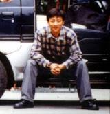 文 / 柯乃文<span style="font-size: 14pt;">走上攝影這條路並非興趣「自發」出來的，大部分是因為父親的鼓勵，而父親單純的建議只是希望柯乃文在閒暇時可以有一個興趣，因此父親和他沒想到會走上攝影這條不歸路！ 攝影工作耗材費龐大，而且很多工作時間是在假日。</span><span style="font-size: 14pt;">　長達五年顛沛流離的攝影創作生活，雖然辛苦但是過的不寂寞，柯乃文總覺得光是拍照好像缺少什麼，在創作上無法做更大的延伸。因此，選擇了雜誌社作為另一個學習的環境，在雜誌社接觸到寫稿、編輯以及版面的構成。也由於雜誌社的東奔西跑，讓他認識更多的人，走過更多地方，八年多來覺得攝影讓他生活變得更豐富，視野更寬廣。</span><span style="font-size: 14pt;">　柯乃文曾經展出汐止水災系列，作品共計３２幅，展出內容是以2000年象神颱風重創汐止後的景象，圖片呈現出水災後，民眾重建家園的點點滴滴。</span><span style="font-size: 14pt;">　展覽對他自己而言，比較大的突破是在於影像呈現的方式，跳脫攝影者傳統影像呈現方式，採用多項媒材進行組合拼貼，其中包括相片、木板、繩子等素材的組合，因此作品的尺寸與大小都不一樣。因為不是傳統裱框的呈現方式，所以作品的呈現有了更多的想像空間與震撼力；其最終目的就是希望強調，這場水災浩劫對眾多百姓在生活上所造成的不便與影響。</span><span style="font-size: 14pt;">　從事攝影工作或者是對攝影喜愛的人士，都會將影像的留存當作自己的責任與義務，為這個時代留下最真實的見證。</span><span style="font-size: 14pt;">　走上這條路，柯乃文表示，要感謝已經過世的父親攝影家柯俊光，要不是他的鼓勵，他也不會成為攝影人，雖然攝影沒有讓他擁有優 渥的生活環境，但是卻豐富了他的人生，這一切是用金錢所無法獲得的奇妙經驗。</span><hr />&nbsp;<strong>柯乃文</strong><strong>　 1969年11月23日生於台北縣汐止。</strong><strong>　1992年自軍中退伍，從未接觸過攝影的他，在父親柯俊光的鼓勵下，前往視丘學習攝影技巧。並開啟他的攝影之路。</strong><strong>　1997～1999年任職於摩托車雜誌社編輯部。</strong><strong>　2000年任職於GT汽車改裝雜誌社編輯部。</strong><strong>　2000年於恆昶藝廊舉辦首次個展。</strong><strong>　現為汐止地方攝影工作者並經營餐廳。</strong>