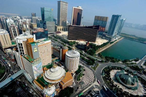 <span style="font-size: 14pt;">由汐止著名攝影家鐘永和策劃的「印象濠江── 台灣攝影家眼中的澳門 攝影展」，將於2017年1月7日〈星期六〉上午10.30，在 宜蘭縣政府文化局演講廳舉行，歡迎各界人士前往參觀。</span><span style="font-size: 14pt;">澳門素有小歐洲之稱，歷史之緣有葡萄牙熱情風雅文化，其歐式建築、市容景觀美靜，那優雅街景、悠閒生活步調，吸引著無數旅人興遊，可以讓旅人自由自在地漫步。長久以來，宜蘭藏在重重山嶺之後，被稱為「別有天」，保存著豐富而獨特的自然美景、田園風光和常民生活，當台灣各地在現代進步，正急遽變貌，今天宜蘭更顯其珍貴。印象濠江宜蘭展出，彼此特殊風情碰撞，一項別具攝影情境文化交流。</span>