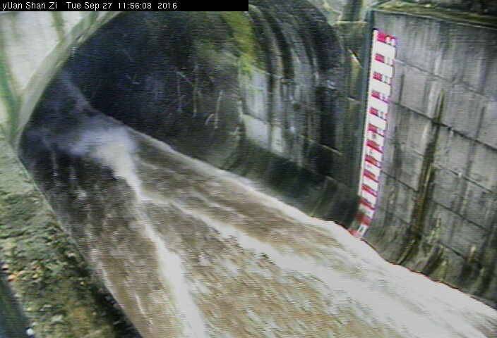 <strong><span style="font-size: 14pt;">員山子分洪完成後，進水口分洪開鑿內徑12公尺、長度2,483.5公尺引水隧道，可導引1,310秒立方公尺水量引入東海，使基隆河自侯硐介壽橋以下河段可達200年重現期距之防洪保護標準。（圖為水利署2016年9月27日梅姬颱風11點時，流入分洪道的直播畫面）</span></strong><hr /><span style="font-size: 14pt;">文 / 鄭維棕</span><span style="font-size: 14pt;">1987年（民國76年）10月琳恩颱風帶來豪雨，造成大台北遭受嚴重的水患侵襲。因此，政府開始規劃在瑞芳的明燈路附近的員山子，計畫築一條超過二公里的分洪。經濟部在2000年（民國89年）4月完成了「基隆河整體治理計畫規劃總報告(草案)」及「基隆河整體治理方案」，行政院並於2000年11月舉辦「基隆河整體治理計畫」簡報會議後裁示推動員山子分洪計畫工作，並從2001年核定員山子分洪工程計畫，從2002年編列特別預算新台幣316億餘元推動「基隆河整體治理計畫」。</span><img class="aligncenter size-full wp-image-1428" src="http://www.iformosa.org/wp-content/uploads/2016/09/員山子分洪.jpg" alt="%e5%93%a1%e5%b1%b1%e5%ad%90%e5%88%86%e6%b4%aa" width="1159" height="842" /><strong>2002年9月9日，為解決大台北淹水問題的員山子分洪開挖，時任行政院公共工程委員會主委的郭瑤琪（左二）、台北縣副縣長吳澤成（左四），到員山子分洪現場舉行會勘。（圖片 / 鄭維棕）</strong><hr /><span style="font-size: 14pt;"> </span><span style="font-size: 14pt;">員山子分洪推動過程，也是一波三折，在李登輝時代，這個草案雖然逐步在做，但因為後續的二十年，並沒有發生嚴重的颱風災難，因此進行得相當緩慢。</span><span style="font-size: 14pt;"> </span><span style="font-size: 14pt;">其後，汐止陸續發生十年的淹水，台北市也在象神和納莉颱風時，遭受空前的淹水大難。包括臺北市政府、所有的地下捷運站、火車站等，全部被大水淹沒，因此，治水之聲大起，讓員山子分洪成為地方政府和各民意代表極力推動的重大治水方案。</span><span style="font-size: 14pt;"> </span><span style="font-size: 14pt;">其中尤以淹水災害最為嚴重的汐止，當時，擔任立法委員的前汐止鎮長廖學廣，在阿扁上任後，獨排眾議，以強力阻攔法案進行的杯葛行為，要求行政院必須通過其立法的「<strong>基隆河流域整治特別條例</strong>」，要求政府編列特別預算六百億元，整治已經如同洪水猛獸的基隆河，並要求必須加速員山子分洪的興建計畫，趕緊完成員山子分洪，以解決瑞芳、汐止、台北市等整個大台北的淹水問題。</span><img class="aligncenter size-full wp-image-1429" src="http://www.iformosa.org/wp-content/uploads/2016/09/員山子分洪-1.jpg" alt="%e5%93%a1%e5%b1%b1%e5%ad%90%e5%88%86%e6%b4%aa-1" width="1169" height="862" /><strong>員山子分洪舉行開挖，前方不遠處即是分洪道所在位置。（照片 / 鄭維棕）</strong><hr /><span style="font-size: 14pt;"> </span><span style="font-size: 14pt;">這條法案，在立法院朝野政黨的角力下，無黨籍的廖學廣透過朝野兩黨差距些微的矛盾微妙關係，以強力的杯葛手段，逼使朝野讓此「特別法案」強渡關山，也開啟員山子分洪正式啟動開挖。並由時任行政院公共工程委員會主委的郭瑤琪和擔任台北縣長蘇貞昌左右手的台北縣副縣長吳澤成到員山子分洪舉行開挖儀式。</span><img class="aligncenter size-full wp-image-1435" src="http://www.iformosa.org/wp-content/uploads/2016/09/廖學廣.jpg" alt="%e5%bb%96%e5%ad%b8%e5%bb%a3" width="1280" height="853" /><strong>廖學廣（右二）透過朝野兩黨差距些微的矛盾微妙關係，以強力的杯葛手段，逼使朝野通過「基隆河流域整治特別條例」，讓員山子分洪順利開挖，並讓汐止堤防加高成為200年防洪。</strong><hr />&nbsp;<span style="font-size: 14pt;"> </span><span style="font-size: 14pt;">員山子分洪完成後，進水口分洪開鑿內徑12公尺、長度2,483.5公尺引水隧道，可導引1,310秒立方公尺水量引入東海，使基隆河自侯硐介壽橋以下河段可達200年重現期距之防洪保護標準，全部工程並於2005年7月竣工。員山子分洪道可將基隆河81%洪水，分流入東海，是亞洲最大分洪道。</span><span style="font-size: 14pt;"> </span><span style="font-size: 14pt;">而這個分洪道完成後，在颱風時，可以有效的將基隆河洪水導入東海，確保基隆河下游的北北基地區超過800萬人口免於水患的衝擊。</span>