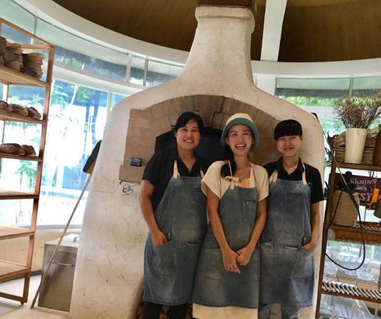 <h3><span style="font-size: 12pt;">▲鄭景元（抹香鯨）在台灣蓋了16座爐，技術爐火純青，卻願意走上公平貿易之路。►<a title="抹香鯨" href="https://www.facebook.com/%E6%8A%B9%E9%A6%99%E9%AF%A8%E7%9A%84%E6%9F%B4%E7%87%92%E9%BA%B5%E5%8C%85%E6%8A%AB%E8%96%A9%E7%88%90-1475809805998501/" target="_blank">看他的作品</a></span>文 / 鄭景元（抹香鯨）</h3><span style="font-size: 14pt; color: #ff0000;"><strong>微光星球的含義是想表達在這個美麗的星球上，在世界各地的角落裡，都有著平凡的、努力生活的、夢想的人，他們散發著微微的光，溫柔默默的照亮天地！</strong></span><span style="font-size: 14pt;"><strong>我是鄭景元，綽號抹香鯨</strong>，以前接觸過鯨豚擱淺與推動反對豢養鯨豚動物的教育與串聯活動。2004年曾在舊金山跟著柴燒爐大師Allen Scott上工學習，這些年在台灣共蓋了16座爐，去年還在山東日照的白鷺灣文化園區承建了麵包爐與披薩爐各一座。除了柴燒爐建造業務，還在朝著樸門永續設計利用的社群努力前進中，我們將在淡水新市一路三段180號，引進公平貿易生活手作品、植染衣服、生活藝術教室，以及二手資源友善交流，預計三月初開張，歡迎各位夥伴的光臨</span><span style="font-size: 14pt;">妙姈對公平貿易觀念的種子，在六年前已在心田種下！由於非常喜愛手藝品，也認同公平貿易的理念，常常會支持台灣第一家引進日本設計的公平貿易產品商店〈地球樹〉、生態綠咖啡。</span><span style="font-size: 14pt;">隨著接觸公平貿易愈久認識愈深，發現公平貿易含概的層面是如此的與人類生活、社會、環境、土地、経濟息息相關！也誏我知曉了很多被隱藏、不被知曉的真相！</span><span style="font-size: 14pt;">他讓我的視野擴展丶觀注世界上那些所謂人們定義的第三世界國家的人民！他們的土地如此富饒、多數的人民是非常良善純樸的，卻因社會階層制度、全球強大的資本経濟下，一輩子翻不了身！在如此不公平、被剝削的環境條件下，不是身在台灣的我們所能真正深入心的體會！</span><h5><span style="font-size: 14pt; color: #ff0000;">於是我知道了巧克力背後黑暗的真相！</span><span style="font-size: 14pt; color: #ff0000;"> 知道了香蕉背後的秘密！</span><span style="font-size: 14pt; color: #ff0000;"> 知道了一件商業衣服背後牽動毎年25萬印度棉農自殺的事情！</span><span style="font-size: 14pt; color: #ff0000;"> 知道了可口可樂龐大利潤下的殺人事件！</span><span style="font-size: 14pt; color: #ff0000;"> 知道了每天一杯咖啡背後的代價！</span></h5><span style="font-size: 14pt;">每當我購買公平貿易的產品，看著、感覺著那來自遠方的手作品、乾淨的農食。我慢慢的可以感受到，人的價值與人的溫度在我的心交流振動，因為生產過程較緩慢，所以更加倍覺得珍惜感動！</span><span style="font-size: 14pt;"> 甚至會想象生產者的面孔長得如何？</span><span style="font-size: 14pt;">所以心?想実踐分享的念頭愈來愈強烈！</span><span style="font-size: 14pt;"><strong>我想用消費來改變世界！</strong></span><span style="font-size: 14pt;">支持公平貿易，可以誏需要幫助自己的人，用他們的雙手自立站起來，站在一個公平正義的位置發聲！</span><span style="font-size: 14pt;"><strong>公平貿易是以人和環境為本，友善消費、永續循環的経營模式！所有產品都堅持手工製作，使用對環境友善的素材，把對大地的負擔減到最低！同時也保留住了當地的文化與古老工藝！並提升當地的教育、醫療、水電福利建設！</strong></span><span style="font-size: 14pt;">公平貿易運動已在世界各地燃燒十多年，將會繼續燃燒下去，是未來趨勢，世界改變的力量！</span>