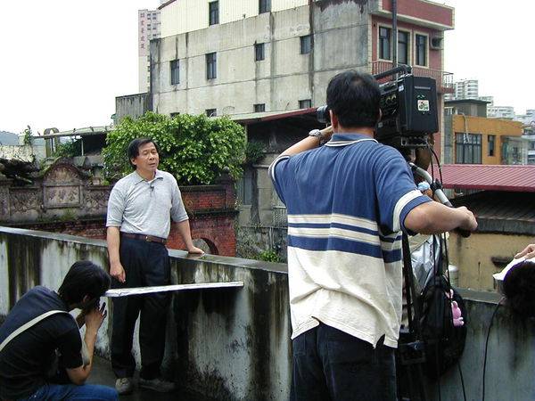 <span style="font-size: 14pt;">◎文 / 鄭維棕</span><span style="font-size: 14pt;">著名的存在主義哲學家沙特曾表示，現代人就好比坐公共交通工具一樣，人跟人非常的接近，甚至非常的擁擠，但是坐在車上，人跟人都相互對視（look），每個人在另一個人的眼中，只不過是一個「物體」（客體），誰也不認識誰，非常接近，但心靈非常遙遠，相互的關係卻很緊張。</span><span style="font-size: 14pt;"><img title="公視-余忠正" src="https://pic.pimg.tw/hcaa1234/1438571249-213257500_n.jpg" alt="公視-余忠正" border="0" /></span><strong><span style="font-size: 14pt;">公視十多年前到汐止做專題，採訪汐止中正老街的余忠正醫師（鄭維棕/攝）</span></strong><span style="font-size: 14pt;"><img class="mcePixMore mceItemNoResize" src="http://panel.pixfs.net/images/blog/common/pixmore/trans.gif" alt="" /></span><span style="font-size: 14pt;">沙特這番說詞，非常貼切的說明今天人與人的關係，不但疏遠，而且也很緊繃。即使住在同一棟社區的對面，許多人不但不認識，而且，發生小偷光顧事件時，還以為是鄰居正在搬家呢。</span><strong><span style="font-size: 14pt;">社區與文化的經營需要有媒體的平台，地方媒體除了應該堅持在商業之外，同樣秉持一份人文理想，同時，結合地方文化、教育等社區經營的理念，共同來營造在地社區的文化、藝術與成長，透過地方媒體（不管是紙本、網路）平台的建構，將汐止社區特色、文化資源、教育理想等，書寫與報導出來，對於分享與推廣地方文化，在社區營造的國度裡。佔有重要的地位。</span></strong><span style="font-size: 14pt;"><span style="color: #ff0000;"><strong>學者Scott M. Cutlip就表示，「通道」（Channels）是建構有效公共關係重要的條件，如果有了很好的構想，也有很好的理想，但是，所有的理想與構想如果沒有辦法利用多數人使用的「通道」，將訊息傳播出去，事實上再好的理想也很難落實，因此，建立「通道」，是完成有效公共關係重要的條件。</strong></span>而「媒體」正是現代社會中最重要的「通道」，透過這個通道，從社區到官方政策的公共議題，才能有效的傳達與流通。因此，建構地方網路或紙本的媒體平台，可以擔任汐止「社區營造」重要的媒介，希望透過這個通道，建構汐止更美好的「社區文化」與在地資源。（作者為在地文史工作者）</span>