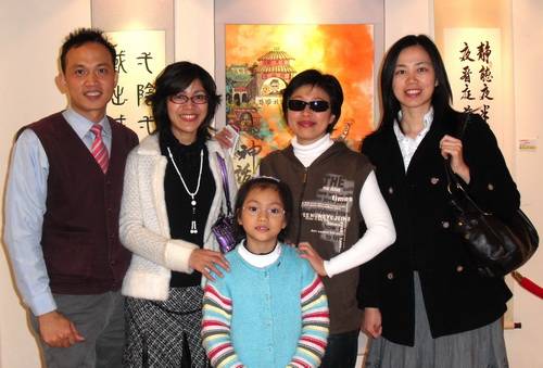 <span style="font-size: 14pt;">▲蔡孟真老師（右二）是汐止著名的書畫家，也擔任過「網球教練」及「中華網協」裁判工作，多采多藝，近年來移居桃園，依舊教學書畫不間斷。</span><span style="font-family: 標楷體; font-size: 14pt;"><strong><span style="color: #ff0000; font-size: 14pt;">關於蔡孟真（繶臻）</span><span style="font-family: verdana, geneva, sans-serif;"><a href="https://www.facebook.com/profile.php?id=100042128556912" target="_blank" rel="noopener">蔡孟真書畫工作室 Facebook</a></span></strong></span><span style="font-size: 14pt;">...............................................................................................................</span><span style="font-size: 14pt;">我要求自己活在積極進取且愉悅樂觀的生命節奏裡，同時期望自己的親人、朋友、師長及學生們也都跳躍在希望、有情且充滿陽光的生命樂章裡。</span><span style="font-size: 14pt;">1989</span><span style="font-size: 14pt;">年文化大學美術系畢業以後，曾任基隆海員服務處書法、水彩畫指導老師，汐止鎮公所媽媽教室書法、水彩指導老師。也擔任過汐止農會書畫老師，後來成立專屬的「蔡孟真書畫工作室」，教授書法、美術。民國1986年九月參加中華網協主辦之網球教練裁判考試合格，也擔任過世運村「網球教練」及「中華網協」裁判工作。我非常熱愛自己目前的每一份工作，像是看著好友及學生們成長及分享著一切，這樣的動與靜之間，生活與生命保持一種平衡與充實、健康且自足。</span><span style="font-size: 14pt;">父母親在我五歲以後陸續讓我接受鋼琴、音樂、美術、舞蹈等訓練，這些技藝一直陪伴我成長，時而與親友分享娛樂一番，時而獨自陶醉享受解憂。幾乎有三分之一的時間我用來反省、思考及閱讀生命的許多問題，這段時間包括休息。三分之一的時間我用來與親友學生及人們相處共樂。再有三分之一的時間我需要旅行、運動、充實知識、創作。目前我只能把生命時間作如是的分配而已。生命的過程裡，我不只一次地跌入冰冷、黑暗甚至落寞的盲點中，害怕地等待與祈禱，當黎明和煦的朝陽昇起，帶來希望與機會，帶來溫暖與自信。當然，這個世界並不如我們兒時想像那般美麗，只要我們能看得更遠，這個宇宙的確賦與生命無窮無盡的愛力及動能。</span><span style="font-size: 14pt;">我所在乎的是在這浩瀚無盡的大資源中，我今生可取得多少？而有限的生命旅程裡，我所獲得的這許多，自己又能釋放回饋給大地多少？相信在世界的各個角落裡，也都存在著相同的心意、相似的熱情，人們雖渺小，但絕不孤單，以此共勉。</span><hr /><span style="color: #ff0000;"><strong><span style="font-size: 14pt;">地址：桃園市同德十一街37巷10－1號2樓</span></strong></span><span style="color: #ff0000;"><strong><span style="font-size: 14pt;">電話：0968-289482</span></strong></span><hr /><span style="font-size: 14pt;">1 出生於 台北市</span><span style="font-size: 14pt;">2 民國61年與林惠君老師習琴,洪麟峰老師習畫</span><span style="font-size: 14pt;">3 就讀大安國小跟隨鍾惠妹老師,程水秀老師,呂福安老師</span><span style="font-size: 14pt;">4 民國62年參展東南亞兒童圖畫展</span><span style="font-size: 14pt;">5 民國63年第七界兒童美展特優</span><span style="font-size: 14pt;">6 民國63年參加第五屆新時代兒童創作展</span><span style="font-size: 14pt;">7 民國64年第八界北市兒童美術比賽特優</span><span style="font-size: 14pt;">8 民國65年參加國際獅子會寫生比賽佳作</span><span style="font-size: 14pt;">9 民國65年參展日本北九州動物交換畫展特優</span><span style="font-size: 14pt;">10 民國66年參展第八屆世界兒童畫展</span><span style="font-size: 14pt;">11 民國67年北市十一屆美術比賽設計組優選獎</span><span style="font-size: 14pt;">12 就讀金華女中音樂班</span><span style="font-size: 14pt;">13 民國70年台灣區音樂比賽優勝</span><span style="font-size: 14pt;">14 就讀延平高中升學班</span><span style="font-size: 14pt;">15 進入文化大學美術系</span><span style="font-size: 14pt;">16 民國76年於台北延吉街仁愛路口設立畫室(筑楓堂)</span><span style="font-size: 14pt;">17 民國78年文化大學畢業</span><span style="font-size: 14pt;">19 民國79年畫室遷移汐止改名蔡繶臻書畫工作室</span><span style="font-size: 14pt;">20 民國80年6月於汐止民眾活動中心舉辦雙人展</span><span style="font-size: 14pt;">21 民國81年接任基隆海員服務處書法水彩指導老師</span><span style="font-size: 14pt;">22 民國82年參加美國匹茲堡藝術交換展</span><span style="font-size: 14pt;">23 民國83---87年接任汐止鎮公所書法國畫指導老師</span><span style="font-size: 14pt;">24 民國84年3月於水返腳藝文中心舉辦個展</span><span style="font-size: 14pt;">25 民國85年8月通過中華網協考試資格正式成為網協裁判及網球教練</span><span style="font-size: 14pt;">26 民國85年應邀參加1996汐止美展</span><span style="font-size: 14pt;">27 民國86年於汐農會刊發表與</span><span style="font-size: 14pt;">28 民國86年12月參加汐止藝術家聯展於民眾活動中心</span><span style="font-size: 14pt;">29 民國87年5月於堪農山莊別墅舉辦書畫個展</span><span style="font-size: 14pt;">30 民國88年接任汐止農會書法國畫指導老師</span><span style="font-size: 14pt;">31 民國89年接任北縣松年大學書法國畫指導老師</span><span style="font-size: 14pt;">32 民國90年2月發表 4月發表-奧修的新書推薦 9月作品發表 於汐農會刊</span><span style="font-size: 14pt;">33 民國91年1月於工作室舉辦兒童美展(156幅畫作展出)</span><span style="font-size: 14pt;">34 民國91年3月於工作室舉辦成人師生水墨書法展</span><span style="font-size: 14pt;">35 民國91年4月於萬芳醫院舉辦水墨書法個展</span><span style="font-size: 14pt;">36 民國91年7月8月於法蘭多藝術空間舉辦現代水墨個展</span><a href="https://iformosa.org/archives/747/s__27246616" rel="attachment wp-att-19112"><img class="aligncenter size-full wp-image-19112" src="https://iformosa.org/wp-content/uploads/2016/03/S__27246616.jpg" alt="" width="1000" height="710" /></a><a href="https://iformosa.org/archives/747/s__27320326" rel="attachment wp-att-19113"><img class="aligncenter size-full wp-image-19113" src="https://iformosa.org/wp-content/uploads/2016/03/S__27320326.jpg" alt="" width="898" height="1300" /></a><a href="https://iformosa.org/archives/747/s__27320331" rel="attachment wp-att-19114"><img class="aligncenter size-full wp-image-19114" src="https://iformosa.org/wp-content/uploads/2016/03/S__27320331.jpg" alt="" width="872" height="1300" /></a>