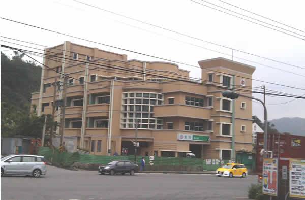 <h3></h3>▲據了解，基隆郵局將進駐大同路三段中國貨櫃旁的現址。照片 / 鄭維棕攝影<hr /><h3>文.攝影 / 鄭維棕<span style="color: #ff0000;"><strong>花兩億元買地的基隆郵局，即將進駐汐止保長坑中國貨櫃旁.......</strong></span></h3>下轄萬里郵局、貢寮郵局、澳底郵局、金山郵局、雙溪郵局、瑞芳郵局、汐止郵局的基隆郵局，即將入駐汐止大同路三段中國貨櫃旁的的豪華建築。汐止郵局暨其所轄各支局是在2002年成立，2004年三月二十一日又正式成立汐止建成路郵局。基隆郵局統轄基隆與沿海各鄉鎮的郵政事務，目前該局位於基隆夜市旁。基於郵政發展之需要與汐止之發展，幾年前，該局花了二億元左右，買下大同路三段現址，因建商一再延宕，致使該建築一直拖到現在才陸續完成。不過，外觀一看，很難想像這個建物是郵局所有，還以為是某個大人物所蓋的「豪宅」，若不是大門貼上郵局專屬的白綠專屬的郵局看板，誰能想像這是即將進駐的郵局？！