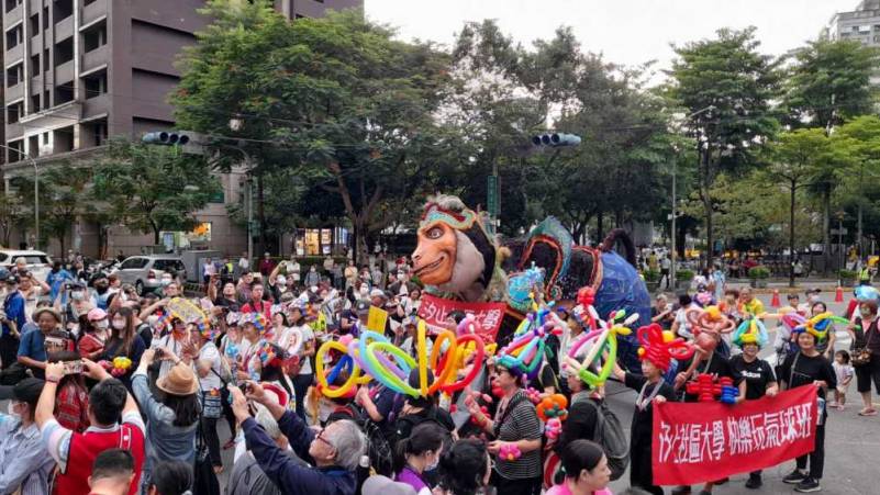 <span style="font-size: 20px;"><strong><span style="color: #ff0000;">▲汐止社大師生參加2024年10月12日「2024夢想嘉年華－舞現無限」，並製作大型的人偶踩街。</span></strong></span>https://youtu.be/9AsJVUrsptE<span style="font-size: 20px; color: #000000;">文、照片 / 汐止社大</span><span style="font-size: 20px; color: #000000;">「2024夢想嘉年華－舞現無限」12日在汐止盛大展開，今年主題以「<strong>舞現∞無限 INFINITE</strong>」作為嘉年華的活動主題。汐止社區大學<span style="font-size: 20px;"><strong><span style="color: #ff0000;">並由「<span style="color: #0000ff;"><a style="color: #0000ff;" href="https://wjs.twcc.org.tw/course/m_course_detail.php?u=d118ef831edc9ec92697a65b27fe735a" target="_blank" rel="noopener">流域生活—巷弄走讀趣</a></span>」講師郭智佳及「<span style="color: #0000ff;"><a style="color: #0000ff;" href="https://wjs.twcc.org.tw/course/m_course_detail.php?u=f36d032d81bc465471eb8259ebf78710" target="_blank" rel="noopener">快樂氣球班</a></span>」講師陳玫蒨</span></strong></span><span style="font-size: 20px;">帶領</span>製作超大型的人偶參加踩街遊行活動。氣球班更在陳玫蒨老師帶領下，製作的300多個氣球，也被沿途的親子一搶而空，非常受到歡迎。</span><span style="font-size: 20px;"><a href="https://xzcu.org/wp-content/uploads/2024/10/40040.jpg"><img class="alignnone size-full wp-image-12431" src="https://xzcu.org/wp-content/uploads/2024/10/40040.jpg" alt="" width="800" height="450" /></a></span><span style="font-size: 20px;"><strong><span style="color: #ff0000;">▲氣球班在老師陳玫蒨(左五)帶領下，熱鬧參加彩街活動。</span></strong></span><span style="font-size: 20px;"><a href="https://xzcu.org/wp-content/uploads/2024/10/40510.jpg"><img class="alignnone size-full wp-image-12432" src="https://xzcu.org/wp-content/uploads/2024/10/40510.jpg" alt="" width="800" height="450" /></a></span><span style="font-size: 20px;"><strong><span style="color: #ff0000;">▲許多家長帶著小朋友一起索取氣球。</span></strong></span><span style="font-size: 20px; color: #000000;">本次活動除了大型花車外，共有來自43個國內外藝術團體參與，沿汐止忠孝東路遊行至汐止區公所，從下午二點忠孝東路沿途即擠滿了人潮。隊伍也在副市長朱惕之、汐止區長林慶豐和夢想社區文教發展基金會董事長蔡聰明帶領下，開始各種熱鬧的踩街表演。本次除了熱鬧的花車和表演外，也加入許多公益元素，包括身穿融入性平符號及紫絲帶服裝宣導性別平等與反對家庭暴力，傳遞「尊重、包容、互愛」的精神。包括新昌里、金龍里、湖光里等都一同參與。</span><span style="font-size: 20px;"><a href="https://xzcu.org/wp-content/uploads/2024/10/40058.jpg"><img class="alignnone size-full wp-image-12433" src="https://xzcu.org/wp-content/uploads/2024/10/40058.jpg" alt="" width="800" height="450" /></a></span><span style="font-size: 20px;"><a href="https://xzcu.org/wp-content/uploads/2024/10/胡光里-2024-10-12.jpg"><img class="alignnone size-full wp-image-12434" src="https://xzcu.org/wp-content/uploads/2024/10/胡光里-2024-10-12.jpg" alt="" width="800" height="450" /></a></span><span style="font-size: 20px;"><a href="https://xzcu.org/wp-content/uploads/2024/10/78829.jpg"><img class="alignnone size-full wp-image-12436" src="https://xzcu.org/wp-content/uploads/2024/10/78829.jpg" alt="" width="800" height="1066" /></a></span><span style="font-size: 20px;"><strong><span style="color: #ff0000;">▲夢想社區文教發展基金會董事長蔡聰明(後左五)與汐止社大師生合影。</span></strong></span><span style="font-size: 20px; color: #000000;">另外，遊行結束後，主辦單位在汐止區行政中心前廣場舉辦晚會，安排崁頂社區原住民組曲、崇義高中的棒球舞演出等。現場並有舉辦摸彩助興，觀眾票選出最佳隊伍，獎品包括50吋4K電視、iPad、吸塵器和智慧手錶等獎品。</span><span style="font-size: 20px;"><a href="https://xzcu.org/wp-content/uploads/2024/10/夢想踩街-2024-10-12.jpg"><img class="alignnone size-full wp-image-12435" src="https://xzcu.org/wp-content/uploads/2024/10/夢想踩街-2024-10-12.jpg" alt="" width="800" height="450" /></a></span>