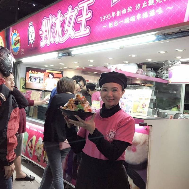 ▲剉冰女王邱珉，取自其FB。<h2></h2><hr />&nbsp;午夜12點了，許多商店都準備要收攤，結束一天的營業，邱珉的冰品店中，剛打完桌球的顧客，還是把邱珉小小的店，擠得相當溫熱，邱珉一如往常，熱切的招呼著客人。在汐止，邱珉的故事，耳熟能詳。也因為她的成功，讓過去飽受淹水的汐止，多了許多溫馨而激勵人心的故事。<h2><iframe src="https://www.youtube.com/embed/A58CGj7aMxs" width="640" height="360" frameborder="0"></iframe></h2>▲從負債大戶，到開設冰品小店，創造小店的營業奇蹟，邱珉表示，她今天的成績，是先前花了6千萬的「學費」才學會的。短短的幾年，她就靠賣冰把2千多萬的債務還清，現在，她的成功，就是一本創意與哲理大書。<hr />每天從一大早開始，到午夜1、2點，邱珉的冰品店總是熱熱鬧鬧，除了長期的熟客下班會到他這裡吃燒鮮草外，每天都有慕名的顧客，從台北市、基隆市，甚至遠至南部到她這家位於汐止的小小的冰品店消費。每天工作雖然忙碌，但是邱珉總是笑嘻嘻招呼客人，不但讓客人感覺賓至如歸的感覺，吃過邱珉做過的燒鮮草或她獨門的沙瀧冰，幾乎都會回籠再回來享受這家冰品店非常不一樣的口味。邱珉的冰品店雖然只是小小的店面，不過，由於自己研發的燒鮮草和沙瀧冰相當能掌握顧客的口味，經營幾年下來，不但把她做生意失敗虧欠的2千多萬還清了，現在他還成為許多創業班的講師，教年輕人如何開店做生意，如何反敗為勝。<img title="剉冰女王_封面" src="https://pic.pimg.tw/hcaa1234/1446566406-2546300221_n.jpg?v=1446566408" alt="剉冰女王_封面" border="0" />現在，「剉冰女王」更要賣相當具有創意的創意果凍，甚至未來都可能推出汐止特有的「桂花凍」，把汐止的「桂花」推向全國，甚至未來帶動汐止的「桂花季」，讓現在相當貧乏的汐止多了一項「特產」。說到「剉冰女王」，許多人都會說在報紙上看過，慕名而來的人如果吃過，也會說她的冰真的是「讚」。從事地方文史工作多年，真的感覺到汐止如果能夠多幾家像邱珉這樣的店，汐止的商業一定能夠茁壯起來。因為邱珉所賣的，不只是一種冰，更是一種創意，而她的成功，更讓人體會到是一種相當具有啟發的人生哲理。（鄭維棕）