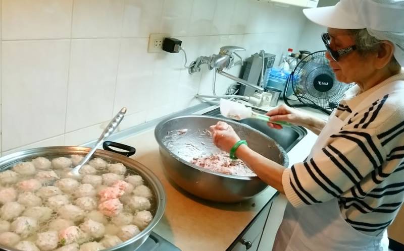 大家暱稱為蘇媽媽的蘇蔡彩秋，原本是一位優秀的服裝設計師，多年前第一次罹患胃癌，她就放下工作，努力對抗病魔，並且成功的打敗癌症。然而多年後，蘇媽媽卻又面臨一次重大的死亡威脅，而這次得到的是卵巢癌，而且這次的癌症，還被醫師宣稱只剩下三個月。 <a href="https://wowsumama.com" target="_blank" rel="noopener"> https://wowsumama.com</a>/<div class="fluid-width-video-wrapper"><iframe src="https://www.youtube.com/embed/RTSzd5t9SbA" width="800" height="400" frameborder="0" allowfullscreen="allowfullscreen"></iframe><span style="color: #82868b; font-size: 1rem;">再次罹癌後，蘇媽媽雖然一開始完全沒有辦法接受，也覺得為什麼這樣的事情接二連三的發生在她的身上。然而，已經歷過一次生死的蘇媽媽，在面對這樣的死亡陰霾時，她卻很快的就接受了命運的捉弄，並且接受醫生的囑咐，開始</span><span style="color: #82868b; font-size: 1rem;">在醫院做長期化療。在化療期間，也因為醫院許多同樣病患的安寧朋友在旁邊鼓勵安慰，讓蘇媽媽因此在化療極度難過的過程中，戰勝癌症而康復。蘇媽媽常常說，自己已經「多活了」那麼多年，因此，她以自己的經歷，長期台北、台中榮總醫院奔波，從早期只有國光號往返開始，她就一直在台中榮總擔任醫院志工，一直鼓勵那些面對癌症痛苦的病友，堅強的抵抗癌症，就像她自己一樣，勇敢面對也可以戰勝病魔。</span></div><img class="alignnone size-full wp-image-227" src="https://wowsumama.com/wp-content/uploads/2019/02/442042.jpg" sizes="(max-width: 1703px) 100vw, 1703px" srcset="https://wowsumama.com/wp-content/uploads/2019/02/442042.jpg 1703w, https://wowsumama.com/wp-content/uploads/2019/02/442042-300x169.jpg 300w, https://wowsumama.com/wp-content/uploads/2019/02/442042-768x433.jpg 768w, https://wowsumama.com/wp-content/uploads/2019/02/442042-1024x578.jpg 1024w, https://wowsumama.com/wp-content/uploads/2019/02/442042-830x468.jpg 830w, https://wowsumama.com/wp-content/uploads/2019/02/442042-230x130.jpg 230w, https://wowsumama.com/wp-content/uploads/2019/02/442042-350x198.jpg 350w, https://wowsumama.com/wp-content/uploads/2019/02/442042-480x271.jpg 480w, https://wowsumama.com/wp-content/uploads/2019/02/442042-600x339.jpg 600w" alt="" width="1703" height="961" /><strong>▲蘇媽媽關心偏鄉小孩教育，常用她的故事分享給小孩，鼓勵他們努力讀書將來可以貢獻給社會國家。</strong><img class="alignnone size-full wp-image-376" src="https://wowsumama.com/wp-content/uploads/2019/02/%E7%8E%8B%E6%B3%93%E7%BF%94%E8%99%95%E9%95%B72019-09-24.jpg" sizes="(max-width: 723px) 100vw, 723px" srcset="https://wowsumama.com/wp-content/uploads/2019/02/王泓翔處長2019-09-24.jpg 723w, https://wowsumama.com/wp-content/uploads/2019/02/王泓翔處長2019-09-24-300x210.jpg 300w, https://wowsumama.com/wp-content/uploads/2019/02/王泓翔處長2019-09-24-230x161.jpg 230w, https://wowsumama.com/wp-content/uploads/2019/02/王泓翔處長2019-09-24-350x245.jpg 350w, https://wowsumama.com/wp-content/uploads/2019/02/王泓翔處長2019-09-24-480x336.jpg 480w, https://wowsumama.com/wp-content/uploads/2019/02/王泓翔處長2019-09-24-600x420.jpg 600w" alt="" width="723" height="506" /><strong>▲蘇媽媽2019年9月24日再度來到宜蘭二城國小，宜蘭縣政府教育處長王泓翔感性的說「蘇媽媽寫勵志書下鄉傳愛的精神令人感動，過去或許不認識蘇媽媽，但今天開始蘇媽媽的精神已經在我的心裡。」王泓翔處長代表縣府表達對蘇媽媽對宜蘭囝仔的啟發及激勵，期盼未來宜蘭在地學子有更多機會和蘇媽媽進行更多場充滿愛與正向力的生命對話。</strong>而蘇媽媽不僅在醫院長期擔任志工，她也熱心的參與許多公益活動，並以自身的經歷，孜孜矻矻的寫下多本的書，並且每天勤勞的筆耕，希望透過自己的經驗，分享給面對挫折、困難的人，在〈勇於品嘗酸甜苦辣，人生會更有趣〉一文中，蘇媽媽說道：「人生沒有絕對的事，得與失是人生必經之路，也許在你遇到失敗時，事實上你在這過程中已學到了經驗，而在這個經驗中，你重新得到的，事實上遠比失去的更多。」，蘇媽媽更以世界樂壇的三大怪傑為例說道：「德國的偉大音樂家貝多芬，他最傑出的交響樂是在他的聽力喪失之後創作的。英國的偉大詩人彌爾頓，最傑出的詩作是在雙眼失明後寫成的。世界級的小提琴家帕格尼，在最苦難時演奏出美妙的樂章。這三個人一個是聾子，一個是瞎子，一個是啞巴。」得著與失去，這中間只有一線之差，就看你是不是專注當下在做的事。<img class="alignnone size-full wp-image-202" src="https://wowsumama.com/wp-content/uploads/2019/06/01%E4%B8%B8%E4%B9%8B%E5%85%89-6.jpg" sizes="(max-width: 900px) 100vw, 900px" srcset="https://wowsumama.com/wp-content/uploads/2019/06/01丸之光-6.jpg 900w, https://wowsumama.com/wp-content/uploads/2019/06/01丸之光-6-300x187.jpg 300w, https://wowsumama.com/wp-content/uploads/2019/06/01丸之光-6-768x478.jpg 768w, https://wowsumama.com/wp-content/uploads/2019/06/01丸之光-6-830x516.jpg 830w, https://wowsumama.com/wp-content/uploads/2019/06/01丸之光-6-230x143.jpg 230w, https://wowsumama.com/wp-content/uploads/2019/06/01丸之光-6-350x218.jpg 350w, https://wowsumama.com/wp-content/uploads/2019/06/01丸之光-6-480x299.jpg 480w, https://wowsumama.com/wp-content/uploads/2019/06/01丸之光-6-600x373.jpg 600w" alt="" width="900" height="560" /><strong>▲蘇媽媽熬過病痛和走過生死門，因此，也希望透過製作的公益新鮮丸子，讓大家也吃的健康。</strong>蘇媽媽說道，如果大海沒有巨浪的翻滾，你能看到它的雄渾狀闊嗎？沙漠如果沒有了飛沙的狂飆，怎會有讓人驚駭的壯觀景象？相同的，我們人生如果只有一帆風順，是否生命也將失去存在的魅力嗎？！<strong>熬過病痛和走過生死門，蘇媽媽只包健康新鮮丸子，並且創立丸之光，完全不加防腐劑，口感更不靠硼砂和許多化學添加物，做這些健康的食品，就是因為要幫助自己，也是要幫助人，因此，蘇媽媽做這些良心的東西，就是希望更多的人可以吃到健康的東西，免得吃到現在很多加工食品都是添加一堆化學和壞東西，也把自己的身體都吃壞了，讓自己深受病痛折磨，也讓家庭受到很大的影響。</strong><strong>一粒小小的肉丸子裡，藏著蘇媽媽的大心願，體悟到生命可貴，憑著過去在日本研究所學，自行研發出好吃又安心的日式丸子，每個丸子都有滿滿的愛。</strong>