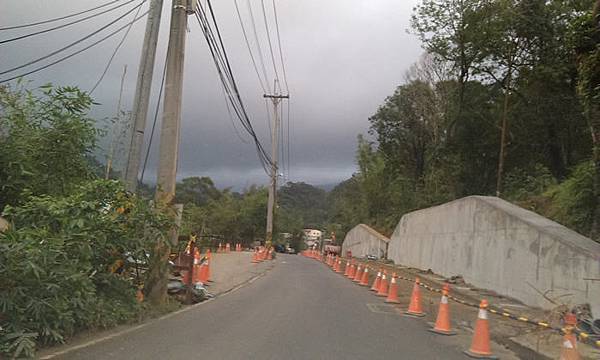 ▲連接汐止與平溪老街的主要道路汐平路，新北市政府正分期拓寬為兩線道<hr />新北市政府工務局於103年11月20日開始拓寬汐平路新台五路至福德宮，預計105 年3月底完工。汐平路從大同路三段至新台五路段，寬度多處不足6公尺，貨櫃車出入頻繁，常有車輛堵塞情形，新台五路至福德宮段，有些道路寬度有不足4公尺情形，造成來往車輛有些不便。因此，工務局先針對新台五路至福德宮段進行拓寬，將原有約4公尺寬窄不一之道路，統一拓寬為8公尺道路，而大同路三段至新台五路段，工務局並已接續著手辦理規劃。負責執行本項工程的養工處表示，本拓寬工程總經費約為6,220萬元，工期為440日曆天，將於105 年3月底完工。