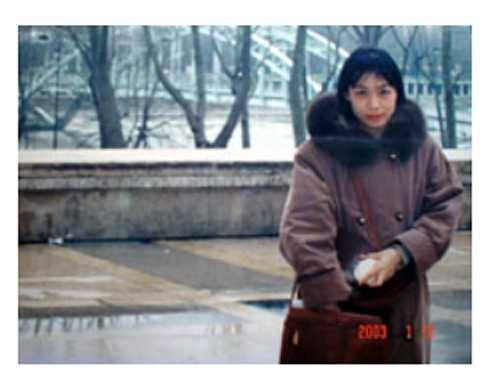 <span style="color: #000000; font-size: 20px;">     我坐在咖啡屋裡寫稿，不遠處也有個女的正埋頭苦幹，簡直可以說是振筆疾飛！我看得口水都要流出來了，好想走上前去，請問她：「妳的那支筆是什麼牌子，怎麼那麼好寫呀？」 為什麼我就買不到一支好筆呢？我手上的這一支──哎，不提牌子了，才寫不到兩頁，就從深藍褪成淡淡的天藍色，簡直得用力的劃才顯得出字跡！</span><span style="color: #000000; font-size: 20px;">　筆、筆、筆！我總是在買筆！</span><span style="color: #000000; font-size: 20px;">　前一份工作在台視附近的一個文字工作室，我每天下班時要轉進社教館對面的小巷子裡買甚為可口的雜糧麵包，然後回到八德路上搭車，就在轉角處，經常有位坐著輪椅的年輕小姐販售一些零碎商品，抹布、面紙、原子筆之類，每包一百元。我總是買筆，一包有六支，四支藍色，一支紅色、一支黑色。</span><span style="color: #000000; font-size: 20px;">　 她一、兩周來一次，我每一次都買筆。我不能想像家裡堆積著一疊抹布，自己並不是那樣潔癖的人，抹布一兩條就夠用很久了，而且抹布從來不會搞丟。面紙的大量使用有違環保，我到現在還有帶手帕的習慣，因為手心易流汗，有時跟初見面的人談話，握著手帕，總讓人以為我很緊張。</span><span style="color: #000000; font-size: 20px;">　 唯有筆是我永遠缺乏的東西。不知道自己怎麼搞的，走到哪，東西就丟到哪。何止筆！小時住暖暖，多雨，出門老要撐傘，放學時天晴了，我媽一見我進門就問：「妳的傘呢？」「啊──」我永遠是一張恍然大悟的表情。我爹只得用血紅色油漆在雨傘上寫下我的大名，弄得全校師生無不認得我的傘，和名。</span><span style="color: #000000; font-size: 20px;">　 別的女人永遠少一件衣服，而我，永遠少一支筆。家裡，餐桌上、茶几上、櫥子上、電視上、鞋櫃上、咖啡機上……只要是表面平坦可置物的地方，就可能放上一支筆。可是每有朋友打電話來要我抄下什麼重要住址，我卻還是常常抓不到筆，就算抓到了，不是斷水就是變成天藍色，劃個半天才寫得出一行字。</span><span style="color: #000000; font-size: 20px;">　 買筆有理，我向那位坐輪椅的小姐買了一包又一包的原子筆。我告訴自己，如果連一個從事文字工作的人都不肯買筆，教天下製造筆和賣筆的人如何生存？</span><span style="color: #000000; font-size: 20px;">　 可是買得的筆，不逃寫沒幾頁就品質不良只得丟棄的命運。我又安慰自己，路邊買的東西就是這樣子，這不怪賣筆者，該怪的是製造筆的人，我和她都是無辜的受害者啊。</span><span style="font-size: 20px; color: #000000;">除夕前在冰冷的雨天裡，我又遇見那位坐輪椅的小姐，她向我甜甜一笑，大約知道我又會向她買筆。可是一轉念，不知怎麼，我忽然想今天不要買筆了，買包抹布吧！「抹布！」我說。她臉上閃過一絲驚喜，「過年到了！」她說，她一定認為我是要買回去大掃除用的，於是向我推薦還有一種更大條的抹布，很好用，也是一包一百元，兩條。「好，大的。」我接受了她的推薦，拿了就走。</span><span style="color: #000000; font-size: 20px;">　 也許過去一貫只買筆，讓她覺得那是一種施捨（什麼人會需要那麼多的筆呢？），所以非常高興我購買別種比較「實用」的商品吧？</span><span style="color: #000000; font-size: 20px;">　 其實在說出「抹布」兩個字之後我就後悔了，我實在並不需要抹布，我需要的還是筆啊！可是我不想在她面前猶豫不決，也許是無法面對那一張明朗的臉。</span><span style="font-size: 20px; color: #000000;">坐著輪椅在這樣的寒風裡等待路人買筆或抹布，這樣的畫面，無論如何都是令人難過的，而過完年我就要離職，不再在那一帶轉來轉去，不知道今後還會不會再遇見她，這亦使我感傷。</span><span style="color: #000000; font-size: 20px;">　 我想人在面對所謂的殘缺，不免感到不安，雖然自己擁有完好的四肢也未見得比她開朗，卻還是不安。沒有道理我健步如飛，這一個可愛的女孩卻必須坐輪椅，買再多的筆也沒法擺平自己在面對她時的忐忑。</span><span style="color: #000000; font-size: 20px;">　 不見那位坐輪椅的女孩沒多久，我又開始四處找筆了。在店裡買筆，心態上認為自己買得的筆，應該可以「從一而終」了吧？這時才發現，原來到處的筆都是這樣子的，坐輪椅的女孩賣的筆並沒有比店裡糟，這是怎麼一回事呢？現代製筆的技術退步了嗎？我好想到處問人：請問你用什麼牌子的筆？</span><span style="color: #000000; font-size: 20px;">　 或許現代人根本是不買筆的！因為使用電腦。我得買筆，也只因為這陣子不方便在家裡寫作，又沒有筆記型電腦。筆的製造，大概真的是晚霞工業了──每支筆，外表好看，那麼不經寫！</span><span style="color: #000000; font-size: 20px;">　 曾經跟一位中文系教授談起電腦寫作，他說其他文類還好，唯有詩，詩是沒有辦法用電腦寫作的！他指的是寫作的感覺問題，詩心從筆尖流出，才見靈動。</span><span style="color: #000000; font-size: 20px;">　 近來偶也寫詩，有一首詩為了區別兩度空間，我用不同的字體來表達──細明體和標楷體自由轉換。我想到那教授的話，這一點是古典形式的「筆」無法辦到的了。</span><span style="color: #000000; font-size: 20px;">　 從前的寫作，手寫的稿，到印成「鉛字」時必須經過轉換，所以常有人說：看到自己的作品變成鉛字印出來，感覺好興奮哪！現代用電腦寫作，一出手直接就是印刷字體，那興奮感沒有了，可是也開啟了不同形式的創造。</span><span style="color: #000000; font-size: 20px;">　 從前看過一幅漫畫，好像是「寫作者」之類的標題，畫面上，有一支蘸水筆穿過人的手心，筆跟人的手血脈相連，筆尖流出的自然就是人身上的血了，圖象的意涵不言可喻。</span><span style="color: #000000; font-size: 20px;">　 不知道那幅漫畫，如何轉變成今日的創作形式呢？人腦與電腦如何從畫面上串連？古典形式的「筆」轉化成電腦的哪一個部份？鍵盤？還是印表機？</span><span style="color: #000000; font-size: 20px;">　 人力都研發電腦及周邊產品去了，怪不得製造不出一支像樣的筆！</span><span style="color: #000000; font-size: 20px;">　 可我坐在咖啡館裡，仍舊需要一支流暢不斷水的筆啊！遂回到一個更古典的時代。重新找出九年前在波昂買的一支白朗峰鋼筆、找出僅餘半罐的墨水瓶（不記得是當年寫掉的？還是蒸發掉的？），灌飽墨水，在紙上劃出優美的，不斷水、不變色的線條。</span><span style="color: #000000; font-size: 20px;">　 思緒隨墨水浪跡更遠，回到那個堅持以鋼筆寫字的少女時期。我用鋼筆寫過一封又一封的信──滿滿舖陳我當年引以自豪的瘦金體筆跡，「我從沒見過比妳更喜歡寫字的人。」他說。驀然想起，那收信的人，已不在人世……</span><span style="color: #0000ff;"><strong>（1999年3月，宇文正提供</strong></span><span style="color: #0000ff; font-size: 20px;"><strong>）</strong></span><span style="font-size: 20px; color: #000000;"><strong>宇文正</strong></span><span style="font-size: 20px; color: #000000;"><strong>本名鄭瑜雯，一九六四年生，東海大學中文系畢業，美國南加大（ＵＳＣ）東亞所碩士。曾經擔任風尚雜誌主編、中國時報文化版記者、漢光文化編輯部主任、主持電台「民族樂風」節目，現任聯合報副刊組編輯。</strong></span><span style="font-size: 20px; color: #000000;"><strong>　著有短篇小說集《貓的年代》、《台北下雪了》（遠流小說館）；散文集《新媽和蘋果籽》（藍瓶子文化）；長篇小說《在月光下飛翔》（大地）即將出版。 ‧ 最喜歡的中國現代作家：錢鍾書、張愛玲、金庸。</strong></span><span style="font-size: 20px; color: #000000;"><strong>　最喜歡的外國作家：赫塞、索爾貝婁、米蘭昆德拉。</strong></span><span style="font-size: 20px; color: #000000;"><strong>　如果大學時期的青澀作品、記者工作中的報導不算，開始寫作時已將近三十歲了；經歷過一些人生的起伏才投入創作。所謂「人生的經歷」不並完全是提供自己寫作的題材，而是讓人比較能以平常心看待創作這件事情──把它當成所有的工作一般，反而能擺脫一些壓力，重新拾回自信。</strong></span><span style="font-size: 20px; color: #000000;"><strong>　一開始寫作就選擇小說這種創作形式，因為它最可以把自我隱藏起來，實者虛之，虛者實之，在其中我感到最大的自由。</strong></span><span style="font-size: 20px; color: #000000;"><strong>　過去的寫作題材，主要是愛情、留學生活和工作職場的一些現象；這一年來，關懷層面轉向女性在婚姻關係中的處境。──大概跟年齡、人生的階段有關吧！</strong></span><span style="font-size: 20px; color: #000000;"><strong>　《新媽和蘋果籽》寫自己整個懷孕過程的點滴感受。如今小孩已三歲多了。懷孕、生產的過程與創作有奇妙的相似處，大概只有身歷其境的女性才能深刻領悟吧！一度為自己取一個很中性的筆名，是因為不希望被視為所謂的閨秀作家，可是經歷撫育小孩的過程，我感到女性書寫來自於女性在本質上與男性的差異，這是無需避諱的一件事。</strong></span>