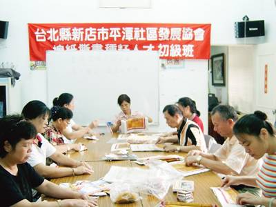 <hr /><h3><span style="font-size: 18pt;"><strong>新北市鄉土文藝推廣協會</strong></span></h3><span style="font-size: 18pt;">新北市鄉土文藝推廣協會成立於2006年春天，位在新北市新店區碧潭西岸，目前從事天然「植物染」染織工藝，參與勞委會多元就業開發方案、植物染工藝研究所培育計畫，以及文建會等單位輔導植物染相關工作。我們以純天然的植物染素材為染色原料進行布材與線材之染色，並藉以傳統地方編織技術完成植物染特色手工藝品。我們致力追求植物染產品的精緻細膩度，並試著找尋植物染文化傳承與生活時尚共存的可能性。</span><span style="font-size: 18pt;">同時在發展植物染文化產業同時，我們也謹記自己取之於土地，也將回饋於土地。風土孕育人員，人文也將滋養風土，人文風土不能分離，需要彼此互相成長。</span><span style="font-size: 18pt;">協會本著生態環境保育與植物染工藝傳承的理念，確實操作實用植物染方法建染，用有機媒染的方式操作植物染，並利用枯落葉與根莖類等為植物染染材，以多媒多染，充分漂洗，染出最美麗的色彩植物染。四年來我們不斷努力復育植物，尋找自己的色彩與特色植物染，希望獲得更多的認同與計畫，輔導社區婦女之專長，創造二度就業機會，並將所得再回歸於社區的發展。</span><span style="font-size: 18pt;">時代滾輪快速的轉動、科技的發明迅速的更替，人類舊有植物染文化及工藝技術已在人們的生活中逐漸淡忘及逐漸式微；近年來因文明病日益嚴重，大家開始思考、探討問題的癥結，最後結論認為自然植物染是最適合、最好的選擇，於是開始找尋接近自然、走入自然的途徑。</span><span style="font-size: 18pt;">「染織工藝」中之梭織工藝，一般認定是原住民特有工藝，但經過田調後發現，我們漢民族早期的線材、布塊都是相同方式產生，只是因文明及科技的發展，基本手工藝已被機器、電腦科技取代，生產出更細膩、更多元、更多變化的產品。</span><span style="font-size: 18pt;">染織工藝為工藝之上乘工藝，亦為生活工藝之一；本協會因位處於都會區邊緣，結合名勝文化古蹟景點如碧潭、太平宮、獅仔頭山等景點推展植物染社區特色文化，加上山區豐富的植物染天然染色植物及天然纖維植物，本會計畫藉由此天時、地利之優越環境發展在地化、天然性、手工感之染之工藝植物染。</span>