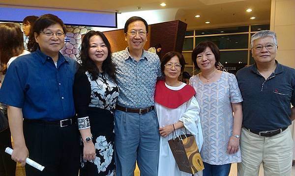 <h2><iframe src="https://www.youtube-nocookie.com/embed/ViDDSfhu5uY?rel=0" width="640" height="360" frameborder="0"></iframe></h2>▲亞果遊艇俱樂部是台灣頂級的遊艇公司，董事中的一位正是鄭寶蓮，是一位經營萬通人力公司有成的女性CEO，更有趣的是她是我們汐止人啦！<hr />文 / 鄭維棕  照片 / 鄭寶蓮FB想到「亞果」，您會想到什麼？是編劇克里斯·泰瑞歐改編自1979年的伊朗人質危機中的真實故事，並在2012年班·艾佛列克自導自演的美國驚悚政治劇情片《亞果出任務》（Argo）的精彩電影？可能您會聯想的就是這一幕驚天駭地的一幕一幕營救場景！<img title="亞果遊艇-3" src="https://pic.pimg.tw/hcaa1234/1449497221-2684663539_n.jpg" alt="亞果遊艇-3" border="0" /><hr />沒錯，「亞果遊艇俱樂部」正如《亞果出任務》一樣，是一場幾乎不可能的任務。因為，在一個小小的台灣島上，要做一個「頂天」的遊艇俱樂部，找一堆金字塔頂端的富人，在台灣也是像《亞果出任務》一樣，非常具有挑戰的工作。然而，從去年至今，這家在南台灣成立的頂級遊艇俱樂部，卻已經在限額的兩百位名額中，衝出超過四分之一的會員，打出幾乎很難衝出的任務，而且還衝得很漂亮。<img title="亞果遊艇-6" src="https://pic.pimg.tw/hcaa1234/1449497242-934083790_n.jpg?v=1449497244" alt="亞果遊艇-6" border="0" /><hr />這家頂級的遊艇俱樂部，參與的負責人之一就是住在汐止的一位小女子鄭寶蓮，軍眷出身的她，在偶然的機會下離開軍職的金飯碗，投身在人力銀行的行列。然後？竟然成為名列台灣前五大人力銀行行列的萬通人力銀行、且身居高位掛名執行董事的CEO。也因為這個緣故，在集團決定投入遊艇事業時，她也義無反顧，一路挺到底，並且成為亞果遊艇俱樂部的董事成員。<img class="alignnone" title="亞果遊艇-8" src="https://pic.pimg.tw/hcaa1234/1449497261-1177198925_n.jpg" alt="亞果遊艇-8" border="0" />▲鄭寶蓮（左二）、姬中瑜（左）賢伉儷與朋友合影。（照片取自姬中瑜FB）<hr /><strong>亞果遊艇不僅成為台灣頂級遊艇俱樂部的代表，去年起，更成為高雄市政府對外宣揚的重大政績之一。對於以海洋立國的台灣，從戒嚴開始，台灣人就被摒棄在山海之外，海我們親近不了，山我們更是進不去，山有山禁，海有海防。偌大的台灣美麗海洋中，宣稱「海洋台灣」的我們，不但親近不了山海，更不可能像夏威夷、峇里島等海洋國家一樣，從山海中去賺取大把外匯。結果？台灣人只能鎖在海島內，用心用力用情用生命去爭取對岸的陸客旅遊，更可憐的是賺得錢微不足道！</strong><img title="亞果遊艇-4" src="https://pic.pimg.tw/hcaa1234/1449497358-3167807372_n.jpg" alt="亞果遊艇-4" border="0" /><strong>亞果出任務了，這次出的是大任務，因為它可以給台灣不一樣的體驗，原來，海洋可以供給台灣源源不絕的生命，不僅是大把的鈔票，還有更多的外匯、更多的台灣體驗！</strong>台灣加油，亞果加油，我們的好朋友寶蓮加油啦！