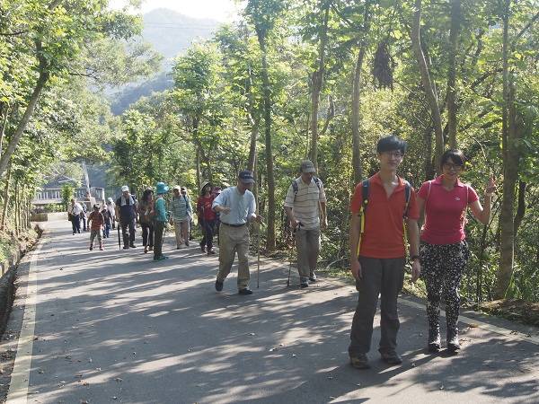 <h2><strong>這條古道是通往汐平路，再到保長坑買菜、工作重要的要道</strong></h2><a href="http://teahuang.pixnet.net/album/photo/8601079"><img title="_9190006.jpg" src="https://pic.pimg.tw/teahuang/1442668049-2357627008.jpg?v=1442668077" alt="_9190006.jpg" border="0" data-verified="redactor" /></a>▲小坑古道，存在久遠，在小坑的民眾，過去都是經過這條古道，接上汐平路再通往保長坑重要的要道。<span data-redactor-style="font-family: 標楷體; font-size: 24pt;" data-redactor-tag="span" data-verified="redactor">文/鄭維棕  照片 / 鄭維棕、 劉昭輝</span><span data-redactor-style="font-family: 標楷體; font-size: 24pt;" data-redactor-tag="span" data-verified="redactor">小坑古道過去是住在小坑的人們，要通往汐平路，然後到保長坑或汐止街上重要的要道。</span><span data-redactor-style="font-family: 標楷體; font-size: 24pt;" data-redactor-tag="span" data-verified="redactor">過去這條古道，路幅非常小，只能夠供一個人走路，住在小坑山上的人，要到保長坑、汐止街上，都必須經過這條古道一路走下來，然後接上主要的道路汐平路，再到外地就學或就業。對住在小坑的人來說，真的很不方便。</span><span data-redactor-style="font-family: 標楷體; font-size: 24pt;" data-redactor-tag="span" data-verified="redactor">而住在山上的人，過去主要以養豬、養雞、種田為主。著名的東山農場黃聰明（已經過世）就是以養雞出名，在我讀小學的時候，黃聰明就開始養雞，當時沒有車子，路又非常小，剛開始都是以人力搬運的方式，將肥料從汐平路搬到小坑。而剛開始的時候，住在小坑的人貨物也無處放，就都放在我的姑丈在汐平路小坑路口的雜貨店，然後，住小坑的人就慢慢的把貨物搬到山裡的家。而我的姑丈也是當時汐止少數在家裡經營雜貨店外，還有幫農戶將稻子烘成米的「米碾間」（台語，就是現在的碾米廠），許多汐止的農家都把收成的稻子拿來姑丈的「米碾間」碾米。</span><span data-redactor-style="font-family: 標楷體; font-size: 24pt;" data-redactor-tag="span" data-verified="redactor">小坑雖然偏僻，但是我讀東山國小的「教導」叫黃添丁，也住在黃聰明旁。讀小學時，學校有「教導」，我以為全台灣的學校都有「教導」。後來才知道這是體制外的一個名稱。因為我們的「教導」不具備成為校長的資格，因此，在校長底下設一個「教導」。有一陣子我讀書的東山國小校長沒了，我們的「教導」黃添丁代理「校長」，等到校長來了（我記得好像叫張金獅），教導又回復他的教導身份。後來，教導也是在這個職務退休的。</span><span data-redactor-style="font-family: 標楷體; font-size: 24pt;" data-redactor-tag="span" data-verified="redactor">教導黃添丁有一個兒子叫黃文彬，原本大我一屆，好像考上復健科時不要讀，重考，後來好像上了國防醫學院，現在在振興醫院當醫生。算是小坑，甚至是東山國小比較出人頭地的人才。</span><span data-redactor-style="font-family: 標楷體; font-size: 24pt;" data-redactor-tag="span" data-verified="redactor">小坑古道原本僅有汐平路一個出口。後來廖學廣當鎮長時，把整條古道拓的更寬了。同時，也將東山國小後面的路段也打通了，另外，又開通了小坑通往四分尾山的路段，讓整個小坑古道變的四通八達。但整個路段走起來，時間變長了，也需要耗掉三、四個小時的時間。</span><a href="http://teahuang.pixnet.net/album/photo/8601064"><img title="_9190001.jpg" src="https://pic.pimg.tw/teahuang/1442668047-2191235481.jpg?v=1442668077" alt="_9190001.jpg" border="0" data-verified="redactor" /></a>吳素蘭的老家石頭屋石頭推砌不同<img class="mcePixMore" src="http://panel.pixfs.net/images/blog/common/pixmore/trans.gif" alt="" /><a href="http://teahuang.pixnet.net/album/photo/8601073"><img title="_9190004.jpg" src="https://pic.pimg.tw/teahuang/1442668048-3842386295.jpg?v=1442668077" alt="_9190004.jpg" border="0" data-verified="redactor" /></a>昆蟲(臭蟲)<a href="http://teahuang.pixnet.net/album/photo/8601082"><img title="_9190007.jpg" src="https://pic.pimg.tw/teahuang/1442668049-966090788.jpg?v=1442668077" alt="_9190007.jpg" border="0" data-verified="redactor" /></a>爬坡中<a href="http://teahuang.pixnet.net/album/photo/8601085"><img title="_9190008.jpg" src="https://pic.pimg.tw/teahuang/1442668050-2289435700.jpg?v=1442668077" alt="_9190008.jpg" border="0" data-verified="redactor" /></a>蝴蝶採蜜<a href="http://teahuang.pixnet.net/album/photo/8601088"><img title="_9190009.jpg" src="https://pic.pimg.tw/teahuang/1442668050-1523957616.jpg?v=1442668077" alt="_9190009.jpg" border="0" data-verified="redactor" /></a>青翠的綠葉<a href="http://teahuang.pixnet.net/album/photo/8601091"><img title="_9190010.jpg" src="https://pic.pimg.tw/teahuang/1442668050-3485369252.jpg?v=1442668077" alt="_9190010.jpg" border="0" data-verified="redactor" /></a>昆蟲<a href="http://teahuang.pixnet.net/album/photo/8601097"><img title="_9190011.jpg" src="https://pic.pimg.tw/teahuang/1442668051-1841529631.jpg?v=1442668077" alt="_9190011.jpg" border="0" data-verified="redactor" /></a>這是繡球花嗎?<a href="http://teahuang.pixnet.net/album/photo/8601100"><img title="_9190013.jpg" src="https://pic.pimg.tw/teahuang/1442668051-1694881115.jpg?v=1442668077" alt="_9190013.jpg" border="0" data-verified="redactor" /></a>小花盛開<a href="http://teahuang.pixnet.net/album/photo/8601103"><img title="_9190014.jpg" src="https://pic.pimg.tw/teahuang/1442668052-1579087718_n.jpg?v=1442668077" alt="_9190014.jpg" border="0" data-verified="redactor" /></a>母獅<a href="http://teahuang.pixnet.net/album/photo/8601106"><img title="_9190015.jpg" src="https://pic.pimg.tw/teahuang/1442668052-4206240691_n.jpg?v=1442668077" alt="_9190015.jpg" border="0" data-verified="redactor" /></a>公獅<a href="http://teahuang.pixnet.net/album/photo/8601109"><img title="_9190017.jpg" src="https://pic.pimg.tw/teahuang/1442668052-1106213991.jpg?v=1442668077" alt="_9190017.jpg" border="0" data-verified="redactor" /></a>編織成不同的圖案<a href="http://teahuang.pixnet.net/album/photo/8601112"><img title="_9190018.jpg" src="https://pic.pimg.tw/teahuang/1442668053-3871134725.jpg?v=1442668077" alt="_9190018.jpg" border="0" data-verified="redactor" /></a>編織成不同的圖案<a href="http://teahuang.pixnet.net/album/photo/8601115"><img title="_9190019.jpg" src="https://pic.pimg.tw/teahuang/1442668054-3286232134.jpg?v=1442668077" alt="_9190019.jpg" border="0" data-verified="redactor" /></a>蝴蝶採蜜中<a href="http://teahuang.pixnet.net/album/photo/8601127"><img title="_9190023.jpg" src="https://pic.pimg.tw/teahuang/1442668056-219710215.jpg?v=1442668077" alt="_9190023.jpg" border="0" data-verified="redactor" /></a>水池旁的窯<a href="http://teahuang.pixnet.net/album/photo/8601130"><img title="_9190024.jpg" src="https://pic.pimg.tw/teahuang/1442668057-2460986746.jpg?v=1442668077" alt="_9190024.jpg" border="0" data-verified="redactor" /></a>被車輛壓死往生的雨傘節<a href="http://teahuang.pixnet.net/album/photo/8601133"><img title="_9190025.jpg" src="https://pic.pimg.tw/teahuang/1442668057-1018552076.jpg?v=1442668077" alt="_9190025.jpg" border="0" data-verified="redactor" /></a>失序的桐花<a href="http://teahuang.pixnet.net/album/photo/8601136"><img title="_9190026.jpg" src="https://pic.pimg.tw/teahuang/1442668058-80110852.jpg?v=1442668077" alt="_9190026.jpg" border="0" data-verified="redactor" /></a>鍬型蟲<a href="http://teahuang.pixnet.net/album/photo/8601139"><img title="_9190028.jpg" src="https://pic.pimg.tw/teahuang/1442668058-862773741.jpg?v=1442668077" alt="_9190028.jpg" border="0" data-verified="redactor" /></a>人面蜘蛛<a href="http://teahuang.pixnet.net/album/photo/8601145"><img title="_9190030.jpg" src="https://pic.pimg.tw/teahuang/1442668059-956609422_n.jpg?v=1442668077" alt="_9190030.jpg" border="0" data-verified="redactor" /></a>檳榔<a href="http://teahuang.pixnet.net/album/photo/8601148"><img title="_9190031.jpg" src="https://pic.pimg.tw/teahuang/1442668059-2059549567.jpg?v=1442668077" alt="_9190031.jpg" border="0" data-verified="redactor" /></a>失序的桐花<a href="http://teahuang.pixnet.net/album/photo/8601151"><img title="_9190032.jpg" src="https://pic.pimg.tw/teahuang/1442668060-887867115.jpg?v=1442668077" alt="_9190032.jpg" border="0" data-verified="redactor" /></a>失序的桐花<a href="http://teahuang.pixnet.net/album/photo/8601154"><img title="_9190033.jpg" src="https://pic.pimg.tw/teahuang/1442668060-2807481662.jpg?v=1442668077" alt="_9190033.jpg" border="0" data-verified="redactor" /></a>失序的桐花<a href="http://teahuang.pixnet.net/album/photo/8601157"><img title="_9190034.jpg" src="https://pic.pimg.tw/teahuang/1442668060-2182029661.jpg?v=1442668077" alt="_9190034.jpg" border="0" data-verified="redactor" /></a>遠看基隆河畔屋成群<a href="http://teahuang.pixnet.net/album/photo/8601160"><img title="_9190035.jpg" src="https://pic.pimg.tw/teahuang/1442668061-1539091876_n.jpg?v=1442668077" alt="_9190035.jpg" border="0" data-verified="redactor" /></a>失序的桐花<a href="http://teahuang.pixnet.net/album/photo/8601163"><img title="_9190036.jpg" src="https://pic.pimg.tw/teahuang/1442668061-3774026346_n.jpg?v=1442668077" alt="_9190036.jpg" border="0" data-verified="redactor" /></a>失序的桐花<a href="http://teahuang.pixnet.net/album/photo/8601166"><img title="_9190037.jpg" src="https://pic.pimg.tw/teahuang/1442668062-3854862793.jpg?v=1442668077" alt="_9190037.jpg" border="0" data-verified="redactor" /></a>失序的桐花<a href="http://teahuang.pixnet.net/album/photo/8601169"><img title="_9190038.jpg" src="https://pic.pimg.tw/teahuang/1442668062-4056778123.jpg?v=1442668077" alt="_9190038.jpg" border="0" data-verified="redactor" /></a>失序的桐花<a href="http://teahuang.pixnet.net/album/photo/8601172"><img title="_9190039.jpg" src="https://pic.pimg.tw/teahuang/1442668063-3099922932.jpg?v=1442668077" alt="_9190039.jpg" border="0" data-verified="redactor" /></a>失序的桐花<a href="http://teahuang.pixnet.net/album/photo/8601070"><img title="_9190003.jpg" src="https://pic.pimg.tw/teahuang/1442668048-1878650348.jpg?v=1442668077" alt="_9190003.jpg" border="0" data-verified="redactor" /></a>走一圈下到東山國小等社區巴士