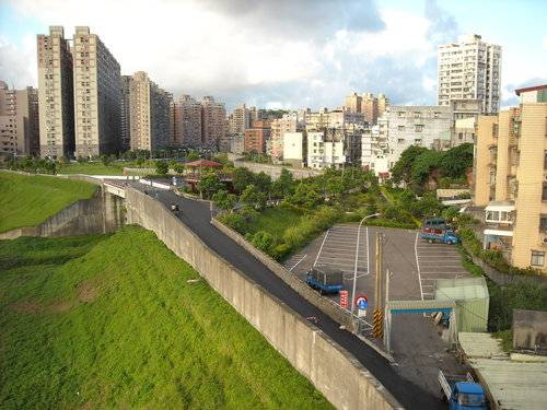 <strong><span style="font-size: 14pt;">▲繁華的建成社區，過去曾是台灣煉鐵、淹水及填土的重工業區。</span></strong><hr /><strong><span style="font-size: 14pt;"><img class="aligncenter" src="http://www.sinew.idv.tw/images/p%E5%8F%B0%E7%81%A3%E7%85%89%E9%90%B5.jpg" alt="" /></span></strong><img class="size-full wp-image-2770 alignnone" src="https://iformosa.org/wp-content/uploads/2016/04/廖學廣鼓風爐.jpg" alt="" width="956" height="534" /><strong><span style="font-size: 14pt;">▲廖學廣年輕時家裡貧窮，據傳曾吃過台灣煉鐵的「廚餘」。圖為廖學廣擔任汐止鎮長時，因為台灣煉鐵土地被建商大肆炒作購買後，將即將被拆除廢棄的鼓風爐拆除，搬到汐止運動場時留影。照片 / 廖學廣  提供</span></strong><hr /><span style="font-size: 14pt;">文.照片 / 鄭維棕</span><span style="font-size: 14pt;">走過陽金公路的人，都會在接近金山六股平原一處近河谷處，看到一間龐大的老鏽鐵骨廠房，荒廢在該處很久很久了，這間廠房，就是和汐止命運緊緊相連的台灣煉鐵。</span><span style="font-size: 14pt;"><img class="aligncenter" src="http://www.sinew.idv.tw/images/p%E5%8F%B0%E7%81%A3%E7%85%89%E9%90%B51.jpg" alt="" /></span><img class="size-full wp-image-1269 alignnone" src="https://iformosa.org/wp-content/uploads/2016/08/台煉4.jpg" alt="" width="964" height="737" /><strong><span style="font-size: 14pt;">▲建成路一帶社區還未動工，鼓風爐還完整時的矗立在台灣煉鐵舊址（旁邊已經改為現在的汐止國泰醫院）。攝影 / 鄭維棕 1992年</span></strong><hr /><span style="font-size: 14pt;">台灣煉鐵原本位於汐止國泰醫院，在日據時代是一個台灣重工業所在。在早期的汐止，許多人都靠台灣煉鐵養家餬口。據傳早期前汐止鎮長廖學廣家裡貧窮的時候，他的母親還得靠蒐集台灣煉鐵吃剩的飯菜（亦即現在的廚餘），拿回家給家人食用，台灣煉鐵可是早期汐止人重要的養生工廠。</span><img class="size-full wp-image-2034 alignnone" src="https://iformosa.org/wp-content/uploads/2016/04/鼓風爐1.jpg" alt="" width="640" height="480" /><strong><span style="font-size: 14pt;">▲原來躺在秀峰運動公園的台灣煉鐵鼓風爐，在廖學廣當鎮長時，從建成社區運到秀峰運動公園，在廖學廣因為鎮長稅停職後，後繼的鎮長周雅淑興趣缺缺之下，經過多年的風吹雨淋，最後爛蝕掉，被當作破銅爛鐵賣掉，實在非常可惜</span></strong><strong><span style="font-size: 14pt;">。照片 / 鄭維棕</span></strong><hr /><span style="font-size: 14pt;">然而，後來這家公司也經過劇變，一度成為上市公司後，變成各路人馬的殂上肉，最有名的一次是因為台灣煉鐵的重整問題，股東間利益擺不平，發生槍擊案，那時元大集團的創辦人馬志玲還因此受到槍擊，子彈差點打到心臟上了新聞版面。而羅福助也在該次事件後，據傳成為一清專案有關。</span><span style="font-size: 14pt;">而台灣煉鐵停工後，據了解為了要讓土地的利用更有效，廠區內的土地，有許多都是填滿基隆河而新生的土地，據在地老一輩的耆老說，土真的填了很多，河川讓出了很多土地變成現在建設用地！</span><span style="font-size: 14pt;">而這塊地隨著台灣世局的變化，變成工商重地，二十多年前，汐止風雲變化，國泰蔡家買進了這塊土地，然後一小塊一小塊切割，一塊一塊賣給不同的上市建設公司，把這塊原本的工業用地轉手間變成吋吋黃金的住宅與商業用地。當建築群落一塊一塊蓋完後，國泰才進入開始蓋醫院。國泰蔡家對於政脈與土地操作的門路與嫻熟，在台灣的確令人咋舌。</span><span style="font-size: 14pt;"><img class="aligncenter" src="http://www.sinew.idv.tw/images/p%E5%8F%B0%E7%81%A3%E7%85%89%E9%90%B52.jpg" alt="" /></span><span style="font-size: 14pt;"><img class="size-full wp-image-2768 alignnone" src="https://iformosa.org/wp-content/uploads/2016/04/建成社區景觀.jpg" alt="" width="956" height="534" /></span><strong><span style="font-size: 14pt;">▲國泰的蔡辰男買下整塊土地，然後一塊一塊切割後圍起來，再一塊一塊賣給上市建設公司，包括環球水泥、國揚建設、宏普、新聚群（吳作欽後來還成為經濟犯跑到國外）等，然後，把房子人口堆起來後，再留一塊地蓋自己的國泰醫院，國泰炒作土地可是一流專家。照片 / 鄭維棕  1992年</span></strong><hr /><span style="font-size: 14pt;"><img class="aligncenter" src="http://www.sinew.idv.tw/images/p%E5%8F%B0%E7%81%A3%E7%85%89%E9%90%B53.jpg" alt="" /></span><img class="size-full wp-image-2762 alignnone" src="https://iformosa.org/wp-content/uploads/2016/04/國泰醫院2020-05-03.jpg" alt="" width="950" height="548" /><strong><span style="font-size: 14pt;">▲台灣煉鐵舊址變成大樓林立的建成社區，每一棟大樓的建設公司，很巧合幾乎都是上市公司。（最右邊建物即是現在的汐止國泰醫院）照片 / 鄭維棕</span></strong><hr /><img class="size-full wp-image-2764 alignnone" src="https://iformosa.org/wp-content/uploads/2016/04/建成社區停車場納莉颱風.jpg" alt="" width="956" height="534" /><span style="font-size: 14pt;"><img class="aligncenter" src="http://www.sinew.idv.tw/images/p%E5%8F%B0%E7%81%A3%E7%85%89%E9%90%B54.jpg" alt="" /><strong>▲象神淹水時，現在的停車場沒入水中，水淹了一層樓，已經分不清那邊是房子，那邊是基隆河了。照片 / 2000年11月</strong></span>