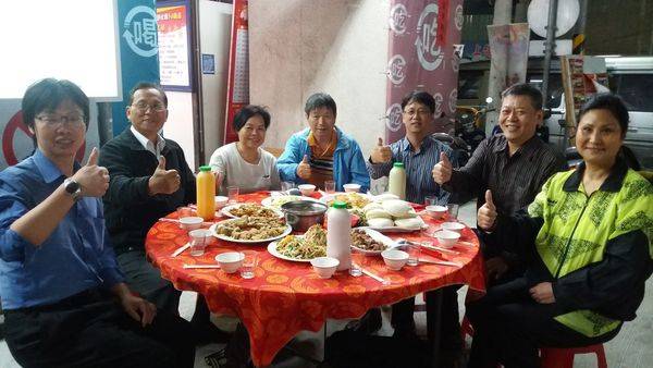 &nbsp;汐止觀光夜市將在5月14日下午6點至10點，在水源路鐵路高架橋下舉辦一場關懷汐止弱勢小孩及頒發「勤學獎學金」的公益活動，今日特別舉辦一場試吃會，邀請即將參與的協辦單位，包括觀天下有線電視、黃國昌立委辦公室秘書謝青峰、愛心會理事長許清着等參與單位，先行由參與的汐止觀光夜市會員提供自家的招牌餐點，以辦桌的方式進行。歡迎5月14日大家一起揪團來汐止觀光夜市，逛夜市吃小吃，再一起做公益。&nbsp;<img title="20160412_185007" src="https://pic.pimg.tw/hcaa1234/1460470328-3542610016_n.jpg?v=1460470333" alt="20160412_185007" border="0" />汐止觀光夜市最負盛名的剉冰女王邱珉也提供一個用豆腐做的非常可口點心。<img title="20160412_184110" src="https://pic.pimg.tw/hcaa1234/1460470156-1951852484_n.jpg" alt="20160412_184110" border="0" />參與的夜市老闆提供自己小店的看家菜餚。&nbsp;