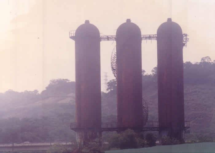 <span style="font-size: 14pt;">文 / 鄭維棕    照片 / 鄭維棕</span><span style="font-size: 14pt;">     台灣煉鐵的鼓風爐，在汐止鎮長廖學廣時代，協助台灣煉鐵把鼓風爐拆卸下來後，原本計畫將鼓風爐安置在現在的秀峰綜合體育場，讓這三根代表過去汐止重工業時代的工業遺產，豎立再顯明的新台五路旁的體育場，成為汐止的代表。</span><span style="font-size: 14pt;">    後來，因為廖學廣受鎮長稅判決影響下台，使得整個安置工作受到延宕。原本已經從台灣煉鐵移至到汐止綜合體育場的鼓風爐，在汐止多雨的侵時下，開始腐爛。讓當時躺在秀峰公園已經超過六年的三根鼓風爐，受到風雨侵蝕腐朽，嚴重變形。而新任的鎮長周雅淑對於這項工作並不願執行，導致這三根原為汐止的文化遺產，變成一堆廢鐵。與先前轟轟烈烈從台灣煉鐵遷移，並計畫聳立秀峰公園而吸引媒體高度報導，最後在周雅淑手下，成為市公所拍賣的廢鐵，頗令汐止人欷噓。</span><span style="font-size: 14pt;">　台灣煉鐵的前身為日據時代的「東洋產業工業株式會社」，國民黨政府接收台灣後，改為「台灣工礦股份有限公司」鋼鐵機械分公司的第四鋼鐵廠，其後才更名為台灣煉鐵股份有限公司，並由陳逢源先生經營。</span><span style="font-size: 14pt;">　民營化以後，由於內部利益擺不平，發生過著名的馬氏證券業者遭黑道槍擊事件，喧騰一時。三根鼓風爐原聳立台煉遺址，為汐止顯目地標，歷史久遠，為汐止珍貴的遺產。</span><span style="font-size: 14pt;">    <a href="http://www.iformosa.org/2016/04/07/%e3%80%90%e6%b1%90%e6%ad%a2%e9%bb%9e%e6%bb%b4%e3%80%91%e5%8f%b0%e7%81%a3%e7%85%89%e9%90%b5%e7%9a%84%e5%a1%b5%e5%b0%81%e5%be%80%e4%ba%8b/">點這裡看更多的內容......</a></span>&nbsp;<img class="aligncenter size-full wp-image-1269" src="http://www.iformosa.org/wp-content/uploads/2016/08/台煉4.jpg" alt="台煉4" width="964" height="737" />