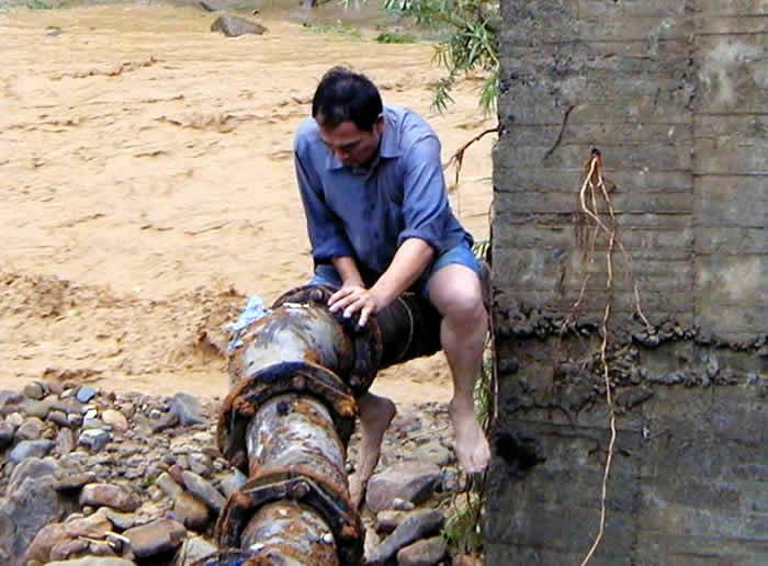 <h3>清音遙度碧灘頭，古調冷冷片石流； 椰竹悄彈孤月曉，管絃幕咽雨峰秋......</h3><img title="納莉颱風福安街口" src="https://pic.pimg.tw/hcaa1234/1438940278-294471178_n.jpg?v=1438940279" alt="納莉颱風福安街口" border="0" />▲<strong>納莉颱風隔天，新台五路與福安街口景象。（鄭維棕 / 攝影）</strong><hr />文.照片 / 鄭維棕《淡水廳志》中著名清朝詩人林逢源描述「淡北八景」秀麗的景觀時，對於著名的「峰峙灘音」的勝景，他以詩寫道：<strong>清音遙度碧灘頭，古調冷冷片石流；</strong><strong>椰竹悄彈孤月曉，管絃幕咽雨峰秋；</strong><strong>有靈湘水仙妃曲，無羌魚山客子愁；</strong><strong>此地不堪聞梵貝，離懷容易滿歸舟。</strong>汐止舊名水返腳，這是因為早期基隆河深可泛舟，而隨著海水的漲退，基隆河也跟著海水漲退，其終點恰好至汐止，因此，《淡水廳志》稱水返腳名稱由來時說道「水返腳，謂漲潮至此也。」另一方面，境域內昔日為平埔族峰仔峙社所在地，因此，早期也曾被稱為峰峙。海水的漲退拍打基隆河兩岸，與灘岸形成灘音，在早期的汐止構成天然景觀，因此詩人描述歸客騷人至此，聽聞梵音與灘音及夾雜的椰竹風雨聲，不免心中淒然。基隆河不但是汐止人早期的天然交通要道，更是人文的的表徵。甚至可以說，基隆河是汐止的「生命之河」。<img title="納莉颱風忠孝東路巷子" src="https://pic.pimg.tw/hcaa1234/1438940331-2568385149_n.jpg" alt="納莉颱風忠孝東路巷子" border="0" />▲<strong>忠孝東路的巷子堆滿從住家被髒水淹壞送道路中間的的家具</strong><hr />汐止位居台北與基隆之間，早年因為基隆河流貫其中，帶來交通的便利，是一個具有悠久歷史的文化小城，在乾隆二十三年（一七五八年）已經形成街肆。其後，縱貫鐵路及公路的開通，成為基隆與台北交通樞紐，商務鼎盛，境域內盛產煤礦與茶葉，因而興起不少大家族，如周家花園、蘇大少、建順茶行等。與河爭地，河道變大樓根據老一代汐止耆老表示，早期的基隆河河道又深又廣，是汐止對外運輸的重要交通要道。具有百年歷史的建順茶行負責人黃榮昌就表示，他們經營的茶行除了供應中南部的茶商外，也外銷到國外，而茶葉的運送，早期就是以老街中正路基隆河岸牛稠頭做為貨物轉運站，沿著基隆河把茶葉送到台北市。而老街上耆老也表示，大正九年（一九二０年）汐止第一任街長陳定國尚未在水源路攔壩做水庫時，幾乎汐止人的引用水就是基隆河。<img title="納莉颱風" src="https://pic.pimg.tw/hcaa1234/1438940239-2146380816_n.jpg" alt="納莉颱風" border="0" /><strong>▲汐平路主要橋樑被沖斷，民眾沿著管線驚險過河一瞬間。</strong><hr />現在蓋了幾千戶住宅的台灣煉鐵大塊土地，在日據時期，原本為台灣重工業所在，這塊地原本也是「基隆河的河道」，後來因為被廢鐵渣及廢土不斷傾倒，最後變成一塊新生地，在台灣煉鐵搬到金山後，由國泰建設取得，並轉賣多個建設公司，在過去幾年蓋了幾千戶成為汐止最大的社區。沿著基隆河往下，在水尾灣附近的宏國千戶大鎮，到社后基隆河沿岸附近，以往也是基隆河洪水的淹水區。幾年前，政府大力興建六年國建，國家編列大筆預算大肆進行各項公共工程，其中，六年國建中與汐止有關的工程，總金額就接近七千億元，這些公共工程包括：國道中山高速公路汐止至五股段的高架拓寬工程（282億元）、北部第二高速公路計畫（1282億元）、北二高後續建設工程（4385億元）、國道北宜高速公路（601億元）等。其餘如台五路汐止段貨櫃車專用道（5億元）、台五路南港至基隆拓寬工程（四十九億元）、台北市東西快速道路（125億元），捷運延伸至汐止、高速鐵路等，這些公共工程在近十年內，給汐止帶來發展的遠景。而多年前新台五路通車後，使汐止對外交通更為便利後，幾乎在台灣具有份量的著名財團，都湧進這塊面積僅有七十二平方公里的小城鎮，從山上到農地，再從平地到基隆河兩岸被墊高的河地，雨後春筍般的高樓大廈一棟接著一棟擎天而起。根據一家在地的仲介公司統計，近十年來，汐止光是預售屋的總數就高達10萬多戶，總銷售金額也超過6千億元以上。大量人口移入，再加上與河爭地，基隆河原本的景觀，逐漸褪去，洩洪平原也變成「高樓大廈」高密度住宅區。<img title="1987年琳恩颱風汐止淹水" src="https://pic.pimg.tw/hcaa1234/1438942222-1990495466_n.jpg?v=1438942224" alt="1987年琳恩颱風汐止淹水" border="0" /><strong>▲1987年琳恩颱風汐止忠孝東路淹水情況（黃明威 / 提供）</strong><hr />去年九月（2001年）超級怪颱納莉十七日重創汐止，造成比前年象神颱風還要嚴重的災害，淹水的高度再創新高，淹水的面積則接近二百五十公頃，比前年象神淹水的二百二十七公頃還要嚴重。除了汐止淹水再次創紀錄外，防洪做得相當嚴密的台北市，也首次受到洪水的入侵，受災嚴重程度，比七十六年的琳恩颱風還要慘重，造價全世界首屈一指的捷運，完全浸在水中，而地鐵也一片汪洋，忠孝東路、仁愛路、南京東路、仁愛路也難脫洪水危害，甚至總統府也淹水，受災程度遠超過汐止。基隆河淹水，已不再只是汐止人的夢魘。超限開發，土地負荷過重根據海洋大學海工系教授李光敦透過衛星遙測影像研究顯示，汐止地區這十年來土地開發相當嚴重。研究中應用十年前衛星遙測影像(民國77年2月5日)與近年之衛星遙測影像(民國87年7月16日)，經由遙測照片觀察可知，汐止地區人為開發(包括裸露地、建物與道路、草地與農地等非林地部分)大多沿基隆河兩岸，而部分人為開發則由基隆河兩側向山區（野溪沿線）擴張。<img title="圓山仔空照原圖" src="https://pic.pimg.tw/orphan1234/1443605358-3090064743_n.jpg?v=1443605360" alt="圓山仔空照原圖" border="0" />▲空照圖的員山子分洪路線圖（鄭維棕 / 攝影）<hr />根據資料，這十年的開發情形，社后橋以上基隆河流域(279 km2)之林地由原來的84%減少為74%，亦即該區域內人為開發而使土地利用改變率約為10%，這其中包含建物與道路、草地與農地，以及裸露地的增加；而建物與道路之增加率僅佔全區域面積的5%。若針對社后橋與實踐橋（五堵）間區域(76 km2)進行分析，得知該區域內的林地由原來77%減少為61%，亦即人為開發而使土地利用改變率約為16%，而建物與道路的增加率約為5平方公里，僅佔全區域面積的7%。另外，根據監察院今年（2002）三月六日所提出對台北縣政府的糾正案中，提到對於基隆河沿岸13家貨櫃場，竟然至今都沒有清楚的「鑑界」，這些佔用大量河川土地的貨櫃場，對於基隆河的宣洩，造成莫大的負擔。<img title="茄苳溪3" src="https://pic.pimg.tw/hcaa1234/1439482411-2288613157_n.jpg" alt="茄苳溪3" border="0" /><strong>▲大量的山坡地開發與過度的基隆河沿岸建築群落，造成汐止城市面貌完全改觀。（圖為建成路社區）</strong><hr />除了基隆河主要河道遭到佔用外，事實上，汐止10條主要的河川，也遭到濫墾濫建的命運，10條河川沿岸都是大型的別墅和高級建築，使得一旦颱風來臨，鬆動的沙土變成河川殺手，大量衝到基隆河，使得基隆河快速淤積，加速淹水的危機。野溪整治，大而無當除了基隆河整治面臨的困境外，汐止的十條主要野溪，這些野溪包括東山溪、茄苳溪、禮門溪、智慧溪、康誥坑溪、下寮溪、大坑溪、內溝溪、叭嗹溪及北港溪，也成為政府整治基隆河一項重要的工作。根據台北縣政府去年（2001）四月公布的「基隆河初期治理實施計畫配合工程辦理情形」，計畫中將保長坑溪等七條河川列為整治項目，規劃R.C擋水強等工程，全長計畫8703公尺，總經費高達三億四千萬元。 在淹水最嚴重的保長坑溪（五堵）一帶，計畫使用混泥土坡面工22.22公尺，護岸加高215公尺，新設護岸112.14公尺，橋樑壓樑二座。然而，從去年納莉颱風的檢驗發現，保長坑溪的整治，不但未給五堵民眾帶來好處，反而是保長坑溪沿岸的居民，在水淹進堤岸內時，大量的泥土也被帶進來，由於泥土重量大於水，使得堤岸內的住家在水退後，不但水無法消退，家中更成為泥土樂園，有些住家的泥土超過一個人高，最後不得已只好請來挖土機，將房子牆壁打破，才勉強將污泥清淨。基隆河整治，原本讓政府體認野溪的整治一樣重要，但是錯誤的整治和不從根本著手的方法，讓民眾未得其利前已先蒙其害。河川溝渠化，景觀遭破壞現任工程會副主委郭清江在擔任行政院九二一重建委員會副執行長時，在中部災區處理崩塌問題時，為了找出土石流源頭，請民眾帶領，爬山涉水，走幾個小時的險峻山路，攻到山頂察看山頭被大水割裂的情況，然後用最少的錢，以源頭整治方法而達到整治崩塌的目的，效果顯著。汐止因為淹水，使得政府開始整治基隆河，而整治基隆河，又讓政府開始關注汐止的野溪整治。然而，基隆河整治，到目前為止，還停留在「圍堵」與「與河爭地」的概念，而野溪整治，則是基隆河整治概念的「延伸」，沒有真正做到「源頭整治」的概念。走一趟汐止主要的野溪，會發現受到整治影響，不管有沒有淹水的地方，許多河道都被「擋土牆」取代，而河道兩岸原本翠綠的景觀，取而代之變成水泥護岸，從保長坑溪（從五堵到保長坑）、北港溪（從伯爵到林肯大郡）、大坑溪（從基隆河交會處到中研院）、康誥坑溪（從宏國大鎮到白雲活動中心）、茄苳溪（從老街到華僑銀行員工訓練所），很清楚的，汐止的野溪在面臨淹水的命運中，現在又再次面臨溝渠化的危機。然而，更諷刺的是政府花了那麼多錢，苦心將每一條野溪整治成水泥護岸，但淹水的問題解決了？答案當然是否定的，否則，去年僅下了八百多公釐的納莉 ，就讓汐止淹了二百五十公頃，未來如果下了九百公釐、一千公釐時，怎麼辦？溝渠化的野溪整治真能解決汐止淹水問題？因此，基隆河整治，還是要回歸「基本面」，也就是「源頭整治」的概念。例如，10條野溪面臨一個重要的困境，便是許多佔河川地大興土木，造成河道改變，使得河川衝擊山坡或山路引起的崩塌，野溪濫倒廢土問題，這些不花錢只要公權力徹底貫徹，就能執行的問題，卻是目前政府作的最不夠的地方。（去年納莉水源路被沖毀就是一例，保長坑溪忠孝橋沖斷也是一例）另外，截彎取直搶走了基隆河氾濫平原500公頃土地，河水沒去處，而台北市政府又將堤防築高，河水沒去處，往上流造成水位上升使中上游淹水是「必然」現象，因此，從「源頭整治」概念來說，如何解決截彎取直造成洩洪面積萎縮，也是解決汐止、台北市不淹水的根源方法。如果，政府不解決這些根源問題，整治基隆河，除非在汐止築堤，使堤防的水平線高過台北市的提防，否則根本無濟於事。而整治汐止野溪，將野溪溝渠化，不但「捨本逐末」，犧牲掉的將不僅是汐止的好山好水，更犧牲掉為美麗台灣未來豎立一個整治水患重大典範的良機。對汐止民眾來說，要保有自己美麗的家鄉，需要「智慧」和「勇氣」，更需要「恆心」。因為汐止外來人口龐大，對「在地文化」疏離，除了與自己有關的事務外（尤其是經濟方面），要喚起民眾的認知相當困難，我們需要有智慧去喚醒更多的人瞭解「環境共同體」的概念。而需要勇氣是關心野溪，免不了碰到許多的利益，「擋人財路」會引起許多的困擾。（個人有多次被黑道恐嚇的紀錄，也常陷入內心的掙扎），另外，需要有「恆心」是因為關心野溪，「吃力不討好」，又沒有「經濟效益」，一般人也不太注意，要持之以恆相當困難。（2002年5月）