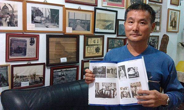 汐止鐵工文化達人姚添進。（文 / 攝影  鄭維棕）汐止鐵工文化達人姚添進，近日將其蒐藏的珍貴老照片與契約文書整理，並由新北市政府文化局出版了一本《汐止的老契約文書與舊照片》。同時，將從12月1日至12月31日止，在汐止區公所的一樓走廊，舉辦一場「姚添進的水返腳老照片之旅」展覽，歡迎汐止鄉親參觀。<img title="IMAG2511" src="https://pic.pimg.tw/hcaa1234/1448101494-351348433_n.jpg" alt="IMAG2511" border="0" />姚添進本身是開蓋厝的鐵工廠，長期幫許多汐止的鄉親蓋厝拆厝，因而常常是第一手接觸到許多珍貴的文物。特別是汐止過去遭受許多淹水災難，許多珍貴的文物被沖毀。許多老房子更崩塌損毀。因此，常有許多在地的老住戶找他修理房子，因而，姚添進就接觸到許多珍貴的文物和老照片。經過幾十年的蒐藏，總算開花結果，他把部分老照片整理出來，並由蕭雅玲教授協助編輯出版了《汐止的老契約文書與舊照片》，也歡迎汐止鄉親12月1日以後，到汐止區公所一樓走廊，欣賞這些珍貴的老照片。<img title="IMAG2515" src="https://pic.pimg.tw/hcaa1234/1448101573-1536416888_n.jpg" alt="IMAG2515" border="0" /><img title="IMAG2518" src="https://pic.pimg.tw/hcaa1234/1448101601-3626742509_n.jpg" alt="IMAG2518" border="0" /><img title="IMAG2519" src="https://pic.pimg.tw/hcaa1234/1448101631-3024288029_n.jpg" alt="IMAG2519" border="0" /><img title="IMAG2522" src="https://pic.pimg.tw/hcaa1234/1448101661-964976781_n.jpg" alt="IMAG2522" border="0" /><img title="IMAG2523" src="https://pic.pimg.tw/hcaa1234/1448101697-1559720173_n.jpg" alt="IMAG2523" border="0" /><img title="IMAG2528" src="https://pic.pimg.tw/hcaa1234/1448101770-435717123_n.jpg" alt="IMAG2528" border="0" />（照片提供 / 姚添進）<img title="姚添進2015-11-21-6" src="https://pic.pimg.tw/hcaa1234/1448101858-2399061024_n.jpg" alt="姚添進2015-11-21-6" border="0" />在地文化工作者胡朝進老師與姚添進合影。（鄭維棕 / 攝影）