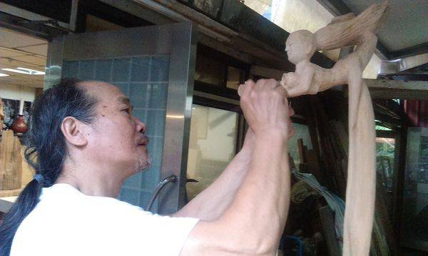 <span style="font-size: 14pt;">文 / 許紹軒  照片 / 鄭維棕</span><span style="font-size: 14pt;">大陸四川長江畔的樂山大佛是世界級的名勝，其實在汐止市鄉長路廿六巷的舊友蚋煤礦坑口附近，也有一尊刻在石壁上的佛像，法相莊嚴，是雕刻藝術家沈正庚得意的作品之一。</span><span style="font-size: 14pt;"><img title="HTC desire 300 530" src="https://pic.pimg.tw/hcaa1234/1440667299-836624627_n.jpg" alt="HTC desire 300 530" border="0" /></span><span style="color: #3366ff; font-size: 14pt;"><strong>沈正庚醉心創作（2015年，鄭維棕 / 攝影）</strong></span><hr /><span style="font-size: 14pt;">　沈正庚來自於宜蘭頭城海邊，生活閱歷豐富，因熟諳水性，早年在家鄉當漁夫，後來因為生活不易在卅六歲那年遷到汐止居住，從木匠幫工做起，也開啟了他進入藝術領域的大門。</span><span style="font-size: 14pt;"> 　從盆栽到雕刻，沈正庚擺脫了匠氣的精雕細琢，讓想像力與創作力馳騁在木料上，從位在昔日友蚋煤礦三和坑口附近的居所「宜園」內部擺設看來，他的創作隨心所欲，人物題材表現細膩，從表情到肢體語言都有個性。</span><span style="font-size: 14pt;"><img title="HTC desire 300 532" src="https://pic.pimg.tw/hcaa1234/1440667349-2720390956_n.jpg" alt="HTC desire 300 532" border="0" /></span><span style="color: #3366ff; font-size: 14pt;"><strong>一刀一刀刻出作品（2015年，鄭維棕 / 攝影）</strong></span><hr /><span style="font-size: 14pt;">　篤信佛教的沈正庚也把佛像列入創作，除了木刻作品，三年前他看中了住家旁的沙積岩石壁，一刀一斧地刻出了心中佛的形象，他說，所有宗教都教人向善，基督教說神愛世人，其實佛也是愛世人的。</span><span style="font-size: 14pt;"> 　所以他在石壁上刻出的佛像，不但眼皮分單雙，耳長及肩，慈眉善目，還雙手環抱著一個地球。</span><span style="font-size: 14pt;"><img title="HTC desire 300 523" src="https://pic.pimg.tw/hcaa1234/1440667399-1833141370_n.jpg?v=1440667401" alt="HTC desire 300 523" border="0" /></span><span style="color: #3366ff; font-size: 14pt;"><strong>沈正庚的佛像作品（2015年，鄭維棕 / 攝影）</strong></span><hr /><span style="font-size: 14pt;">　除了莊嚴的題材，沈正庚也是相當有趣的創作者，在由樹瘤刻成烏龜的作品裡，筆直的陽具象徵，維妙維肖的模樣讓每位訪者啼笑皆非，嘖嘖稱奇。</span><span style="font-size: 14pt;"> 　此外他還把藝術與商業結合，以「阿庚亭」、「引月塘」、「柏思雅敘」、「阿庚茶房」與「翠微草堂」等既莊且諧又雅的名稱，配合他親手料理的菜餚，展現出獨特的風格。</span><span style="font-size: 14pt;"><img title="HTC desire 300 521" src="https://pic.pimg.tw/hcaa1234/1440667448-2570317089_n.jpg" alt="HTC desire 300 521" border="0" /></span><span style="font-size: 14pt;"><strong><span style="color: #3366ff;">化腐朽為神奇的創作！（2015年，鄭維棕 / 攝影）</span></strong></span><span style="font-size: 14pt;"> 　儘管鄰近高速公路，在車來嚷往的吵雜中，沈正庚還是經營了一片屬於自己的天地，鬧中取靜，怡然自得。（作者為前自由時報記者）</span>