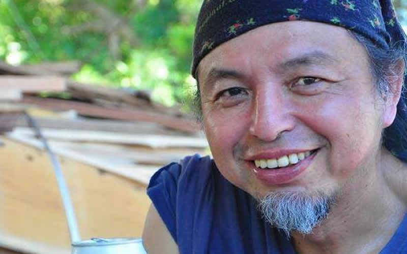 <span style="font-family: 新細明體, serif;">王春長幾十年來堅持陶藝創作，即使在一場火災中全部化為灰燼，但依舊樂觀及堅持不懈。（照片 / 王春長的FB）</span><hr /><span style="font-family: 新細明體, serif;">文</span> / <span style="font-family: 新細明體, serif;">鄭維棕      照片來源 / 余勝村、王春長、徐兆平</span><span style="font-family: 新細明體, serif;">在北部享有盛名的金山柴窯，2015年</span>8<span style="font-family: 新細明體, serif;">月</span>2<span style="font-family: 新細明體, serif;">日在一場大火中燒毀了。金山柴窯的主人王春長花了十八年建立的心血，瞬間化為灰燼，令人扼腕。</span><span style="font-family: 新細明體, serif;"><img title="王春長余勝村" src="https://pic.pimg.tw/hcaa1234/1439271830-1266949425_n.jpg" alt="王春長余勝村" border="0" />  </span><span style="font-family: 新細明體, serif;"><strong>王春長(右)與余勝村</strong><img class="mcePixMore mceItemNoResize" src="http://panel.pixfs.net/images/blog/common/pixmore/trans.gif" alt="" /></span><span style="font-family: 新細明體, serif;">金山柴窯位於萬里的金山薰衣草溫泉會館旁小路，坐落在非常樸素的鄉野間。整個空間由簡單的木材建造，與田野與大地連成一片，是金山非常重要的一塊藝術基地。</span><span style="font-family: 新細明體, serif;">王春長本身是基隆攤販之子，長期在核電廠工作，因緣際會向陶藝家陳慶良學習陶藝之製作，從此後，王春長與陶藝創作結下不解之緣。也因為這樣，他在台電工作之餘，就不斷地找建陶基地，好不容易找到這塊處女地，建了金山柴窯，成為藝文界眾所周知的燒陶聖地。</span><span style="font-family: 新細明體, serif;"><img title="王春長2015-08-11" src="https://pic.pimg.tw/hcaa1234/1439271879-3357273996_n.jpg" alt="王春長2015-08-11" border="0" />  </span><strong><span style="font-family: 新細明體, serif;">王春長帶著笑容，在灰燼中樂觀的重新整理金山柴窯</span></strong><span style="font-family: 新細明體, serif;">王春長跟汐止的藝術家淵源流長，二十多年前，汐止在藝文夥伴高燈立老師的推促下，成立了汐止文化藝術學會，當時，我除了擔任創會的會員外，也被選任擔任理監事，並與大伙們長期在汐止一起推動文化藝術。而王春長也常常到汐止來參加活動。兩邊的交流至今從來沒有斷過。即使今日，汐止過去一起推動藝文的夥伴余勝村老師</span>(<span style="font-family: 新細明體, serif;">在汐止火車站旁的住處成立台灣陶</span>)<span style="font-family: 新細明體, serif;">，甚至這幾年也搬到金山長住，並常和王春長一起。汐止金山的藝術交流，因為這些藝術家的連結，使兩個鄉鎮市的藝術文化推廣結合非常緊密。</span><span style="font-family: 新細明體, serif;"><img title="王春長2015-08-26-4" src="https://pic.pimg.tw/hcaa1234/1439271894-1852050421_n.jpg?v=1439271895" alt="王春長2015-08-26-4" border="0" /></span><strong><span style="font-family: 新細明體, serif;">還在焚燒的金山柴窯，讓人看了心痛呀!</span></strong><span style="font-family: 新細明體, serif;">柴窯除了王春長的金山柴窯外，汐止陶藝家徐兆平也在汐平路上有一處</span><span style="font-size: 11.5pt; font-family: 新細明體, serif; font-style: normal; font-variant: normal; font-weight: normal; font-stretch: normal; line-height: 115%; color: #141823;">遊汐園的自建柴窯</span>。<img title="徐兆平5" src="https://pic.pimg.tw/hcaa1234/1439271977-2031872297.jpg" alt="徐兆平5" border="0" /><strong>汐止陶藝家徐兆平 </strong>