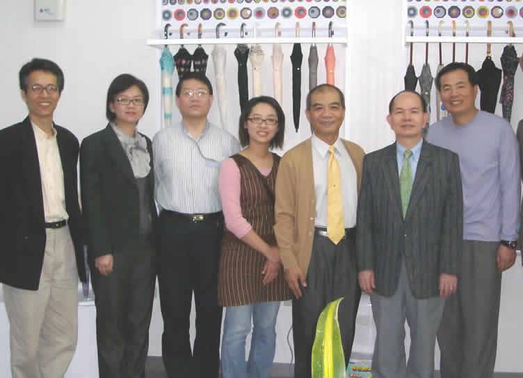 李銘智（左五）將洋傘文化推到極點，創造台灣洋傘在世界的亮點，左一為鄭維棕。<hr />文 / 鄭維棕近年來，英國工業設計師Jonathan Ive設計的iPod，捲起狂風，短短幾年，竟然創造出超過千億美金的產值，一個創意十足的設計，帶動的創意產值，令人瞠目結舌。然而，一個文化創意的產品，並不是一般倉促成軍的隊伍所完成的作品，也不是「業餘者」或「純粹文化人」的創作，而是一個專業的「設計師」和埋藏深邃的文化燻染，再透過敏銳對普遍大眾的消費習慣之觀察，並對當下「大眾文化」之深入體會，透過一連串驚奇設計所組成的創意性所衍生設計出之傑出商品。一個傑出的創意，再加上專業的設計，讓iPod成為一個風靡全球的商品，衍生的商業利基超乎人的想像。<img title="異形防風傘" src="https://pic.pimg.tw/hcaa1234/1438409540-3180007223.jpg" alt="異形防風傘" border="0" /><span style="font-size: 12pt;"><strong>自由時報報導汐止文化網及國巨洋傘的故事</strong></span><h1 style="margin: 0px; padding: 0px; font-size: 1.7em; font-family: 'Lucida Grande', 'Lucida Sans', Arial, sans-serif;"><em id="__mceDel"><strong><img class="mcePixMore mceItemNoResize" src="http://panel.pixfs.net/images/blog/common/pixmore/trans.gif" alt="" /></strong></em></h1><span style="color: #ff0000; font-size: 12pt;"><strong>「創意」需要奠基於「知識」、「經驗」與「技術」，更需要有一群創意的伙伴和敢投資且眼光如鷹的投資者。特別是文化產業的創意，如何把抽象的文化，轉化成為具象的生活，並且成為一種文創產品，融入人的生活，這中間有一段深淵之斷裂。</strong></span><strong><span style="color: #ff0000;">事實上，一個文化創意之學習過程，是可以為個人、企業、社區與社會，累積龐大的資本，這個資本包括包括「知識資本」、「互信的社會資本」和「建構成功學習環境的社會文化資本」，這些資本累積到一定的程度時，就會像火山爆發一樣，瞬間帶來不可限量的影響，iPod和iphone就是明顯的例子</span></strong>。這個創意不僅改變了人的生活，甚至連走路的樣子（低頭族），也被深深的浸染。透過文化創意之實踐，不僅可以累積個人與企業的產業資本，更是一種長期累積城市資本的最佳手段。<span style="color: #ff0000;"><strong>長期從事地方文化工作，在寡少的資源下，如何透過一種有效的資源引道，和文化機轉的活度，找出文化浸染生活的捷徑和通道，讓文化成為人們生活不可或缺的質素，我發覺最有效的的方法，就是將「文化推廣之路」，改成「植入文創質素之路」！也就是說，當「文化推廣」不斷的叫人花錢、花資源、花體力，甚至花資產時，所有的論述，都讓有心人不斷的退縮。不僅個人囿於財力精力越來越不敢投入文化推廣，更讓文化推廣成為菁英享受文化。甚至有時更直接的講，文化推廣成為文化藝術行銷公司的賺錢法寶，對地方文化根本一點幫助都沒有，是另一種化妝的的賺錢術。從過去一場國慶表演要花二億元，一場活動幾千萬，除了拿納稅人的錢當冤大頭外，對地方到底有什麼幫助？為什麼在地人需要跟主辦單位豁稀泥和起舞。</strong></span><img title="sense透明" src="https://pic.pimg.tw/hcaa1234/1438409679-3825261727.gif" alt="sense透明" width="312" height="261" border="0" /><span style="font-size: 14pt; color: #ff0000;"><strong>享譽國際的國巨洋傘的異形防風傘（荷蘭設計師Senz設計）</strong></span>屈指一算，任何一個會計算的企業家，都不會做上面這樣荒唐的事情。在地人在資源這樣匱乏的環境下，對於所有會花錢的文化工作，更是斤斤計較。斤斤計較沒有什麼不好，這樣，會讓真正想從事文化推廣的人，日思夜想在寡有的資源下，文化的引道在哪裡？文化機轉的機會在何處?地方文化者的活路又在哪裡？<span style="color: #ff0000;"><strong>從事文化工作二十多年，很幸運碰到很多很棒很有格局的企業家，也碰到很多具備理想創意的人才，更經歷了各種風風浪浪，生命的困頓和難走的迍邅。這些經驗讓我深深體會，為文化創造平台，讓文化找到出口，更讓文化成為可以「創造產值」的文創商品，是從事地方文化一條不歸路。如果不從這個難度下功夫，所有文化的推廣，都如短暫的秋風，即使萬紫千紅，也在短時間就被冷冽的寒風吹的東倒西歪。即使不經歷秋風，短暫虛假的熱鬧和興盛，也會在資源耗盡後，經歷內耗和人性的爭鬥，不戰自垮！從台灣頭到台灣尾，二十多年來，我看到不盡其數的案例，歷歷在目！</strong></span><span style="color: #000000;">也因為這樣，二十多年來，我在地方從事文化工作，不會想在這個推廣上發財，如果看不透這個準則，十多年前，我會像多數汐止在地文化人一樣，早就收攤不幹了。只有笨蛋才會在沒有利益的事情上（甚至還要自掏腰包），不斷的作對自己沒有利益的事情。</span><span style="color: #ff0000;"><strong>然而，我知道，要讓文化如活水，一定要讓人有持續性的收入，讓文化可以創造產值，也就是讓文化可以走向文創之路，並讓文創植入到在地人的生活中。在這樣的理念下，我因而建構網路平台，用平台衍生的周遭資源，再用平台去滾盪資源，如此，我養活了自己，也養活了家人，更重要的是我的文化理想也沒有被淹沒，在地方教育、文化、人才及各種文化和公共議題中，永遠有我的影響和發聲的位置。</strong></span>我的意思不是說我的平台很厲害（<strong><span style="color: #ff0000;">對於一個長期從事在地文化的工作者而言，平台的缺如和技術的寡窳，更是常有說不出的苦痛與煎熬</span></strong>）。我是說明，當文化開始走向具有文創質素之路時，讓文化可以變成文創的商品，即使一個虛擬的地方平台「產品」，都有可能創造文創產值的可能性，因而讓人也可以擁有一條活路，讓文化的推廣也可以一直走下去。<span style="color: #ff0000;"><strong>那麼，如果是一群人，群策群力，再加上擁有企業資本，更有格局的眼光，誰說搞文化一定是虧錢的事業？那是因為用很落伍的文化觀念在搞文化，不知推展文化的精髓所在。</strong></span><strong><span style="color: #ff0000;">嚴格講，我比很多人還不精明，資源更為匱乏，我甚至比多數人還沒有堅持的條件。我是學哲學的，常被別人笑說我們是在黑暗的房子中，抓一隻黑色的貓！會想但不切實際啦！但不要忘了，「方向比努力重要」，沒有思想的深度和厚度做支撐，再多的技術和努力，都沒有用。</span></strong><iframe src="https://www.youtube-nocookie.com/embed/hFzOwq5PldQ?rel=0" width="640" height="480" frameborder="0" allowfullscreen="allowfullscreen"></iframe><strong>一支傘創造一個偉大的故事和文創力量--國巨異形防風傘</strong><span style="color: #ff0000;"><strong>當馬雲的掏寶網什麼都可以賣，而且賣到成為中國的首富時，做地方文化工作的人，卻不知道善加利用網路平台，再利用這個強勢的平台，想辦法讓文化透過這個通道，讓文化有機會機轉成為文創的質素，再深度的植入到地方人的心底中，文化怎麼有機會走向文創之路？而這樣的想法，就是我當初建構地方文化資訊平台的想法！經過十多年的辯證和風雨，不斷出土的成功案例都證明我的看法是對的，而且越來越極端的證明這個方向與風潮，只會越來越明顯，而且更加的膨脹！</strong></span>