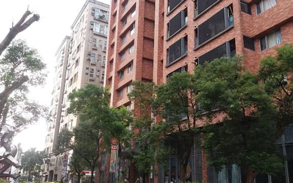 <h3>演出地點：夢想社區，演出者包括李碧珠、林曉芸、林夢如、陳韻年、張立陪、卜斌、陳炳文、鄔德恕、黃欣媛、蔡宛庭...</h3><img src="http://www.sinew.idv.tw/images/p%E5%A4%A2%E6%83%B3%E7%A4%BE%E5%8D%80%E9%9F%B3%E6%A8%82%E6%9C%832015-12-27.gif" alt="" width="443" height="324" />▲演出時間：12月27日（日)。夢想社區 / 提供<hr />晚上6:00~7:00pm ...... (上半場)晚上7:00~8:00pm 音樂飄揚.......(下半場)<img title="海報" src="https://pic.pimg.tw/hcaa1234/1451177907-763601234_n.jpg" alt="海報" width="401" height="567" border="0" /><img title="演出內容" src="https://pic.pimg.tw/hcaa1234/1451178078-2307018185_n.jpg" alt="演出內容" border="0" />