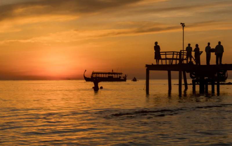 <h4><span style="font-size: 14pt; color: #ff0000;">懷德海（A.N.Whitehead，1861—1947年）是當代英美哲學家，他的哲學主要是要批判現代世界觀的基本預設----科學唯物論---作為整個知識的起點，並且以機體哲學作為其思想系統建構之架構。懷德海說道：他的思想貫通科學、哲學、宗教、藝術教育等領域，自成體系。除了對於科學唯物論的批判外，他特別提出「事件論」（event）和「對象論」(object)做為論述核心，認為自然是「創化進程」的理念，認為空間是對象（或物體）之間的延展關係，而時間則是事件之間的延展關係。他的宇宙論，充滿創新與生生不息，與傳統西方哲學大相逕庭，與科學唯物論更是大異其趣。這個機體哲學與《易經》的宇宙論和生生之理相互映照，本文嘗試以此作為兩者之對比，以論述其會通之處。</span></h4><hr /><span style="font-size: 14pt;">○ 文 / 鄭維棕</span><span style="font-size: 14pt;"><strong>壹、前言</strong></span><span style="font-size: 14pt;">懷德海（A.N.Whitehead，1861—1947年）是當代英美的大哲學家，他的哲學主要是要批判現代世界觀的基本預設------科學唯物論---作為整個知識的起點。並且以機體哲學作為其哲學完滿建構為終點。在早期有關自然哲學的著作中，懷德海根據當代科學的新發現----馬克斯威爾的電磁場理論、相對論與量子物理學，進而批評十七世紀科學興起以後的唯物自然觀，並非科學唯物論所認為的存在於剎那定地點的物質，如原子或者微粒，而是處於連續不斷的時空（space-time continuum）之中的「機體」。懷德海說道：</span><span style="font-size: 14pt;">生物學裡生命有機體的概念是無法以存在於剎那之間的質點來表達，生命有機體綿延於空間之中，它的本質在於功能（function）。功能的發揮有待時間，因此，生命有機體就是一個具有時空延展性（spatio-temporal extension）的個體。</span><span style="font-size: 14pt;">他的思想貫通科學、哲學、宗教、藝術教育等領域，博大創新、自成體系。除了對於科學唯物論的批判外，他特別提出「事件論」（event）和「對象論」(object)做為論述核心，認為自然是「創化進程」的理念，他認為空間是對象（或物體）之間的延展關係，而時間則是事件之間的延展關係，肯定我們生活在「時段」（duratuon），之中，而不是生活在「剎那」（instant）之間。並把「事件」作為最終的事實（the ultimate fact of nature），而「對象」則是變遷自然中恆常不變的因素。這些創新的主張，都與傳統的科學唯物論大異其趣。</span><span style="font-size: 14pt;">在《科學與現代世界》（Science and the Modern World）一書中，懷德海對於科學與哲學的探討，對於自然機械論的批評，更是一針見血，獨創他那有名的「機體主義」（organism），正如他在該書中所說：</span><span style="font-size: 14pt;">我的理論是主張：一切唯物論概念只能應用於邏輯思辯所產生得極抽象的「實有」（entity），而持續的具體實有就是機體，因此「整體」機體的結構對於附屬機體的性質必有影響。以動物為例，心理狀態進入了整個機體的構成中，因此對於一連串的附屬機體，直到最小的機體如電子等都有影響。若接受這一原理，就必須放棄傳統的科學唯物論，而代之以機體論的說法。</span><span style="font-size: 14pt;">懷德海打破了自然機械論的主張，提出一套「機體機械論」（organic mechanism）之理論，使的外在世界與人的內心世界，可以相互攝受（prehension），而成為一個統一的整體。</span><span style="font-size: 14pt;">懷德海自己在《歷程與實在》（Process and Reality）一書中，曾經自述：</span><span style="font-size: 14pt;">就機體哲學一般的立場而言，似乎更接近某些印度或者中國的思想特徵，而不接近西亞或歐洲的思想。機體哲學把歷程（process）看作是終極的，但後者卻是把事實(fact)看作是終極的。</span><span style="font-size: 14pt;">懷德海認為，在機體哲學中，有種終極的東西，被稱作「創新」（creativity），這項創新是什麼？懷德海曾經自己說過，他的宇宙論事實上是企圖把柏拉圖的《迪冒斯語錄》（Plato’s Timaeus）中的宇宙觀，和晚進的西方科學宇宙觀—發自加利略、牛頓、笛卡兒和洛克---加以調和而已，這項調和的工作，則必須顧到邏輯思考的融貫性（consistency）和新的科學事實和理論。而這項創新，讓懷德海的機體哲學所建構的世界，大異於過往科學唯物論的世界，打破二元對立的兩橛關係，讓其宇宙論更具有動態與交互的關係。</span><span style="font-size: 14pt;">至於《易經》這本古老的中國經典，也蘊含著豐富的哲學思想，在〈繫辭上傳〉中說道：</span><span style="font-size: 14pt;">一陰一陽之謂道，繼之者善也。成之者性也。仁者見之謂之仁。知者見之謂之知。百姓日用而不知。故君子之道鮮矣。顯諸仁。藏諸用。鼓萬物而不與聖人同憂。聖德大業至矣哉。富有之謂大業。日新之謂盛德。生生之謂易。成象之謂乾。效法之謂坤。極數知來之謂占，通變之謂事，陰陽不測之謂神。</span><span style="font-size: 14pt;">《易經》以「乾」、「坤」二卦發端，乾為陽，坤為陰，陰陽作用，化成天下，化成人文。進而透過這二卦的推演，便成為六十四卦，把宇宙之理全部含容在這些卦象中。《易經》這種含容宇宙的道理，正如同懷德海透過「攝受」之理，把萬物看為一彼此「入構」（ingression）的整體一樣，認為宇宙是一個「感而遂通」而「萬物之情可見」的全體大用流行，彼此互為因果，互為作用，不可斷然割截。</span><span style="font-size: 14pt;">本文企圖對兩者哲學思想作一對比，懷德海所建構的機體哲學，以「創新」做為其終極，，這項觀念對比於《易經》中的「生生」宇宙之觀念，也正如懷氏所說，其主張反而接近中國之思想，將「歷程」視為真際且為最終極，宇宙本為一個動態交互之宇宙，並非二元對立之唯物世界。</span><hr /><span style="font-size: 14pt;"><strong>貳、動態與融貫之宇宙論</strong></span><span style="font-size: 14pt;">懷德海說道：</span><span style="font-size: 14pt;">機體哲學與史賓諾莎之思想有著密切之關係，但是與之不同的是，機體哲學拋棄了思想上「主—謂」（subject-predicate）之形式，因它關注這種形式直接表現在事實最根本的前提，結果就避免了「實體—屬性」（substance-quality）的觀念，並且以動態歷程的描寫取代了形態學之描述。</span><span style="font-size: 14pt;">事實上，二十世紀的西方當代哲學瀰漫著一股反形上學的氛圍，科學主義當道，但懷氏以他數理與科學的背景，堅持西方思辨哲學的傳統，並且肯定哲學形而上的功能。</span><span style="font-size: 14pt;">懷德海會有這樣的思想，這與他的成長背景有關。他出生於英國肯特郡桑奈島巒司格（Ramsgate,the Isle of Thanet,Kent），生長在一個典型的鄉紳家庭，他的祖父湯姆（Thomas Whitehead）與父親阿福雷得（Alfred Whitehead）都曾任當地學校的校長，家中長輩多從事教育與宗教行政方面的工作。懷氏自幼體弱，一直留在家中由父母親自教育，10歲開始學習拉丁文，12歲學習希臘文，15歲才上小學，接受正式教育。這段期間，懷氏深受父親敬虔的宗教教育感召，甚至因為親眼目睹父親彌留中的施洗教士讀《聖經》，印下一生深刻的宗教經驗。</span><span style="font-size: 14pt;">這種宗教經驗，也讓他對於整個時代瀰漫著以科學唯物論的思想，提出批判和反省。</span><span style="font-size: 14pt;">傳統的西方哲學對於形上學的討論，不遺餘力。許多艱深的問題，如探討知識作為可能時，必須假設有一個不會變動的知識對象，這個對象不會因著時常的變遷而導致知識變的不可信。因此，在探討一切知識時，形上學的討論就變得非常的重要。另外，許多哲學家對於上帝的存在，也會因為其知識體系建構中的需求，將這個不可知的第一原理，作為第一因，如此導出各種知識系統。形上學不僅成為知識系統的奠基者，在許多人生終極的討論中，許多無法掌握的要素，常常最後會透過形上學來作為預設的基礎，而這個基礎一旦坍塌，哲學的思想就會傾倒，對於整個西方思想可說影響至巨。</span><span style="font-size: 14pt; color: #ff0000;"><strong>然而，當科學主義成為時代的巨擘，透過檢驗與實驗的程序，並透過數學的演繹分析，哲學的地基開始搖動，特別是許多科學的研究，成為撼動人類生活的各種「產品」，一項一項新的研究不斷的被提出來，並且作為生活上重大的發現，一點一滴的改變人的生活，這些以科學研究的方法作為學術的導向，便一步一步成為主導西方思潮的重要思想基柱，原本傳統哲學建構的學術殿堂，便一步一步的被質疑，最後，科學主義唯物主張成為時代的巨龍，撼動整個哲學的思想。</strong></span><span style="font-size: 14pt;">懷德海所處的環境正是如此，數理背景的他受到幼時家庭宗教的影響，對於這樣的處境，非常不以為然，因此，他說道：</span><span style="font-size: 14pt;">今天大家爭議的宗教教條只有一個：「你所謂的『上帝』是什麼意思？」…現在世上對這概念主要有三個不同的說法：</span><span style="font-size: 14pt; color: #ff0000;"><strong>1. 東亞思想(The Eastern Asiatic concept)主張世界依循的是非人格的秩序(impersonal order)。這秩序是世界自有的秩序(the self-ordering of the world)，而不是世界服從某個強力統治者所產生的結果。這概念表達了「極端內在性的學說」(the extreme doctrine of immanence)。</strong></span><span style="font-size: 14pt; color: #ff0000;"><strong>2. 閃族(The Semitic concept)所主張的特定人格個體的概念(a definite personal individual entity)，這個體是唯一終極的形而上的事實，是絕對非衍生性的。祂支配並命令所有自祂衍生而出的存在，也就是所謂的現行世界(the actual world)。這閃族的概念是他們早期部落信仰理性化後的產物，表達了極「端超越性的學說」(the extreme doctrine of transcendence)。</strong></span><span style="font-size: 14pt; color: #ff0000;"><strong>3. 根據閃族概念而來泛神論思想(the Pantheistic concept)，主張現行世界內在於做為完整事實的終極單元之中。這現行世界離開了上帝就不真實，它唯一的實在性便是上帝的實在性。…這是「極端一元論的學說」(the extreme doctrine of monism)。</strong></span><span style="font-size: 14pt;"><strong><span style="color: #ff0000;">懷德海在這裡提出了「三個上帝觀」，顯然是指（1）東方的佛教的內在論，以超卓存有(Supreme Being)為內在世界的普遍秩序。（2）猶太教的一神論，以超卓存有是超越世界的「人格神」。（3）斯賓諾沙(Spinoza)的泛神論，視超卓存有與現行世界為一元實體。這三種概念中，佛教的內在論與泛神論是顛倒的(inverted)。就佛教而言，談到超卓存有便是談到現行世界；反之，就泛神論而言，談到現行世界便是談到超卓存有。但佛教的內在論與猶太教的超越論則是對立的(opposed)，至於泛神論可說是超越論的一種演變。</span></strong></span><span style="font-size: 14pt;">在《歷程與實在》一書中，懷德海在介紹「上帝與世界」的關係中，雖然也受到傳統希伯來信仰的影響，但是，懷氏卻嘗試努力讓上帝與世界成為雙向的流通。在該書中，懷德海說道：</span><span style="font-size: 14pt;">原始創生的事實（The primordial created fact），便是對於全部多樣性永恆客體（eternal objects）的絕對概念之評介，這便是上帝原初的本性。</span><span style="font-size: 14pt;">在傳統的西方哲學中，上帝與世界是單向的，上帝的絕對性是單向的創造了這個世界，上帝是那一個原動不動者，也是絕對者。在這樣的思維下，傳統哲學的上帝，不但不斷的被抽象化，而且是靜態的。然而，在《歷程與實在》一書中，上帝除了具有根源性，是宇宙的起源事實外，他是無意識且非人格，是無限的，沒有消極的攝受，為了解決亞理斯多得的宇宙論中上帝作為根源不動的推動者，懷德海，他把上帝的本性從物理經驗去設定，因此，他需要與根本的側面去統合，他也是被決定、不完全的、後繼者。也因為這樣的特性，懷德海說道：</span><span style="font-size: 14pt;">各種創造物組成了不斷變化「創新」（creativity）之特性，創造物的這種功能，在這裡被稱為現實實有（actual entity）的「客體永恆性」（objective immortality），因此，上帝就其原初本性和他的後繼本性來說，也具有客體的不朽性。</span><span style="font-size: 14pt;">上帝既具備主體性，也具備客體永恆性，他既是原初，也是結果。（consequent），既是開始，也是終結。既是不變的，也是變動的，既是單一，又是多元，世界是內在於上帝，上帝也內在於世界，上帝創造世界，世界也創造了上帝。而這樣的與宇宙觀，完全打破傳統哲學上帝單向創造世界的思想，上帝既是歷程，歷程也是上帝，上帝在各種歷程中，完成了這個世界的創造，而世界也在歷程中，完成了上帝的創造。</span><span style="font-size: 14pt;">從以上的論述，我們看到懷德海的機體哲學，完全可以說不同於西方科學唯物論的世界，更迥異於過往傳統哲學的設計上帝，這個上帝所形構的世界，是動態的宇宙論，不是靜態的，是相互融貫的世界，不是單向的世界，也在這樣的世界中，充塞著相互含攝與流通的大千世界。</span><hr /><span style="font-size: 14pt;"><strong>參、組成世界歷程的四要素</strong></span><span style="font-size: 14pt;">懷德海在他的《歷程與實在》（Process and Reality）一書中，第一章擘頭便說道：</span><span style="font-size: 14pt;">思辯哲學是努力建構一套使我們的經驗的每一成素皆能被詮釋的普遍概念之融貫的、邏輯的、必然的體系。這裡的詮釋，我意指一切我們所意識的、所享受的、所知覺的、所意願或所思想，皆具有成為此一普遍總綱的一個特別之特性。這個哲學的總綱是融貫的、邏輯的，和關涉到他的詮釋、應用和充全。</span><span style="font-size: 14pt;">在《解開懷德海的歷程與實在之鑰》（A Key to Whitehead’s Process and Reality）一書中，舍本納（Donald W.Sherburne）曾說道，「現實實有」（actual entity）是懷德海整個思想體系的中心觀念，懷德海的世界觀是「原子的」（atomistic），就像希臘哲學家德模克拉圖斯（Democritus）認為世界是原子組成一樣。懷氏也認為整個宇宙是由巨量的微小的實有（microcosmic entity）所組成的。</span><span style="font-size: 14pt;">在《歷程與實在》一書中，懷德海曾經直接說道：「最終形上學的真理是原子論。」（The ultimate metaphysical truth is atomism.）。懷德海認為，包括各種創造物都是原子式的，而且每一個原子都是各種事物構成的系統。而組成這個世界則是由最終的微小的「實有」所構成，且是世界的「最終之物」（the final things）。「實有」（entity）這個觀念中文不好翻譯，翻譯成「實有」，又容易與傳統的「實有」（substance）混淆，這個字在懷氏，是複雜且相互依賴的觀念，它可以攝取（prehend）過去，又最終走向消滅（perish），但又會變成其他實有（entity）的客觀與料（objective datum）。因此，這個實有，不是孤伶伶的存在，而是可以讓這個世界相互交流。</span><span style="font-size: 14pt;">也因為這個特質，懷氏開頭便說明他的思辯哲學，是針對所有存在的經驗，做一個適切得詮釋和統一，以構成一整體的普遍的概念之「有機體系」。</span><span style="font-size: 14pt;">為了解釋這個有機哲學，在這裡，他也提出了四個思辯哲學的觀念，即包括「融貫性」（coherent）、「邏輯性」(logical)、「應用性」(applicable)及「充全性」（adequate）。</span><span style="font-size: 14pt;">在《歷程與實在》一書中，他接著解釋這四者之意義：</span><span style="font-size: 14pt;"><strong>（1）、「融貫性」（Coherence）：</strong></span><span style="font-size: 14pt;">懷氏認為，「融貫性」意味著他整個體系包含著「互相依存」的基本觀念。意味著基本的觀念，在範疇總綱中，預設著彼此相關而不孤立，否則便會顯得沒有意義了（”Coherence”…presuppose each other so that in isolation they are meaningless.）。</span><span style="font-size: 14pt;">這個「融貫性」並不是要求所有基本觀念必須互相界定，每個觀念所以不可能以這樣的單獨觀念來定義，是因為不可能脫離這個體系其他的觀念而自行獨立出來。懷氏的這套思辯哲學就是企圖營建一個融貫的宇宙體系，在這個體系中，每個思想必須相互依存，相互關連，進而成為一個真理。</span><span style="font-size: 14pt;"><strong>（2）、邏輯性（logical consistency）：</strong></span><span style="font-size: 14pt;">「邏輯性」有它一般的意義，包括「邏輯的一致性」（logical consistency），或者所謂「沒有矛盾」（lack of contradiction），還有在邏輯用語裡「結構的定義」（definition of constructs），以及在特例及推論原理中，普遍邏輯觀念的例證（exemplification）。</span><span style="font-size: 14pt;">科學底子出身的懷德海，提出邏輯性的需求，主要的另一個目的，是希望透過各種邏輯詞語（logical terms）來定義各種構成成分，在詞語定義清楚中，才能體現一般的邏輯觀念及推理原則。</span><span style="font-size: 14pt;"><strong>（3）、 應用性（applicable）：</strong></span><span style="font-size: 14pt;">是指每一普遍觀念，都有一些經驗的釋例可以詮釋（Here “applicable” means that some items of exerperience are thus interpretable.）。</span><span style="font-size: 14pt;">懷氏認為，他的思想體系，包含了理性面和經驗面，其中，上述的融貫性和邏輯性，就是要解決裡性的問題，至於應用性和充全性就是要處理經驗的問題。</span><span style="font-size: 14pt;"><strong>（4）、充全性（adequate）：</strong></span><span style="font-size: 14pt;">「充全性」則意謂著沒有一個經驗釋例不能適用於這個普遍觀念的詮釋支體系理得（” adequate”means that there are no items incapable of such interpretation.）。</span><span style="font-size: 14pt;">每一門科學都必須創造屬於自己的工具，哲學需要的工具就是語言。</span><span style="font-size: 14pt;">哲學長期以來，受到語言的限制，因此，產生很多不必要的誤會，在懷氏看來，要建構一套完整的思想體系，首先必須查考的就是「語言」，因此，他認為哲學對語言的進行，也需要重新考察設計。在這一點上，如果只是求助於事實，根本難以解決這個棘手的問題，要解決這一普遍的問題，建構一個合乎融貫性、邏輯性的思想體系，就必須不厭其煩的重新考察語言的適切性。</span><span style="font-size: 14pt;">事實上，懷德海這套「思辯哲學」體系，企圖想要建立這個合乎「融貫性」、「邏輯性」、「應用性」、「充全性」的形上思想。進一步，在這個理性面卻又兼顧經驗面的體系上，建構一套屬於懷氏自己的「範疇總綱」（categorical scheme），解決科學唯物論帶來對於形上體系的衝擊，也正如懷德海所說的：</span><span style="font-size: 14pt;">必須注意的是，在這個「思辯哲學」的觀念裡，有它的「理性側面」（rational side），及「經驗側面」。</span><span style="font-size: 14pt; color: #ff0000;"><strong>事實上，所謂的「理性側面」就是應該指「融貫性」和「邏輯性」，至於「經驗側面」，則應該是指「應用性」及「充全性」。也就是說，整個體系思想兼顧了形上學裡的理性側面和經驗側面，如此，使得懷德海的思想，不再如同經驗主義僅側重人類的主觀經驗而忽略客觀的知識對象。也不會落入理性主義側重理智的知識對象而忽略主觀的經驗內涵之毛病一樣。而這個注重理性與經驗的哲學主張，正體現了懷德海自己所說的見解：</strong></span><span style="font-size: 14pt;">邏輯的諧和在宇宙中係作為一種無可變易的必然性而存在，美感的諧和則在宇宙中作為一種生動活潑的理想而存在，並把宇宙走向更細膩、更微妙的未來所經歷的斷裂過程熔接起來。</span><hr /><span style="font-size: 14pt;"><strong>肆、創新性（creativity）和生（generation）之觀念</strong></span><span style="font-size: 14pt;">上述提到懷氏企圖透過理性面與經驗面的建構，來解決當時科學唯物論對於形上學的衝擊，企圖透過融貫性、邏輯性、應用性與充全性來調和，並進一步打破二元對立的困境，因此，他也特別提出「創新」（creativity）、「生」(generation)的觀念。</span><span style="font-size: 14pt;">懷德海再討論現實實有時，就直接指出，世界就是個別現實實有的「生」之歷程（process of generation），這個「生」，也展現了宇宙的創生能力，他還以史賓諾莎的「能產自然」做為自然界的生之功能。這個生，能夠把靜態的世界，轉化成動態的整體，在這個整體中，突顯出機體的功能。</span><span style="font-size: 14pt;">柏斯龍（John H.Berthrong）在研究新儒家的朱熹與懷德海哲學比較中，認為創新、上帝與世界，是懷德海的哲學體系中的三位一體之思想，尤其，懷氏把「創新」作為其範疇中最為重要的主張，讓懷氏的哲學更為顯得與眾不同，懷德海曾說道：</span><span style="font-size: 14pt;">在有機底哲學裡，其最後的終極可被稱為「創新」。（In the philosophy of organism this ultimate is termed “creativity.”）</span><span style="font-size: 14pt;">「創新」乃是共相裡的共相，用以描述終極的事物。（”Creativity” is the universal of universals characterizing ultimate matter of fact.）</span><span style="font-size: 14pt;">在懷德海的「範疇總綱」裡，懷氏共分為四類的範疇，這四類範疇分別為「終極範疇」（The category of the ultimate）、「存在範疇」（categories of existence ）、「解釋範疇」（categories of explanation）、「規範範疇」（categorical oblications）。在這四大範疇中，每一個「現實存在（actual entity 或譯為現實事態 actual occasion）即為「存在範疇」的一個特例，每一個解釋即為「解釋範疇」的一個特例，每一個規範即為「規範範疇」的一個特例。而「終極範疇」在這三大範疇中被預設成為普遍的原理（The Category of the Ultimate expresses the general principle presupposed in the three more special categories.）。</span><span style="font-size: 14pt;">「終極範疇」既然為三大範疇的普遍原理，即為範疇總綱中的總綱領，統攝了這四大範疇的思想內涵，也是懷德海在《歷程與實在》一書中全篇的核心思想所在。在「終極範疇」中，懷氏並認為「創新」是整個思想的核心。</span><span style="font-size: 14pt;">在《歷程與實在》一書中，懷德海曾經說道：</span><span style="font-size: 14pt;">「創新」、「多」、「一」是終極觀念，關係到（存在範疇的）事物（thing），存有（being）、實有（entity）這些同意語詞的意義，這三個觀念完成了「終極範疇」，且被預設為所有的特殊範疇。</span><span style="font-size: 14pt;">在這裡，懷德海清楚的指出，所謂的「終極範疇」實際包含了「創新」、「多」（many）、「一」（one）三個觀念。而這裡的「一」，並非整數的一（the integral number one），而是一個複雜的特殊的概念，是非限定的「一」（a or an），及限定的「這」（the），推論的「此或彼」「this or that」，及關涉到「那一個、什麼、如何」（which or what or how）的普遍觀念。而這個「多」有「分離多元」（disjunctive diversity）的觀念，這個概念是存有觀念裡的一種「本質元素」（the notion is an essential element in the concept of “being.”）。因此，這「一」與「多」的關係，是極其微妙而深奧，用懷德海自己的話說，就是：</span><span style="font-size: 14pt;">多隱含著一，而一隱含著多。（The term “many”presupposes the “one”and the term “one”presupposes the term ”many.”）</span><span style="font-size: 14pt;">這種「多隱含著一，而一隱含著多」的哲學思想，不但和華嚴思想的「一攝一切，一切攝一」的觀念極為相似，跟《易經》裡所說的「天下同歸而殊途，一致而百慮」的思想，亦有異曲同工之效也。而一與多又都統攝於「創新」裡，「創新」乃是一與多的終極原理，而共相之分離（the universe disjunctively）便是「多」，由共相之結合（the universe conjunctively）便是「一」個現實存在（entity）。</span><span style="font-size: 14pt;">在《歷程與實在》一書中，懷德海認為，「創新」除了一與多相融相攝之外，更還具備三項原理：</span><span style="font-size: 14pt;"><strong>（1）、創新是一新奇原理（principle of novelty）</strong></span><span style="font-size: 14pt;">一個現實存在（entity）是由許多的新奇存在（novel entity）結合而成的，「創新」之涉入，「新奇」進於多元的內容裡，因此，創新的歷程，乃是由多元結合而成為一，而再由一分解為多元，層層循環，造成一新奇的原理。</span><span style="font-size: 14pt;"><strong>（2）、創新是一聚集原理（principle of togetherness）</strong></span><span style="font-size: 14pt;">「聚集」（together）是在一種「現實存在」中，包含各種不同的存在之「總名」（generic term），這個「聚集」實際上是預設著創新、多、一、同一（identity）及多元（diversity）的各種觀念，這個終極的形上原理，正是由分離到結合的歷程。（The ultimate metaphysical principle is the advance from disjunction to conjunction.）也就是說，「創新」的一個原理，便是在眾殊萬相中，走向一個單一世界的聚集原理。</span><span style="font-size: 14pt;"><strong>（3）創新是共生的原理（principle of concrescence）</strong></span><span style="font-size: 14pt;">懷德海曾經說道：</span><span style="font-size: 14pt;">「『新奇的聚集』之產生之終極觀念，便是在『共生』裡被表現出來。」（Thus the production of novel “togetherness” is the ultimate notion embodied in term “concrescence.”）。</span><span style="font-size: 14pt;">這裡用「共生」來說明「新奇」及「聚集」兩種原理，作為創新的終極原理，彼此分享（participating）由多元到一及由一到多元的微妙意義，這雙向的歷程作用，可說把創新的觀念，解釋的相當複雜且精彩。</span><span style="font-size: 14pt;">由一、多、創新的觀念，所聚集而成的「終極範疇」，不但可以清楚看到懷德海的形上學思想旨趣，而透過「創新」的作用，由「新奇」原理、「聚集」原理再到「新奇、聚集」的「共生」原理，共同創造了懷德海的哲學中，「現實實有」（entity）可以彼此相互影響，相互依托的有機世界，而這個有機世界，人的心靈情境與物質的物性，不再是相互衝突的關係，也不是對立的彼此，而是形成一個諧和與相互依存的大有世界。</span><hr /><span style="font-size: 14pt;"><strong>伍、《易經》裡的生生之理</strong></span><span style="font-size: 14pt;">懷德海的宇宙論，是一個動態且生生不息的宇宙論，和傳統的西方哲學之宇宙論大相逕庭。他的宇宙論體系，建構在融貫性、邏輯性、應用性與充全性的基礎上，並且兼顧理性向度與經驗向度。而整個體系的核心在於「創新」裡得生生不息與相互融貫。由這個思想所建構出來的宇宙觀，是一個充滿生機、充滿歷程、充滿活力的宇宙，這個思想，事實上與《易經》的宇宙觀，有異曲同工之效。</span><span style="font-size: 14pt;">《易經》這部中國的古典大書，奠定了中國學問的基礎。由卜筮之書，到建構一套宇宙論、知識論，勘徹物相，尋法宇宙天地之極理，並作為指導宇宙人生的規律，《易經》體現了中國學問成德的方向。</span><span style="font-size: 14pt;">《四庫提要》說道：「易之為書，推天道以明人事者也。左傳所記諸占，蓋太卜之遺法。漢儒言象數，去古未遠也。一變而為京焦，入於機詳。再變而為陳劭，務窮造化。易遂不切於民用。王弼蓋黜象數，說以老莊，一變而為胡瑗程子，始闡儒理。再變而為李光楊萬里，又參證更事，易遂日啟其論端。」而大儒熊十力在《原儒》下卷〈原內聖篇〉說道：</span><span style="font-size: 14pt;">大易六十四卦，三百八十四爻，皆一陰一陽之變化。故知相反相成，是萬變萬物萬事所共依之最高原則，無有得遺之以成其變，成其物，成其事者。夫易之道，以言其大，則無外。以言其高則無極。以言其廣，則無際。以言其深，則無底。」</span><span style="font-size: 14pt;">《易經》在中國的學問體系中，具有「大、高、廣、深」的深厚基礎，推究人生與宇宙終極之道，窮神知化。《易經‧繫辭傳下》中說道：</span><span style="font-size: 14pt;">易之為書也，廣大悉備，有天道焉，有人道焉，有地道焉。</span><span style="font-size: 14pt;">程石泉教授解釋這「三才之道」說道：</span><span style="font-size: 14pt;">所謂的「三才之道」者就是說人居天地之中，是德業事工的創造者、承繼者、闡揚者。</span><span style="font-size: 14pt;">來氏德對於《易經》的註解，也有一段精闢的解說：</span><span style="font-size: 14pt;">易之興，指周易所繫之辭。易乃伏羲所作。然尤無辭。文王已前，不過為占卜之書而已，至文王，始有彖辭。教人以反身修德之道。則易書之著名而興起者。</span><span style="font-size: 14pt;">從上面這些論述，我們看到原本只是一本「卜筮」的書，當所有的人都在關心自己的吉凶悔咎之際，但卻透過孔子的再論述，《易經》開始從卜筮的層級，躍升成為一本「生生不已、成性存仁、德配至善」的「用中趨時、勤修內美」的大業之書。不僅讓《易經》成為六經之首，更形成中國儒家形上之學的重要理論經典。牟宗三在解釋易傳一路對於性之規定時，特別把其中新思想訂為「天命之謂性」之理路，並且強調這一理路是一個形上實體、創造原理與生化原理。而從這裡，我們看到，《易經》含涉範圍廣泛，是一部含融人生觀、宇宙論、形上學、倫理學、美學等兼備的生命大業之書。</span><span style="font-size: 14pt;">在這麼豐富的生命之書中，《易經》卻有一條很清楚的核心觀念不斷的在整本書中貫穿。</span><span style="font-size: 14pt;">乾彖傳曰：『乾元，萬物資始。』坤彖曰：『大哉乾元，萬物資生。』繫辭傳形容這種在時間中展開的創造過程曰：「生生之謂易。」</span><span style="font-size: 14pt;">《易經》所建構出來的宇宙觀、人生觀是一種「動態的宇宙觀」（Dynamic cosmology），它展現一種充滿生機、充滿創新的歷程。而這個「動態的宇宙觀」，在《易經》中顯示出來的，就是「生」的觀念，不斷的在書中湧現。例如「剛柔相推而生變化」、「夫乾，其靜也專，其動也直，是以大生焉」、「夫坤，其靜也翕，其動也闢，是以廣生焉」、「天地之大德曰生」、「萬物化生」、「日月相推，而明生焉」、「屈信相感而利生焉」等。「生」的觀念，在《易經》中，成為一條動態宇宙觀的主軸，而這條主軸，變成研究《易經》重要的核心觀念。在此觀念下，開展出《易經》的宇宙人生觀。</span><span style="font-size: 14pt;">「生」的觀念，是整本《易經》的核心所在，掌握了這個核心，在論述《易經》的內涵時，便能精準的掌握其哲學思想。而此一觀念，不僅僅是《易經》的思想，其思想內涵更滲入整個中國哲學思想的神隨裡。</span><span style="font-size: 14pt;">《易經》裡，由上面的論述，我們可以看到《易經》中「生」的觀念，幾乎為其中心，而從「生」演繹出來的「生生」，更是將其生生不息的生機思想，表現的淋漓盡透。因為重視「生生」，宇宙與人生充塞著「大生」、「廣生」、「化生」、「明生」、「利生」，都點化出的萬物「自化」的充滿生機原理，更表現出《易經》所建築的世界裡，實際上是一個充滿「動態宇宙觀」的思想，萬物各按其分，各在其位，寂然不動，感而遂通。也就是說，萬物可以彼此相互感通，交相利，彼此構成了一個有機的世界。</span><span style="font-size: 14pt;">這個「生生」之理，也可以從三個側面來瞭解：</span><span style="font-size: 14pt;"><strong>（1）、就宇宙一元論來說</strong></span><span style="font-size: 14pt;">天下之動，貞夫一者也。</span><span style="font-size: 14pt;">天下何思何慮？天下同歸而殊途，一致而百慮，天下何思何慮？</span><span style="font-size: 14pt;">《易經》這裡的一，就是指「太極生兩儀」的太極，也就是說，整個宇宙的形成，先由太極開始，由太極進而生兩儀，再由兩儀進而生四象，四象再生八卦，八卦再定吉凶，吉凶生大業，如此，宇宙的「一」開始，再繁衍而至無數無盡。</span><span style="font-size: 14pt;">萬事萬物，可以歸結為「一」，這跟懷德海所說的「聚集原理」，把多元分離的觀念，統一起來，變為終極的單一世界，實異曲同工也。</span><span style="font-size: 14pt;"><strong>（2）、就散而為萬殊而言</strong></span><span style="font-size: 14pt;">大哉乾元，萬物資始，乃統天。</span><span style="font-size: 14pt;">至哉坤元，萬物資生，乃順承天，坤厚載物，德合無疆。</span><span style="font-size: 14pt;">一陰一陽之謂道，繼之者善也，成之者性也。</span><span style="font-size: 14pt;">由「太陰」而生陰陽，陰為坤，陽為乾，乾坤作用，便成為「道」了。由「道」開始，創造萬物，生生不息，大化流行，散而為萬殊，繼善成性，變成宇宙萬物萬事了，這是順下的方向。也就是開顯的一面，把「道」具體而化的過程，這個歷程，也就是懷德海所說的「新奇原理」，即是由單一而多元的歷程。</span><span style="font-size: 14pt;"><strong>（3）、就循環的歷程而言</strong></span><span style="font-size: 14pt;">由聚集到新奇，即由一到多，由元始到萬殊，再由新奇到聚集，即由一到多，由萬殊到元始，如此循環不已，這個循環的歷程，正如日往則月來，月往則日來一樣。</span><span style="font-size: 14pt;">有聚集，便必然有散書具殊，有散殊，必然有聚集，這正是《易經》生化的原理。如此，萬物在循環的歷程中，不斷的生生滅滅，不斷的創造生機，使得聚散互為消長，互為依存，這便是懷德海的「共生原理」了。</span><span style="font-size: 14pt;">由以上的論述，我們看到，《易經》的生生之理包含了三個歷程，這三個歷程我們也可以很清楚的看到這個思想體系，正如懷德海的「創新」思想一樣，充滿生生之理，充滿生機，一多相攝相融，相依相彰，而在一多中，顯出創化底奧妙與宇宙全體的生發蓬勃耀騰，充分顯示了歷程即實在，實在即歷程的動態宇宙論之思想體系。</span><span style="font-size: 14pt;">懷德海曾經說道：</span><span style="font-size: 14pt;">我主張的哲學是抽象概念的批判。他有雙重的作用，第一是使抽象概念獲得正確的相對地位，以求得彼此的和諧。第二是直接對照宇宙中更具體的直覺，以求完成他們。因而促進更完整的思想體系之形式。</span><span style="font-size: 14pt;">在懷德海所建立的形上學體系中，我們不難窺見歷程哲學企圖在建構理性世界與經驗世界的調和之努力，而「創新」一觀念，正是懷德海終極範疇之核心思想，也提供經驗世界與理性世界溝通的橋樑，打破心靈情境與物性的隔膜，而由「創新」觀念所構築的宇宙世界，正與中國《易經》思想中的「生生」之觀念所建構的動態宇宙論，不謀而合。</span><hr /><span style="font-size: 14pt;"> 俞懿嫻著：《懷特海自然哲學---機體哲學初探》（北京：北京大學出版社，2012），〈懷特海自然哲學〉，P248。</span><span style="font-size: 14pt;"> 同上，P250。原文原本出自A.N.Whitehead 之”An Enquiry concerning the Principles of Natural Knowledge”。</span><span style="font-size: 14pt;"> 同上，P21。</span><span style="font-size: 14pt;"> 同上，P114。</span><span style="font-size: 14pt;"> 同上，P127。</span><span style="font-size: 14pt;"> A.N.Whitehead:Science and the Modern World ( New York:Macmillan，1926 )，P79。中文翻譯部分，則參考傅佩榮翻譯：《科學與現代世界》（台北：黎明書局印行，1981），PP.89-90。</span><span style="font-size: 14pt;"> 同上，P90。</span><span style="font-size: 14pt;"> A.N.Whitehead:Process and Reality ( New York:The Free Press,1979 ), Edited by David Ray Griffin and Donald W.Sherburne. P7.</span><span style="font-size: 14pt;"> 同上，P7。</span><span style="font-size: 14pt;"> 東海哲學研究所主編：《中國哲學與懷德海》（台北：東大圖書公司，1989），程石泉著〈《易經》哲學與懷德海機體主義〉，P2-3。</span><span style="font-size: 14pt;"> 參見《十三經文》（台北：台灣開明書店印行，1984年），P22。</span><span style="font-size: 14pt;"> 同上，P23。</span><span style="font-size: 14pt;"> 同上，P21。</span><span style="font-size: 14pt;"> 同註8，P15。中文翻譯參酌李步樓翻譯《過程與實在》（北京：商務印書管，2011），P15。</span><span style="font-size: 14pt;"> 同註1，P232。</span><span style="font-size: 14pt;"> A.N.Whitehead:Religion in the Making ((New York: Macmillan Company, 1926)，P66-67.中文引文翻譯部分，則參酌俞懿嫻教授之〈中國哲學家與懷海德相遇〉，〈第二次「哲學與中西文化：反省與創新」學術研討會論文集〉，台中：東海大學哲學系，民國九十一年六月，頁77~96。</span><span style="font-size: 14pt;"> 同上。</span><span style="font-size: 14pt;"> 同註6，P31。</span><span style="font-size: 14pt;"> 同註6，P32。</span><span style="font-size: 14pt;"> 同註6，P345。</span><span style="font-size: 14pt;">A.N.Whitehead:Process and Reality ( New york:The Free Press,1979 ), Edited by David Ray Griffin and Donald W.Sherburne. P3.</span><span style="font-size: 14pt;"> 《A Key to Whitehead’s Process and Reality》(Chicago:The University of Chicago Press,1981)，Edited by Donald W.Sherburne，P6.</span><span style="font-size: 14pt;"> 同註6，P35。</span><span style="font-size: 14pt;"> 同註6，P3。</span><span style="font-size: 14pt;"> 同註6，P4。</span><span style="font-size: 14pt;"> 同註6，P3。</span><span style="font-size: 14pt;"> 同註6，P3。</span><span style="font-size: 14pt;"> 同註6，P3。</span><span style="font-size: 14pt;"> 同註6，P11。</span><span style="font-size: 14pt;"> 同註6，P3。</span><span style="font-size: 14pt;"> 同註1，P21。</span><span style="font-size: 14pt;"> 同註10，沈清松〈道家與懷德海---「生」之概念與「創生」概念之比較〉，P40-41。</span><span style="font-size: 14pt;"> John H. Berthrong：Concerning creativity :a comparison of Chu Hsi, Whitehead, and Neville （Albany, NY：State University of New York Press，1998），P1.</span><span style="font-size: 14pt;"> 同註6，P21。</span><span style="font-size: 14pt;"> 同註6，P7。</span><span style="font-size: 14pt;"> 同註6，P21。</span><span style="font-size: 14pt;"> 同註6，P21。</span><span style="font-size: 14pt;"> 同註6，P21。</span><span style="font-size: 14pt;"> 同註6，P7。</span><span style="font-size: 14pt;"> 熊十力著：《原儒》（台北：明儒出版社印行，1978年），P283。</span><span style="font-size: 14pt;"> 《十三經文》，〈繫辭傳下〉（台北：開明書店出版，1984），P27。</span><span style="font-size: 14pt;"> 程石泉教授著：《易學新探》（台北：文行出版社，1979），第八章〈繫辭傳哲理探〉，P201。</span><span style="font-size: 14pt;"> 鄭燦訂正，李寰附考：《訂正易經來著圖解》（台北：中國孔孟學會印行，1978），P412。</span><span style="font-size: 14pt;"> 程石泉教授著：《中西哲學比較論叢》（台中：東海大學出版印行，1980），〈孔子之前後〉，P19。</span><span style="font-size: 14pt;"> 程石泉教授著：《易學新探》（台北：文景書局，1999），P1。</span><span style="font-size: 14pt;"> 牟宗三：《中國哲學的特質》（台北：臺灣學生書局，1982），〈第八講：對於「性」之規定（一）易傳、中庸一路〉，P53。</span><span style="font-size: 14pt;"> 方東美著：《新儒家哲學十八講》（台北：黎明文化事業公司出版，1985），〈第十講〉，P156-157。</span><span style="font-size: 14pt;"> 同註3，〈繫辭下傳〉P25。</span><span style="font-size: 14pt;"> 同註3，P25。</span><span style="font-size: 14pt;"> 同註上，P1。</span><span style="font-size: 14pt;"> 同註上，P2</span><span style="font-size: 14pt;"> 同註上，P22。</span><span style="font-size: 14pt;"> 同註5，P99。</span><span style="font-size: 14pt;"><strong>參考書目：</strong></span><span style="font-size: 14pt;">中文部分：</span><span style="font-size: 14pt;">1.《十三經文》（台北：台灣開明書店印行，1984年）</span><span style="font-size: 14pt;">2.方東美著：《新儒家哲學十八講》（台北：黎明文化事業出版公司，1985）</span><span style="font-size: 14pt;">3.牟宗三：《中國哲學的特質》（台北：臺灣學生書局，1982）</span><span style="font-size: 14pt;">4.李步樓翻譯：《過程與實在》（北京：商務印書管，2011）</span><span style="font-size: 14pt;">5.東海哲學研究所主編：《中國哲學與懷德海》（台北：東大圖書公司，1989）</span><span style="font-size: 14pt;">6.俞懿嫻著：《懷特海自然哲學---機體哲學初探》（北京：北京大學出版社，2012）</span><span style="font-size: 14pt;">7.程石泉教授著：《中西哲學比較論叢》（台中：東海大學出版，1980）</span><span style="font-size: 14pt;">8.程石泉教授著：《易學新探》（台北：文景書局，1999）</span><span style="font-size: 14pt;">9.傅佩榮翻譯：《科學與現代世界》（台北：黎明書局印行，1981）</span><span style="font-size: 14pt;">10.熊十力著：《原儒》（台北：明儒出版社印行，1978年）</span><span style="font-size: 14pt;">11.鄭燦訂正，李寰附考：《訂正易經來著圖解》（台北：中國孔孟學會印行，1978）</span><span style="font-size: 14pt;">英文部分</span><span style="font-size: 14pt;">1、A.N.Whitehead:Adventures of Ideas ( New York:The Macmillan Company,1979 )</span><span style="font-size: 14pt;">2、A.N.Whitehead:Process and Reality ( New York:The Free Press,1979 ), Edited by David Ray Griffin and Donald W.Sherburne.</span><span style="font-size: 14pt;">3、A.N.Whitehead:Religion in the Making ((New York: Macmillan Company, 1926)</span><span style="font-size: 14pt;">4、A.N.Whitehead:Science and the Modern World ( New York:Macmillan，1926 )</span><span style="font-size: 14pt;">5、A. Zvie Bar-On..Dordrech：The categories and the principle of coherence :Whitehead's theory of categories in historical perspective（Boston：M. Nijhoff，1987）</span><span style="font-size: 14pt;">6、Edited by Donald W.Sherburne：A Key to Whitehead’s Process and Reality (Chicago:The University of Chicago Press,1981).</span><span style="font-size: 14pt;">7、John H. Berthrong：Concerning creativity :a comparison of Chu Hsi, Whitehead, and Neville （Albany, NY：State University of New York Press，1998）</span><span style="font-size: 14pt;">期刊部分</span><span style="font-size: 14pt;">1、俞懿嫻教授著〈中國哲學家與懷海德相遇〉，《第二次「哲學與中西文化：反省與創新」學術研討會論文集》，台中東海大學哲學系（2002年6月）。</span><span style="font-size: 14pt;">2、俞懿嫻教授著〈懷海德前期創生概念及其思想背景〉，《輔仁大學哲學論集》（2005年7月）。</span>