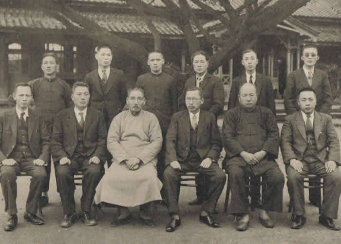 <strong><span style="color: #ff0000;">▲陳定國（前左四，1935年汐止公學校）在汐止公學校服務時的重要留影。（照片 / 姚添進）</span></strong><span style="color: #000000;">文 / 鄭維棕   照片 / 鄭維棕</span>https://www.youtube.com/watch?v=7rbd0UnwYqg<span style="color: #000000;">陳厝位於定國山上，於癸卯年春設立，門楣有「垂遠堂」題字，厝齡已經超過一百年。</span><span style="color: #000000;">陳厝的主人為陳瑞彩先生，癸卯年間，陳瑞彩在現今的鄉長里長江街的定國山麓興建大厝，從唐山運來建材，包括紅磚、檜木等，興建此棟輝煌、燦麗的古厝。陳厝有青玉色瓦燒漏空窗、鵝仔頭式馬背及用石塊舖砌的十多坪天井。</span><a href="https://iformosa.org/archives/1307/05%e9%99%b3%e5%ae%9a%e5%9c%8b%e5%8e%9d2%e6%a8%93%e5%85%a8%e5%9c%96" rel="attachment wp-att-19965"><img class="size-full wp-image-19965 alignnone" src="https://iformosa.org/wp-content/uploads/2016/08/05陳定國厝2樓全圖.jpg" alt="" width="640" height="433" /></a><strong><span style="color: #ff0000;">▲1992年攝影。（照片 / 鄭維棕）</span></strong><span style="color: #000000;">「垂遠堂」主人為陳瑞彩，他的兒子陳定國為第一任汐止街長，享譽地方，對地方貢獻甚多。陳定國除了曾任街長外，也曾擔任信用組合長、台灣高工銀行監察等要職。對地方貢獻最著名者，當在水源路興建第一座汐止水庫，解決汐止地方飲水問題最膾炙人口。</span><span style="color: #000000;">陳定國清光緒八年（1882年）出生於汐止街鄉長厝，光緒二十四年（1889年，明治三十一年）基隆國語傳習所甲科結業後就進入國語學校當實習，由於成績優異，也在光緒三十三年時（1907年）公學校訓導考試及格後，便在水返腳公學校擔任訓導。到了大正九年（1920年）台灣地方開始實施自治制度，陳定國變擔任了第一屆汐止街長，開始籌建許多地方的建設，包括興建汐止重要的飲用水水道頭、連接老街和大同路的水返腳橋，到了大正十五年（1926年，也是昭和元年），陳定國決定引退，並到高雄經營農產事業，在事業上有傑出的表現。</span><a href="https://iformosa.org/archives/1307/20220316_155341%e9%99%b3%e5%ae%9a%e5%9c%8b" rel="attachment wp-att-19966"><img class="aligncenter size-full wp-image-19966" src="https://iformosa.org/wp-content/uploads/2016/08/20220316_155341陳定國.jpg" alt="" width="1000" height="750" /></a><strong><span style="color: #ff0000;">▲陳定國古厝側面。（2022年3月，照片 / 鄭維棕）</span></strong><span style="color: #000000;">2023年3月19日，由汐止社區大學校長鄭維棕召集，在已有120年歷史的汐止第一任街長（鎮長）陳定國古厝垂遠堂，與其後代子孫陳澄聲董事長舉辦一場別開生面的古厝拓碑活動，陳澄聲表示，陳定國是汐止第一任街長，也在康誥坑溪興建水壩（水道頭）讓汐止居民從此有了健康飲用水，而定國山留下的垂遠堂古厝經歷120年的滄桑歲月，有些部分已經剝落傾頹，因此，希望透過此次與汐止社區大學的拓碑活動，能為這個珍貴古厝文化的資產推動保留與更新。</span><a href="https://iformosa.org/archives/1307/%e9%99%b3%e5%ae%9a%e5%9c%8b%e5%9e%82%e9%81%a0%e5%a0%822023-03-02-1" rel="attachment wp-att-19967"><img class="aligncenter size-full wp-image-19967" src="https://iformosa.org/wp-content/uploads/2016/08/陳定國垂遠堂2023-03-02-1.jpg" alt="" width="1000" height="563" /></a><strong><span style="color: #ff0000;">▲陳定國後代陳澄聲董事長（右）、高松根教授及鄭朝吉老師，由汐止文化網、汐止社大一起推動保存垂遠堂史蹟拓碑保存活動。（2023年3月，照片 / 鄭維棕）</span></strong><span style="color: #000000;">而拓印專家鄭朝吉老師現場解說</span><span style="color: #000000;">拓碑的意義與拓包製作示範，並拓印門聯及磚雕，鄭朝吉老師特別帶來許多拓印作品，也讓學生可以直接學習拓印的技巧。而左右石柱楹聯的拓印字「<strong><span style="color: #ff0000;">右：瑞麟隆里生兒玉，左：彩鳳鳴山出聖祥</span></strong>」，也正是記述垂遠堂雕磚120年的珍貴歷史文物，可以見證台灣社會政經發展歷史，百年來的中西文化交融，並透過許多工法可以看到先民如何就地取材建築住屋，以及傳統風水學的格局，這些包括中西文化交融的圓拱型細磨水泥仿石柱圓拱門、就地取材的建築楹聯石柱、壁磚雕磚、地磚、敷地石、檜木門窗及土角磚等工法，同時，垂遠堂的傳統建築風水也明顯看到太極、陰陽、左青龍右白虎、坐北朝南等文化。</span><span style="color: #000000;">高松根教授則表示，<strong><span style="color: #ff0000;">「瑞麟隆里生兒玉」這個石柱楹聯記載，主要是記錄總督兒玉太郎於1898年3月28日清晨抵基隆後進入水返腳（汐止），再由水返腳搭火車「南下台北」。這段珍貴的文字記載，可能顯示陳瑞彩當時可能迎送總督儀式代表的地方仕紳之一。</span></strong>因此，1903年垂遠堂落成時，陳瑞彩特別在大門上聯以「垂芒篆石刻」紀念此一盛事，它的意思是「總督能親臨我鄉里，是吉祥之兆也！」（<strong><span style="color: #ff0000;">「垂芒篆」據傳是東漢書法大家蔡邕入嵩山學書時，見石室內有八角垂芒之象創造之書體</span></strong>）</span><span style="color: #000000;">本次透過垂遠堂的「拓碑」活動，保存現場珍貴的文化。鄭朝吉老師也認為能夠擔任拓碑工作的人極其少數已經極為少數。更困難的是政府現在已經明訂古蹟碑文禁止拓印，嚴格的說，已經沒有碑可以拓印。包括草嶺古道〈虎字碑〉、〈雄鎮蠻煙碑〉未經申請都是禁止拓印。而不管是私人或政府的古蹟現在已經非常非常稀少，古蹟中能夠保存重要的拓碑史料，那更是少之又少。本次陳澄聲董事長願意將如此珍貴的垂遠堂珍貴文化資產，開放給汐止社大拓碑和推廣文化及教育之用，非常難能可貴，也是對台灣珍貴文化保存的重大貢獻與價值，值得我們敬佩。</span><a href="https://iformosa.org/archives/1307/%e9%99%b3%e5%ae%9a%e5%9c%8b%e5%ae%b6%e6%97%8f-2025-03-27" rel="attachment wp-att-19964"><img class="aligncenter size-full wp-image-19964" src="https://iformosa.org/wp-content/uploads/2016/08/陳定國家族-2025-03-27.jpg" alt="" width="862" height="1300" /></a><strong><span style="color: #ff0000;">▲陳定國家族。（製圖 / 高松根）</span></strong>