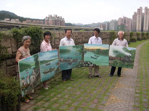 <strong><span style="color: #ff0000;">中正社區發展協會在傅玲玉(左二)及全體社區居民過去幾年的努力下，已經成為汐止與全台灣生態營造的社區典範。圖右一起為公所秘書林恆二、汐止文化網執行長鄭維棕、汐止市民代表陳燈貴。（中正社區發展協會）</span></strong>文 /鄭維棕   照片 / 中正社區發展協會提供<span style="font-size: 14pt;"><iframe src="https://www.youtube-nocookie.com/embed/V9B6LW28s-o?rel=0" width="640" height="360" frameborder="0"></iframe></span><strong><span style="color: #ff0000;">▲傅玲玉的汐止中正社區發展協會已經成為全國生態示範的模範社區</span></strong><span style="font-size: 14pt;">中正社區發展協會為汐止最早開發之商業區，靠牛稠頭碼頭、渡船頭接運貨物，各式優美典雅的建築物依基隆河而林立。現有汐止公園及位處低窪的三伯公綠地、民眾活動中心、市立圖書館、老人活動中心、消防隊、汐止國中等，基隆河整治後，堤後道路更可騰出帶狀空間規劃河岸公園。</span><a href="https://iformosa.org/archives/152/%e4%b8%ad%e6%ad%a3%e7%a4%be%e5%8d%80%e6%b7%b9%e6%b0%b4" rel="attachment wp-att-17095"><img class="size-full wp-image-17095 alignnone" src="https://iformosa.org/wp-content/uploads/2016/04/中正社區淹水.jpg" alt="" width="500" height="375" /></a><span style="font-size: 14pt;"><strong><span style="color: #ff0000;">▲2000年11月1日象神颱風淹水景象，汐止交流道與大同路口淹水情形。</span></strong></span><span style="font-size: 14pt;">幾年前河水不斷氾濫、土角厝倒塌復建困難，泰半以醜陋的鐵皮屋替代早期的文化建築物，因連續三年大淹水，凝聚了在地人愛家護鄉的情懷，全力投入環保工作。</span><span style="font-size: 14pt;">由於社區地域廣大，因此在美化家園工作中，現場採分點進行美化工作，並由鄰近區域民眾自行認養，達到持續改善目標。在初期推動成效獲得認同後，居民紛起效尤，均期待能夠自行栽植，或透過義工協助後參與認養工作。<a href="https://iformosa.org/archives/152/%e5%8f%b2%e8%b9%9f01" rel="attachment wp-att-17092"><img class="size-full wp-image-17092 alignnone" src="https://iformosa.org/wp-content/uploads/2016/04/史蹟01.jpg" alt="" width="500" height="375" /></a></span><strong><span style="color: #ff0000;">▲改造後的中正社區成為示範社區典範</span></strong><span style="font-size: 14pt;">水災中倒塌房舍及廢置空屋進行美化工作，以花卉及植栽整潔市容；定期掃街及清除小廣告；配合限用塑膠袋及禁用保利龍餐具辦理社區聯誼活動；進行回收廢油教作肥皂製作；落實資源回收工作參與踴躍，環保的推動及市容的改善讓汐止人重新尋回自信。</span><a href="https://iformosa.org/archives/152/ap_f23_20090812061052915" rel="attachment wp-att-17093"><img class="size-full wp-image-17093 alignnone" src="https://iformosa.org/wp-content/uploads/2016/04/ap_F23_20090812061052915.jpg" alt="" width="500" height="375" /></a><strong><span style="color: #ff0000;">▲社區營造後參訪的社區越來越多。</span></strong><span style="font-size: 14pt;">曾擔任理門里里長和社區發展協會理事長、總幹事的傅玲玉說道：「生活環境的好壞一定得靠每個人去維護」，社區的義工不過四、五十位，今天社區有些成果能夠呈現出來，是大家的參與、大家的努力，而居民們的在地情是成功的動力。」社區發展，是一種由下而上、全體動員的運動。營造好的社區家園，是社區全體居民共同承擔的共同責任。</span><a href="https://iformosa.org/archives/152/ap_f23_20090814102334827" rel="attachment wp-att-17094"><img class="size-full wp-image-17094 alignnone" src="https://iformosa.org/wp-content/uploads/2016/04/ap_F23_20090814102334827.jpg" alt="" width="500" height="375" /></a><strong><span style="color: #ff0000;">▲老街上的陳萬乞古厝</span></strong><span style="font-size: 14pt;">∣ 02-8692-3954∣ 汐止市中正社區發展協會∣新北市汐止市中正路285號</span>