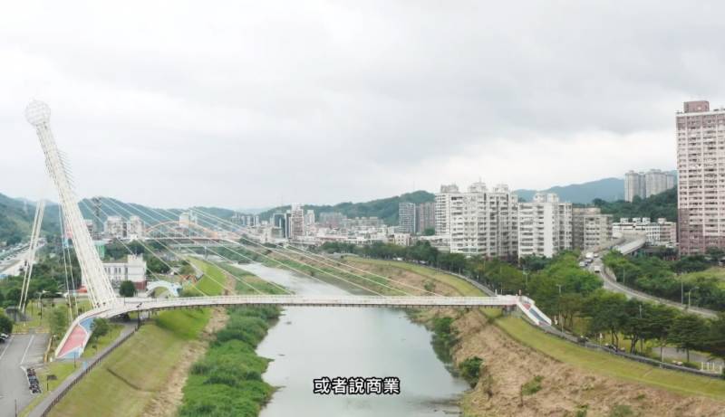 <span style="font-size: 14pt;">文 / 林中</span><span style="font-size: 14pt;">由新北市政府策劃的【環遊新北，走近29種生活】一系列新北市29區的特別介紹，並由天下製作執行，特別製作關於汐止的《北臺樞紐 看見新汐止》，汐止部分採訪汐止當地的文史工作者鄭維棕，簡介汐止的發展。</span><span style="font-size: 14pt;">過去汐止被稱為水返腳，潮汐所止之處流連水返腳，水路繁盛，如今汐止已經成為台北市的重要衛星城市，新汐止更是科技的重鎮，而基隆捷運確定興建，可以預見繁華的汐止，將成為北臺灣工商大城，同時，蛻變成為一個具備文化、科技發展的重要都市。</span><iframe style="border: none; overflow: hidden;" src="https://www.facebook.com/plugins/video.php?height=314&amp;href=https%3A%2F%2Fwww.facebook.com%2Fcwgroup%2Fvideos%2F1652528201760327%2F&amp;show_text=true&amp;width=560&amp;t=0" width="560" height="429" frameborder="0" scrolling="no" allowfullscreen="allowfullscreen"></iframe>