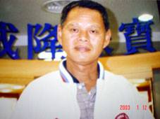 文、照片 / 鄭維棕<span style="font-size: 14pt;">老汐止人都知道，如果要買珠寶金飾的話，一定要到老街上的老成隆金飾店，這家屹立汐止八十年的老牌金飾店，不但是汐止地區最老的金飾店，也是汐止開風氣之先的老牌店面。</span><span style="font-size: 14pt;">　據老成隆的老闆張光雄表示，老成隆創位於大正八年，也就是西元一九一九年。日據時代的老街，工商業不如現在發達，開店之初，附近不過只有兩家雜貨店、兩家菜行（批發蔬果），店面不如現在熱鬧。而老成隆真正開創者是他的母親，由於張光雄的爺爺是一個打金師父，對於金飾相當內行，他的母親從小耳濡目染，對開金飾店相當有興趣，在一個機緣下，一手創辦老成隆。</span><span style="font-size: 14pt;">　張光雄則是在卅歲左右「繼承衣缽」，接手老成隆。他表示，民國六十年代，</span><span style="font-size: 14pt;">　在他剛接手時，台灣景氣變得相當好，許多人手中現鈔多，便轉向買黃金珠寶保值，結果，那時有些客人一出手就是幾公斤，讓他忙得沒有時間吃飯，成本也一下子就賺回來。中美斷交時，許多人拍賣手中一切，大肆搶購黃金，金價格一夕數變，一台錢從兩百元飆漲到三千六百元，那時也曾經風光一段時期。</span><span style="font-size: 14pt;">　經營八十年的老店，如今面對汐止的巨變，老成隆也在對角處又再開了第 二家連鎖店。張光雄表示，汐止現在的金飾店競爭激烈，目前已有十多家店面（忠孝東路二家、老街一帶四家、橫科二家、社后四家），因此，包括店面的經營(CIS)，都是決勝關鍵，老成隆雖然擁有八十年的歷史，面對市場越來越白熱化的競爭，用現代管理手法才能永續經營。</span>